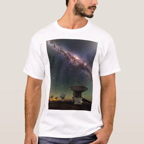 Tee shirt with an image of a Radio Telescope and the Milky Way above The Atacama Large Millimeter/submillimeter Array