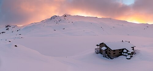 Picture of the day





Winter Angelus Hut with Angelus Lake behind it. In the clouds, no name peak (1860m) can be seen. Picture taken during the sunset. Nelson Lakes National Park, New Zealand
 #ImageOfTheDay