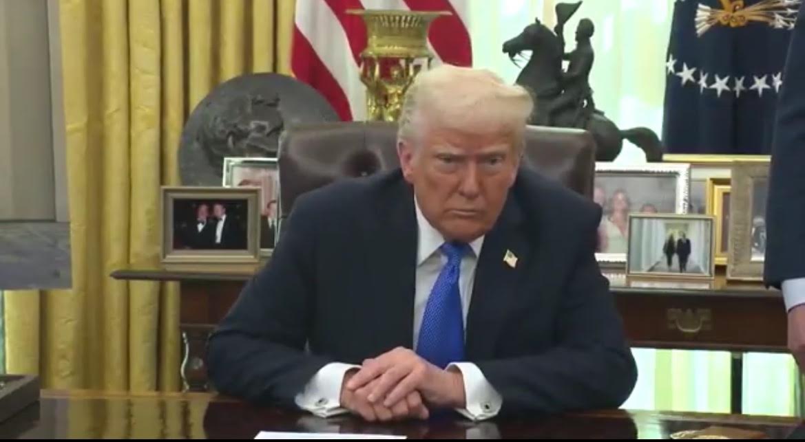 WATCH LIVE: President Trump Signs a Proclamation – 
President Trump will sign a proclamation in the Oval Office this afternoon and take questions from reporters.  The White House has not released any details on the proclamation he will sign. However, it could relate to the upcoming 24th anniversary of the attacks on September 11, 2001 this Thursday.
The post WATCH LIVE: President Trump Signs a Proclamation appeared first on The Gateway Pundit.