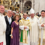 Seminarista a un paso del Sacerdocio con su Ordenacional Diaconal en Roma #Catholic - El Diacono Lucas Folan, seminarista de la Diocesis de Paterson en Nueva Jersey actualmente estudiando en Roma se refirió a su ordenación al diaconado el 2 de octubre, en compañía de otros 15 seminaristas de todas partes de EE.UU., como un “regalo del amor de Dios” que le ayudara a “acercar a otros a Dios”. La ordenación del Diacono Folan como diacono transitorio se celebró en el Altar de la Catedra de san Pedro, en la Basílica de san Pedro, en Roma. Esta marca el último paso antes de ser ordenado sacerdote diocesano el próximo año.
A sus 26 años el Diacono Folan, cuya parroquia es Notre Dame del Monte Carmelo en la sección de Cedar Knolls de Hanover Township, fue ordenado por Monseñor Joseph G. Hanefeldt de la Diocesis de Grand Island, Nebraska. Monseñor Sweeney, Obispo de la Diocesis de Paterson, fue uno de los concelebrantes, junto con otros sacerdotes de la diocesis. Monseñor Sweeney también revistió al Diacono Folan con su estola y dalmática durante el Rito de Ordenacion en la Misa, la cual se transmitió en vivo por EWTN.
El Diacono Folan acaba de comenzar su cuarto año de estudio teologales en el Pontificio Colegio Norteamericano, en Roma. Monseñor Sweeney participo en su ordenación como parte de una peregrinación diocesana a Roma y Asís de la cual estaba encargado con motivo del Año Jubilar de la Esperanza, el cual la Iglesia Universal está celebrando.
“Me siento en paz. Mi ordenación fue un regalo del amor de Dios. Estoy llamado a acercar a otros a Dios. Mis deberes como diacono incluyen la predicación. Sin embargo, mi ordenación se trata de transformar mi alma para que todo lo que yo haga se convierta en una actividad diaconal”, dijo el Diacon Folan. Añadió, “Estoy contento que Monseñor Sweeney pudiera participar en la Misa y me pudiera revestir”.

Para suscribirse a nuestro boletín electrónico semanal, haga click aquí.

El Diacon Folan viene de una familiar Irlandés-Hispana y habla español. Ha asistido en varias misas hispanas en algunas parroquias en las cuales ha servido durante sus asignaturas de verano, incluyendo Nuestra Señora del Monte Carmelo en Boonton, N.J., y nuestra Señora de las Victorias/Nuestra Señora de Lourdes, en Paterson, N.J. Su madre, Cristina Folan, es colombiana y sirve como Directora de Comunicaciones y Evangelización para la parroquia de Notre Dame.
Cristina Folan y su esposo Ken, acompañados de sus dos hijos, Mitchell y Teresa, estuvieron entre los 1,2000 amigos y miembros familiares de los 16 diáconos ordenados que asistieron a la misa de ordenación.
En los medios sociales, Monseñor Sweeney describió la misa de ordenación del Diacono Lucas en la Basílica de san Pedro “una experiencia hermosa, poderosa, y de mucha oración”.
“Dios bendiga a nuestro seminarista diocesano, el Diacono Lucas”, dijo Monseñor Sweeney.
Al día siguiente, 3 de octubre, Monseñor Sweeney fue el celebrante principal en la Misa de Acción de Gracias en Santa María la Mayor, en Roma, donde el Diacono Lucas predico por primera vez. En sus redes sociales, el Obispo público, “¡Hizo un gran trabajo!”.
El Diacono Folan ha servido en diferentes roles en el seminario de Roma. Durante su primer año académico, servía almuerzos una vez a la semana a los visitantes de un centro de refugiados localizado en una iglesia jesuita. Este año, tal y como el año pasado, es parte de un equipo de cinco personas que sirve como capellanía a los estudiantes de St. John University (Queens, N.Y.) que se encuentran cursando un semestre en Roma.
Antes de llegar a Roma en el 2023, el Diacono Folan termino sus estudios en filosofía y pre-teología en el Seminario de la Inmaculada Concepción en Seton Hall University, en South Orange.
El verano pasado, el Diacono Lucas sirvió en la Parroquia de Holy Spirit, en Pequannock, N.J. Durante su asignación de verano, se encargó de varias iniciativas pastorales, incluyendo un club de lectura y reflexiones espirituales.
El P. Cesar Jaramillo, actual párroco de Holy Spirit, concelebro la misa de ordenación del Diacono al igual que la Misa de Acción de Gracias, en la cual el Diacono Lucas predico por primera vez.
En redes sociales, el P. Jaramillo llamo la ordenación del Diacono Lucas “un alegre e importante paso en su camino al sacerdocio”. El sacerdote recordó su propia ordenación al diaconado hace nueve años bajo la cúpula de san Pedro. Dijo haber estado muy contento de poder representar a la comunidad parroquial y escolar de Holy Spirit y poder llevar el amor y las felicitaciones de todos sus parroquianos para con el Diacono Lucas.
“El Diacono Lucas ya tiene el corazón de Cristo Servidor y, a través de su predicación y servicio en el altar, continuara cultivando las virtudes necesarias para un ministerio fructífero”, dijo el P. Jaramillo. “Continuemos rezando por el Diacono Lucas y por sus compañeros de clase mientras se preparan para la ordenación al sacerdocio, y también oremos para que mas jóvenes contesten el llamado de Dios a dar sus vidas en servicio a Cristo y a Su Iglesia.”
El P. Cesar Jaramillo contribuyo en la redaccion de este articulo.
 [See image gallery at beaconnj.org]