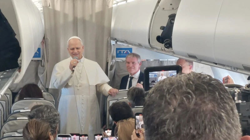 Pope Leo says Erdogan talks focused on Gaza and Ukraine, sees Turkish role in peace efforts – #Catholic –
Pope Leo XIV talks to reporters during his flight to Lebanon on Nov. 30, 2025. / Credit: Elias Turk/EWTN News
Beirut, Lebanon, Nov 30, 2025 / 10:15 am (CNA).
Pope Leo XIV said Sunday that he discussed both the Gaza war and the conflict in Ukraine directly with Turkish President Recep Tayyip Erdogan, saying that the two leaders found common ground on key points and that Ankara could play a significant role in new peace efforts.Leo told journalists on his flight from Turkey to Lebanon that Erdogan agrees with the Holy See’s long-standing support for a two-state solution to the Israel-Palestine conflict and could help advance emerging proposals aimed at ending the war in Ukraine.“We spoke about both situations,” the pope said. “The Holy See has publicly supported, for several years, the proposal of a two-state solution. Israel at this moment does not accept it, but we see it as the only solution that could bring an end to this conflict. We are also friends of Israel, and we try to be a mediating voice between both sides.”Pope Leo said Erdogan “agrees with this proposal” and stressed that Turkey “has an important role it could play,” both in Gaza and in efforts to ease the war in Ukraine. He noted that Turkey previously helped broker the Black Sea grain corridor, which allowed Ukraine to export food supplies safely through the war zone before the agreement collapsed in 2023. Now, he said, “there are concrete proposals for peace,” and Erdogan’s contacts with Kyiv, Moscow, and Washington could help advance “dialogue, a ceasefire, and a way to resolve this conflict.”The pope’s comments came at the midpoint of his apostolic journey to Turkey and Lebanon, a trip he has framed as an appeal for peace across a region marked by conflict, displacement, and deep political fractures.Looking back on his days in Turkey, Pope Leo said his meetings and liturgies were marked by a spirit of “simplicity and profundity,” noting especially Friday’s commemoration in Iznik for the 1,700th anniversary of the Council of Nicaea. He also celebrated Sunday morning’s Divine Liturgy with Ecumenical Patriarch Bartholomew I, considered first among equals among Eastern Orthodox bishops, calling it “a wonderful celebration.”He highlighted Turkey’s Christian minorities as a reminder that peaceful coexistence is possible even amid differences. At the same time, he acknowledged that Turkey has “experienced difficult moments in this regard throughout its history.”The Holy Father also disclosed ongoing ecumenical discussions about 2033, marking 2,000 years since the Redemption. Church leaders, he said, are considering a shared Christian gathering for the anniversary, possibly in Jerusalem.Shortly after speaking to reporters, Pope Leo landed in Beirut to begin the Lebanon leg of his journey, where he is expected to address the country’s political paralysis and encourage a population still recovering from war and economic collapse. Pope Leo says Erdogan talks focused on Gaza and Ukraine, sees Turkish role in peace efforts – #Catholic –
Pope Leo XIV talks to reporters during his flight to Lebanon on Nov. 30, 2025. / Credit: Elias Turk/EWTN News
Beirut, Lebanon, Nov 30, 2025 / 10:15 am (CNA).
Pope Leo XIV said Sunday that he discussed both the Gaza war and the conflict in Ukraine directly with Turkish President Recep Tayyip Erdogan, saying that the two leaders found common ground on key points and that Ankara could play a significant role in new peace efforts.Leo told journalists on his flight from Turkey to Lebanon that Erdogan agrees with the Holy See’s long-standing support for a two-state solution to the Israel-Palestine conflict and could help advance emerging proposals aimed at ending the war in Ukraine.“We spoke about both situations,” the pope said. “The Holy See has publicly supported, for several years, the proposal of a two-state solution. Israel at this moment does not accept it, but we see it as the only solution that could bring an end to this conflict. We are also friends of Israel, and we try to be a mediating voice between both sides.”Pope Leo said Erdogan “agrees with this proposal” and stressed that Turkey “has an important role it could play,” both in Gaza and in efforts to ease the war in Ukraine. He noted that Turkey previously helped broker the Black Sea grain corridor, which allowed Ukraine to export food supplies safely through the war zone before the agreement collapsed in 2023. Now, he said, “there are concrete proposals for peace,” and Erdogan’s contacts with Kyiv, Moscow, and Washington could help advance “dialogue, a ceasefire, and a way to resolve this conflict.”The pope’s comments came at the midpoint of his apostolic journey to Turkey and Lebanon, a trip he has framed as an appeal for peace across a region marked by conflict, displacement, and deep political fractures.Looking back on his days in Turkey, Pope Leo said his meetings and liturgies were marked by a spirit of “simplicity and profundity,” noting especially Friday’s commemoration in Iznik for the 1,700th anniversary of the Council of Nicaea. He also celebrated Sunday morning’s Divine Liturgy with Ecumenical Patriarch Bartholomew I, considered first among equals among Eastern Orthodox bishops, calling it “a wonderful celebration.”He highlighted Turkey’s Christian minorities as a reminder that peaceful coexistence is possible even amid differences. At the same time, he acknowledged that Turkey has “experienced difficult moments in this regard throughout its history.”The Holy Father also disclosed ongoing ecumenical discussions about 2033, marking 2,000 years since the Redemption. Church leaders, he said, are considering a shared Christian gathering for the anniversary, possibly in Jerusalem.Shortly after speaking to reporters, Pope Leo landed in Beirut to begin the Lebanon leg of his journey, where he is expected to address the country’s political paralysis and encourage a population still recovering from war and economic collapse.