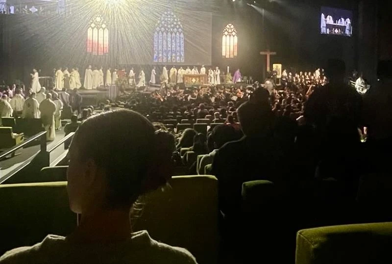 Pope Leo sends surprise video message to Australian Catholic youth festival #Catholic
Thousands of young pilgrims gather for the closing Mass of the Australian Catholic Youth Festival at the Melbourne Convention and Exhibition Centre on Tuesday, Dec. 2, 2025. / Credit: Theresa Wimmer
Washington, D.C. Newsroom, Dec 5, 2025 / 08:00 am (CNA).
Here is a roundup of Catholic world news from the past week that you might have missed:Pope Leo sends surprise video message to Australian Catholic youth festival Pope Leo XIV sent a surprise video message to thousands of young Catholics at the Australian Catholic Youth Festival on Nov. 30, urging them to turn to God, “especially through prayer and the sacraments. That’s where you’ll hear your Heavenly Father’s voice most clearly.”The papal message — played during the opening plenary at the Melbourne Convention and Exhibition Centre — drew cheers from young Catholics who gathered from around the country under the 2025 Jubilee theme “Pilgrims of Hope.” The three-day event, held Nov. 30–Dec. 2, opened with a five-kilometer (three-mile) pilgrimage walk from St. Patrick’s Cathedral. Participants accompanied the World Youth Day Cross and Icon through the city streets to the convention center.“Our lives find their ultimate purpose in becoming who God made us to be, by living out his will,” Leo said. He reminded pilgrims of the words of Pope Benedict XVI: “You are not the result of a random process. Each of you is willed, each of you is loved, each of you is necessary.”Holy See Permanent Observer Mission to U.N. calls for end of Ukraine war ‘right now’The Holy See’s Permanent Observer Mission to the U.N. called for the end of Russia’s military offensive in Ukraine immediately during a Dec. 3 emergency session. Monsignor Robert Murphy, chargé d’affaires, said the war in Ukraine must halt “not at some undefined moment in the future, but right now.” Murphy emphasized the need for both sides of the conflict to bring about the return of children to their families and urged all nations represented in the assembly interested in ending the war “to reject passivity and provide tangible support for any initiative that could lead to genuine negotiations and lasting peace.”Bishops praise ‘historic decision’ to end child marriage in west Pakistan provinceThe western province of Balochistan in Pakistan has passed a law criminalizing child marriages, eliciting praise from Catholic bishops in the region. The 2025 Law on the Restriction of Child Marriage in Balochistan penalizes adults who facilitate arranged marriages for minors under the age of 18, repealing a previous law that set the minimum age for girls to be married at 14 years old. Bishop Samson Shukardin, OFM, of Hyderabad and president of the Pakistan Bishops’ Conference, called the new law “a historic decision to protect children and an important step toward strengthening the rights of minors,” according to a Fides report on Monday. The bishop further expressed gratitude to lawmakers for passing the law, noting that “the Church promotes the fundamental rights of every human being, especially those of girls,” adding: “Early marriage deprives them of their education, their health, and their self-confidence.” Sri Lankan cardinal urges Catholics to join emergency response amid natural disasterCardinal Malcolm Ranjith is urging Catholics to join emergency response efforts across Sri Lanka as the country recovers from Cyclone Ditwah, the worst natural disaster in its history.“We request our priests, religious, brothers, sisters, and lay leaders to work together with all the societies and organizations to provide relief to the people who are helpless at this moment,” Ranjith said in a statement, according to UCA News. Bishop Jude N. Silva of the Diocese of Badulla, one of the “worst affected,” according to UCA, instructed all priests to cancel Masses and programs “until the situation improved.” Caritas Sri Lanka has led the emergency response, according to AsiaNews. European bishops talk Catholic-Muslim relations at three-day meeting on Nostra AetateThe Council of the Bishops’ Conferences of Europe discussed Catholic-Muslim dialogue at a three-day conference titled “Nostra Aetate, 60 Years On: Perspectives on Catholic-Muslim Dialogue.”The meeting took place in Augsburg, Germany, and included “over 30 participants, representatives of European Bishops’ Conferences, theologians, and witnesses from 20 European countries,” according to a press release from the council.In his keynote address, Cardinal Michael Louis Fitzgerald reflected on ways Nostra Aetate may frame encounters where interreligious dialogue takes place, the release said, noting that “the three days of the meeting were characterized by a wide-ranging exchange in the plenary conversations as well as beautiful liturgies celebrated in the churches of St. Moritz, St. Peter in Perlach, and the Basilica of Sts. Ulrich and Afra.” Capuchin Friars in Sumatra welcome those displaced by severe floodingCapuchin Friars in the Sibolga province of Indonesia welcomed those displaced by flooding in the country due to Cyclone Senyar, according to Fides. “The worst is over, but the emergency continues. Floods and landslides have swept away entire villages. Many people are homeless. Rescue teams are now trying to reach the displaced: for some it is possible, for others it is not, because the areas remain isolated,” said Provincial Superior of the Capuchin Friars in Sibolga Friar Yoseph Norbert Sinaga. The cyclone has affected 1.5 million people and displaced more than 570,000, according to the report.Archdiocese of Raipur, India, completes historic Eucharistic pilgrimage The Archdiocese of Raipur in India has concluded a historic Eucharistic yatra, or pilgrimage, covering 1,655 miles across 72 parishes. The Eucharistic yatra lasted 14 days, with pilgrims traveling through 19 civil districts of the Central Indian state of Chhattisgarh, stopping in each parish for an hour of Eucharistic adoration, according to a Catholic Connect report. Participants in the yatra used a vehicle that was converted into a mobile chapel donated by the Mid India Province of the SCSC Sisters. Pope Leo sends surprise video message to Australian Catholic youth festival #Catholic
Thousands of young pilgrims gather for the closing Mass of the Australian Catholic Youth Festival at the Melbourne Convention and Exhibition Centre on Tuesday, Dec. 2, 2025. / Credit: Theresa Wimmer
Washington, D.C. Newsroom, Dec 5, 2025 / 08:00 am (CNA).
Here is a roundup of Catholic world news from the past week that you might have missed:Pope Leo sends surprise video message to Australian Catholic youth festival Pope Leo XIV sent a surprise video message to thousands of young Catholics at the Australian Catholic Youth Festival on Nov. 30, urging them to turn to God, “especially through prayer and the sacraments. That’s where you’ll hear your Heavenly Father’s voice most clearly.”The papal message — played during the opening plenary at the Melbourne Convention and Exhibition Centre — drew cheers from young Catholics who gathered from around the country under the 2025 Jubilee theme “Pilgrims of Hope.” The three-day event, held Nov. 30–Dec. 2, opened with a five-kilometer (three-mile) pilgrimage walk from St. Patrick’s Cathedral. Participants accompanied the World Youth Day Cross and Icon through the city streets to the convention center.“Our lives find their ultimate purpose in becoming who God made us to be, by living out his will,” Leo said. He reminded pilgrims of the words of Pope Benedict XVI: “You are not the result of a random process. Each of you is willed, each of you is loved, each of you is necessary.”Holy See Permanent Observer Mission to U.N. calls for end of Ukraine war ‘right now’The Holy See’s Permanent Observer Mission to the U.N. called for the end of Russia’s military offensive in Ukraine immediately during a Dec. 3 emergency session. Monsignor Robert Murphy, chargé d’affaires, said the war in Ukraine must halt “not at some undefined moment in the future, but right now.” Murphy emphasized the need for both sides of the conflict to bring about the return of children to their families and urged all nations represented in the assembly interested in ending the war “to reject passivity and provide tangible support for any initiative that could lead to genuine negotiations and lasting peace.”Bishops praise ‘historic decision’ to end child marriage in west Pakistan provinceThe western province of Balochistan in Pakistan has passed a law criminalizing child marriages, eliciting praise from Catholic bishops in the region. The 2025 Law on the Restriction of Child Marriage in Balochistan penalizes adults who facilitate arranged marriages for minors under the age of 18, repealing a previous law that set the minimum age for girls to be married at 14 years old. Bishop Samson Shukardin, OFM, of Hyderabad and president of the Pakistan Bishops’ Conference, called the new law “a historic decision to protect children and an important step toward strengthening the rights of minors,” according to a Fides report on Monday. The bishop further expressed gratitude to lawmakers for passing the law, noting that “the Church promotes the fundamental rights of every human being, especially those of girls,” adding: “Early marriage deprives them of their education, their health, and their self-confidence.” Sri Lankan cardinal urges Catholics to join emergency response amid natural disasterCardinal Malcolm Ranjith is urging Catholics to join emergency response efforts across Sri Lanka as the country recovers from Cyclone Ditwah, the worst natural disaster in its history.“We request our priests, religious, brothers, sisters, and lay leaders to work together with all the societies and organizations to provide relief to the people who are helpless at this moment,” Ranjith said in a statement, according to UCA News. Bishop Jude N. Silva of the Diocese of Badulla, one of the “worst affected,” according to UCA, instructed all priests to cancel Masses and programs “until the situation improved.” Caritas Sri Lanka has led the emergency response, according to AsiaNews. European bishops talk Catholic-Muslim relations at three-day meeting on Nostra AetateThe Council of the Bishops’ Conferences of Europe discussed Catholic-Muslim dialogue at a three-day conference titled “Nostra Aetate, 60 Years On: Perspectives on Catholic-Muslim Dialogue.”The meeting took place in Augsburg, Germany, and included “over 30 participants, representatives of European Bishops’ Conferences, theologians, and witnesses from 20 European countries,” according to a press release from the council.In his keynote address, Cardinal Michael Louis Fitzgerald reflected on ways Nostra Aetate may frame encounters where interreligious dialogue takes place, the release said, noting that “the three days of the meeting were characterized by a wide-ranging exchange in the plenary conversations as well as beautiful liturgies celebrated in the churches of St. Moritz, St. Peter in Perlach, and the Basilica of Sts. Ulrich and Afra.” Capuchin Friars in Sumatra welcome those displaced by severe floodingCapuchin Friars in the Sibolga province of Indonesia welcomed those displaced by flooding in the country due to Cyclone Senyar, according to Fides. “The worst is over, but the emergency continues. Floods and landslides have swept away entire villages. Many people are homeless. Rescue teams are now trying to reach the displaced: for some it is possible, for others it is not, because the areas remain isolated,” said Provincial Superior of the Capuchin Friars in Sibolga Friar Yoseph Norbert Sinaga. The cyclone has affected 1.5 million people and displaced more than 570,000, according to the report.Archdiocese of Raipur, India, completes historic Eucharistic pilgrimage The Archdiocese of Raipur in India has concluded a historic Eucharistic yatra, or pilgrimage, covering 1,655 miles across 72 parishes. The Eucharistic yatra lasted 14 days, with pilgrims traveling through 19 civil districts of the Central Indian state of Chhattisgarh, stopping in each parish for an hour of Eucharistic adoration, according to a Catholic Connect report. Participants in the yatra used a vehicle that was converted into a mobile chapel donated by the Mid India Province of the SCSC Sisters.