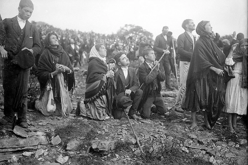 How the ‘Miracle of the Sun’ in Fátima helped to end an atheist regime – #Catholic –
Crowds look at the Miracle of the Sun that occurred during the Our Lady of Fátima apparitions in 1917. / Credit: Public domain
CNA Staff, Oct 13, 2025 / 04:00 am (CNA).
Oct. 13, 1917, marked the last Marian apparition in Fátima and the day on which thousands of people bore witness to the miracle of the dancing sun — a miracle that shattered the prevalent belief at the time that God was no longer relevant.Marco Daniel Duarte, a theologian and director of the Fátima Shrine museums, shared with CNA the impact that the miracle of the sun made during those days in Portugal.If one were to open philosophy books during that period, he or she would likely read something akin to the concept conceived by German philosopher Friedrich Nietzsche, who boldly asserted in the late 1800s that “God is dead.”Also, in 1917 Portugal, the majority of the world was embroiled in war. As World War I raged throughout Europe, Portugal found itself unable to maintain its initial neutrality and joined forces with the Allies. More than 220,000 Portuguese civilians died during the war, thousands due to food shortages and thousands more from the Spanish flu.A few years before, a revolution had led to the establishment of the First Portuguese Republic in 1910 and a new liberal constitution was drafted under the influence of Freemasonry, which sought to suppress the faith from public life. Catholic churches and schools were seized by the government, and the wearing of clerics in public, the ringing of church bells, and the celebration of public religious festivals were banned. Between 1911 and 1916, nearly 2,000 priests, monks, and nuns were killed by anti-Christian groups.This was the backdrop against which, in 1917, a lady believed to be the Virgin Mary appeared to three shepherd children — Lucia dos Santos, 10, and her cousins Francisco and Jacinta Marto, 9 and 7 — in a field in Fátima, Portugal, bringing with her requests for the recitation of the rosary, for sacrifices on behalf of sinners, and a secret regarding the fate of the world.To prove that the apparitions were true, the lady promised the children that during the last of her six appearances, she would provide a sign so people would believe in the apparitions and in her message. What happened on that day — Oct. 13, 1917 — has come to be known as the “Miracle of the Sun,” or “the day the sun danced.”According to various accounts, a crowd of some 70,000 people — believers and skeptics alike —gathered to see the miracle that was promised: The rainy sky cleared up, the clouds dispersed, and the ground, which had been wet and muddy from the rain, dried up. A transparent veil came over the sun, making it easy to look at, and multicolored lights were strewn across the landscape. The sun then began to spin, twirling in the sky, and at one point appeared to veer toward the earth before jumping back to its place in the sky.The stunning event was a direct and very convincing contradiction to the atheistic regimes at the time, which is evidenced by the fact that the first newspaper to report on the miracle on a full front page was an anti-Catholic, Masonic newspaper in Lisbon called O Seculo.The miracle of the sun was understood by the people to be “the seal, the guarantee, that in fact those three children were telling the truth,” Duarte said.Even today, “Fátima makes people change their perception of God,” since “one of the most important messages of the apparitions is that even if someone has separated from God, God is present in human history and doesn’t abandon humanity.”This story was first published on CNA on Oct. 12, 2017, and has been updated. How the ‘Miracle of the Sun’ in Fátima helped to end an atheist regime – #Catholic –
Crowds look at the Miracle of the Sun that occurred during the Our Lady of Fátima apparitions in 1917. / Credit: Public domain
CNA Staff, Oct 13, 2025 / 04:00 am (CNA).
Oct. 13, 1917, marked the last Marian apparition in Fátima and the day on which thousands of people bore witness to the miracle of the dancing sun — a miracle that shattered the prevalent belief at the time that God was no longer relevant.Marco Daniel Duarte, a theologian and director of the Fátima Shrine museums, shared with CNA the impact that the miracle of the sun made during those days in Portugal.If one were to open philosophy books during that period, he or she would likely read something akin to the concept conceived by German philosopher Friedrich Nietzsche, who boldly asserted in the late 1800s that “God is dead.”Also, in 1917 Portugal, the majority of the world was embroiled in war. As World War I raged throughout Europe, Portugal found itself unable to maintain its initial neutrality and joined forces with the Allies. More than 220,000 Portuguese civilians died during the war, thousands due to food shortages and thousands more from the Spanish flu.A few years before, a revolution had led to the establishment of the First Portuguese Republic in 1910 and a new liberal constitution was drafted under the influence of Freemasonry, which sought to suppress the faith from public life. Catholic churches and schools were seized by the government, and the wearing of clerics in public, the ringing of church bells, and the celebration of public religious festivals were banned. Between 1911 and 1916, nearly 2,000 priests, monks, and nuns were killed by anti-Christian groups.This was the backdrop against which, in 1917, a lady believed to be the Virgin Mary appeared to three shepherd children — Lucia dos Santos, 10, and her cousins Francisco and Jacinta Marto, 9 and 7 — in a field in Fátima, Portugal, bringing with her requests for the recitation of the rosary, for sacrifices on behalf of sinners, and a secret regarding the fate of the world.To prove that the apparitions were true, the lady promised the children that during the last of her six appearances, she would provide a sign so people would believe in the apparitions and in her message. What happened on that day — Oct. 13, 1917 — has come to be known as the “Miracle of the Sun,” or “the day the sun danced.”According to various accounts, a crowd of some 70,000 people — believers and skeptics alike —gathered to see the miracle that was promised: The rainy sky cleared up, the clouds dispersed, and the ground, which had been wet and muddy from the rain, dried up. A transparent veil came over the sun, making it easy to look at, and multicolored lights were strewn across the landscape. The sun then began to spin, twirling in the sky, and at one point appeared to veer toward the earth before jumping back to its place in the sky.The stunning event was a direct and very convincing contradiction to the atheistic regimes at the time, which is evidenced by the fact that the first newspaper to report on the miracle on a full front page was an anti-Catholic, Masonic newspaper in Lisbon called O Seculo.The miracle of the sun was understood by the people to be “the seal, the guarantee, that in fact those three children were telling the truth,” Duarte said.Even today, “Fátima makes people change their perception of God,” since “one of the most important messages of the apparitions is that even if someone has separated from God, God is present in human history and doesn’t abandon humanity.”This story was first published on CNA on Oct. 12, 2017, and has been updated.