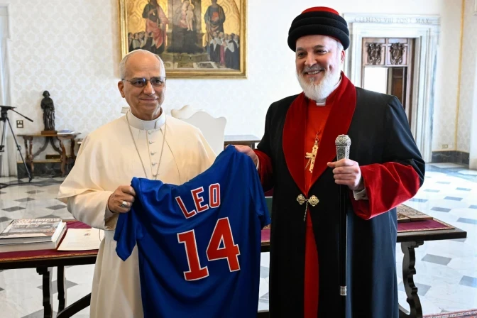 Mar Awa III gives Pope Leo XIV a Chicago Cubs jersey, rivals of the pope’s White Sox – #Catholic –
Mar Awa III presents a Chicago Cubs jersey to Pope Leo XIV on Oct. 27, 2025. / Credit: Vatican Media
ACI Prensa Staff, Oct 29, 2025 / 16:29 pm (CNA).
His Holiness Mar Awa III, Catholicos-patriarch of the Assyrian Church of the East, traveled to Rome this week to participate in a ceremony commemorating the 60th anniversary of Nostra Aetate, the Church’s declaration on building relations with non-Christian religions.During his stay in the Eternal City, Mar Awa III, born David Royel to Assyrian immigrant parents, met Oct. 27 with Pope Leo XIV in a private audience. The two share the same hometown of Chicago.During the meeting, the pope urged the two churches to seek “full communion,” proposing synodality as the path to achieving it.However, it seems that this communion does not extend to the realm of sports.The leader of the Assyrian Church is a fan of the Chicago Cubs, while the Roman pontiff supports their eternal rivals, the White Sox.In his luggage, Mar Awa III made sure to include a Cubs jersey, which he presented to Pope Leo XIV as a gift at the end of his audience at the Vatican.During the gift exchange, the Cubs fan wore a satisfied smile, while the Holy Father, with an expression of resignation, held up the dark blue jersey with the name “Leo” and the number 14 printed in red. Mar Awa III posted a photo of the moment on his Instagram profile, where he wrote: “During the exchange of gifts, I presented the pope with a customized Cubs jersey and hat (in honor of all our North Side Chicagoans). Needless to say, the pope loved the gift,“ he recounted with evident irony.null Pope Leo XIV has demonstrated his love for baseball on several occasions. During one of his usual tours through St. Peter’s Square in the popemobile before a general audience, he surprised onlookers by spontaneously joining a group of pilgrims in chanting “White Sox!”, making it clear which team he supports.Chicago’s North Side Cubs have annually played the city’s South Side White Sox in the interleague “Crosstown Classic.” As of July of this year, the Cubs have an all-time edge of 77-75 over the White Sox since the series began, Yahoo News reported.This story was first published by ACI Prensa, CNA’s Spanish-language news partner. It has been translated and adapted by CNA. Mar Awa III gives Pope Leo XIV a Chicago Cubs jersey, rivals of the pope’s White Sox – #Catholic –
Mar Awa III presents a Chicago Cubs jersey to Pope Leo XIV on Oct. 27, 2025. / Credit: Vatican Media
ACI Prensa Staff, Oct 29, 2025 / 16:29 pm (CNA).
His Holiness Mar Awa III, Catholicos-patriarch of the Assyrian Church of the East, traveled to Rome this week to participate in a ceremony commemorating the 60th anniversary of Nostra Aetate, the Church’s declaration on building relations with non-Christian religions.During his stay in the Eternal City, Mar Awa III, born David Royel to Assyrian immigrant parents, met Oct. 27 with Pope Leo XIV in a private audience. The two share the same hometown of Chicago.During the meeting, the pope urged the two churches to seek “full communion,” proposing synodality as the path to achieving it.However, it seems that this communion does not extend to the realm of sports.The leader of the Assyrian Church is a fan of the Chicago Cubs, while the Roman pontiff supports their eternal rivals, the White Sox.In his luggage, Mar Awa III made sure to include a Cubs jersey, which he presented to Pope Leo XIV as a gift at the end of his audience at the Vatican.During the gift exchange, the Cubs fan wore a satisfied smile, while the Holy Father, with an expression of resignation, held up the dark blue jersey with the name “Leo” and the number 14 printed in red. Mar Awa III posted a photo of the moment on his Instagram profile, where he wrote: “During the exchange of gifts, I presented the pope with a customized Cubs jersey and hat (in honor of all our North Side Chicagoans). Needless to say, the pope loved the gift,“ he recounted with evident irony.null Pope Leo XIV has demonstrated his love for baseball on several occasions. During one of his usual tours through St. Peter’s Square in the popemobile before a general audience, he surprised onlookers by spontaneously joining a group of pilgrims in chanting “White Sox!”, making it clear which team he supports.Chicago’s North Side Cubs have annually played the city’s South Side White Sox in the interleague “Crosstown Classic.” As of July of this year, the Cubs have an all-time edge of 77-75 over the White Sox since the series began, Yahoo News reported.This story was first published by ACI Prensa, CNA’s Spanish-language news partner. It has been translated and adapted by CNA.