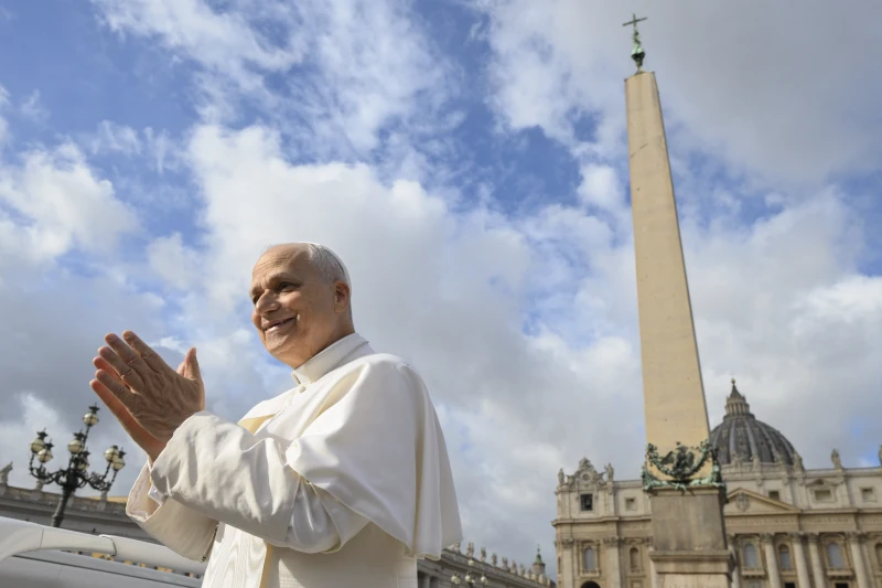Pope Leo XIV gives advice for living with hope in a ‘troubled era’ – #Catholic –
Pope Leo XIV claps with pilgrims during an audience for the Jubilee of Hope in St. Peter's Square on Oct. 25, 2025. / Credit: Vatican Media.
Vatican City, Oct 25, 2025 / 13:00 pm (CNA).
Pope Leo XIV on Saturday said the key to living in a difficult time, when the Church’s teachings are often challenged, is to embrace the hope that is “not knowing.” “As pilgrims of hope, we must view our troubled times in the light of the resurrection,” the pope said in an audience with jubilee pilgrims in St. Peter’s Square Oct. 25.Leo brought attention to Nicholas of Cusa — a Catholic cardinal and theologian from Germany, who lived in the 15th century — as a model for how to live one’s faith “during a turbulent era that involved serious spiritual divisions.”The pope described Nicholas of Cusa as “a great thinker and servant of unity” who “can teach us that hoping is also ‘not knowing.’”“As St. Paul writes, ‘How can one hope for what one already sees?’” Leo said. “Nicholas of Cusa could not see the unity of the Church, shaken by opposing currents and divided between East and West. He could not see peace in the world and among religions, at a time when Christianity felt threatened from outside.”But instead of living in fear like many of his contemporaries, Nicholas chose to associate with those who had hope, the pontiff explained.Nicholas, Leo said, “understood that there are opposites to be held together, that God is a mystery in which what is in tension finds unity. Nicholas knew that he did not know, and so he understood reality better and better. What a great gift for the Church! What a call to renewal of the heart! Here are his teachings: make space, hold opposites together, hope for what is not yet seen.”Pope Leo said the Church is experiencing the same thing today: questions challenging the Church’s teaching, from young people, from the poor, from women, from those without a voice or who are different from the majority.“We are in a blessed time: so many questions!” he said. “The Church becomes an expert in humanity if it walks with humanity and has the echo of its questions in its heart.”“To hope is not to know,” Leo underlined. “We do not already have the answers to all the questions. But we have Jesus. We follow Jesus. And so we hope for what we do not yet see.” Pope Leo XIV gives advice for living with hope in a ‘troubled era’ – #Catholic –
Pope Leo XIV claps with pilgrims during an audience for the Jubilee of Hope in St. Peter's Square on Oct. 25, 2025. / Credit: Vatican Media.
Vatican City, Oct 25, 2025 / 13:00 pm (CNA).
Pope Leo XIV on Saturday said the key to living in a difficult time, when the Church’s teachings are often challenged, is to embrace the hope that is “not knowing.” “As pilgrims of hope, we must view our troubled times in the light of the resurrection,” the pope said in an audience with jubilee pilgrims in St. Peter’s Square Oct. 25.Leo brought attention to Nicholas of Cusa — a Catholic cardinal and theologian from Germany, who lived in the 15th century — as a model for how to live one’s faith “during a turbulent era that involved serious spiritual divisions.”The pope described Nicholas of Cusa as “a great thinker and servant of unity” who “can teach us that hoping is also ‘not knowing.’”“As St. Paul writes, ‘How can one hope for what one already sees?’” Leo said. “Nicholas of Cusa could not see the unity of the Church, shaken by opposing currents and divided between East and West. He could not see peace in the world and among religions, at a time when Christianity felt threatened from outside.”But instead of living in fear like many of his contemporaries, Nicholas chose to associate with those who had hope, the pontiff explained.Nicholas, Leo said, “understood that there are opposites to be held together, that God is a mystery in which what is in tension finds unity. Nicholas knew that he did not know, and so he understood reality better and better. What a great gift for the Church! What a call to renewal of the heart! Here are his teachings: make space, hold opposites together, hope for what is not yet seen.”Pope Leo said the Church is experiencing the same thing today: questions challenging the Church’s teaching, from young people, from the poor, from women, from those without a voice or who are different from the majority.“We are in a blessed time: so many questions!” he said. “The Church becomes an expert in humanity if it walks with humanity and has the echo of its questions in its heart.”“To hope is not to know,” Leo underlined. “We do not already have the answers to all the questions. But we have Jesus. We follow Jesus. And so we hope for what we do not yet see.”