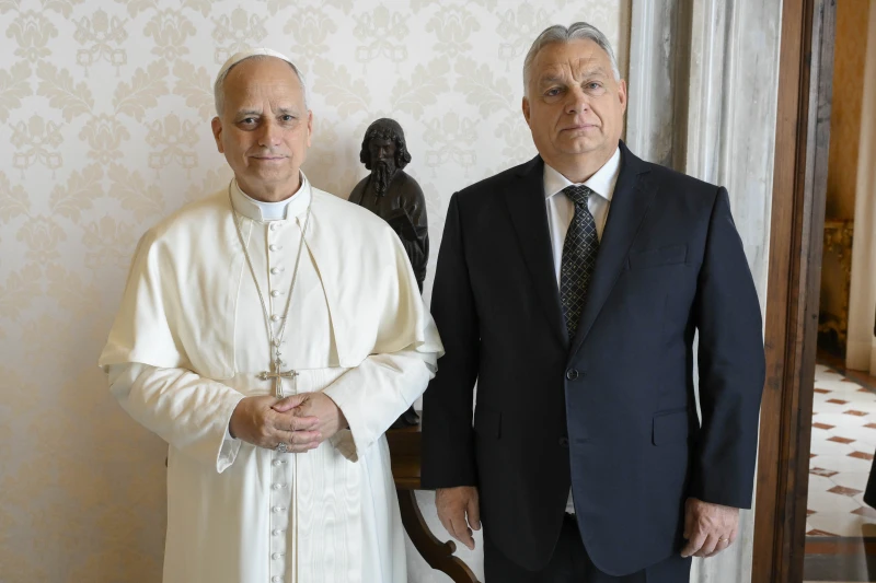 Pope Leo XIV meets with Viktor Orbán at the Vatican – #Catholic –
Pope Leo XIV meets with Hungarian Prime Minister Viktor Orbán on Oct. 27, 2025, at the Vatican. / Credit: Vatican Media
Vatican City, Oct 27, 2025 / 17:49 pm (CNA).
In separate audiences on Monday, Pope Leo XIV received two political leaders with very different views on the migration issue. In the morning, he met with Hungarian Prime Minister Viktor Orbán, and in the afternoon he met with Magnus Brunner, European Union Commissioner for Home Affairs and Migration.Orbán maintains a restrictionist stance on migration and has repeatedly criticized the migrant redistribution policies promoted by the European Union. For his part, Brunner defends a common migration policy and supports the implementation of the European Pact on Migration and Asylum, an agreement the Hungarian leader firmly rejects.Orbán arrived promptly at 9 a.m. at the Courtyard of San Damaso in the Apostolic Palace for his first official meeting with the Holy Father. He later met with Cardinal Pietro Parolin, secretary of state of the Holy See, and Archbishop Paul Richard Gallagher, secretary for relations with states and international organizations.The Vatican did not provide details on the content of the private audience with the pope nor did it specify whether the migration issue was among the topics discussed. For his part, the Hungarian prime minister stated on his X account that he requested the pope’s support in his country’s efforts for peace.During the meeting at the Secretariat of State, the strong bilateral relations and appreciation for the Catholic Church’s commitment to promoting social development and the well-being of the Hungarian community were highlighted.According to the Vatican, special attention was paid to the role of the family and the formation and future of young people as well as the importance of protecting the most vulnerable Christian communities.The discussions also addressed European issues, especially the conflict in Ukraine and the situation in the Middle East.Last Thursday, during his meeting with delegates from popular movements, Pope Leo XIV defended each state’s right and duty to protect its borders, which he said must be balanced with “the moral obligation to provide refuge” and warned against “inhumane” measures that treat migrants as if they were “garbage.”This story was first published by ACI Prensa, CNA’s Spanish-language news partner. It has been translated and adapted by CNA. Pope Leo XIV meets with Viktor Orbán at the Vatican – #Catholic –
Pope Leo XIV meets with Hungarian Prime Minister Viktor Orbán on Oct. 27, 2025, at the Vatican. / Credit: Vatican Media
Vatican City, Oct 27, 2025 / 17:49 pm (CNA).
In separate audiences on Monday, Pope Leo XIV received two political leaders with very different views on the migration issue. In the morning, he met with Hungarian Prime Minister Viktor Orbán, and in the afternoon he met with Magnus Brunner, European Union Commissioner for Home Affairs and Migration.Orbán maintains a restrictionist stance on migration and has repeatedly criticized the migrant redistribution policies promoted by the European Union. For his part, Brunner defends a common migration policy and supports the implementation of the European Pact on Migration and Asylum, an agreement the Hungarian leader firmly rejects.Orbán arrived promptly at 9 a.m. at the Courtyard of San Damaso in the Apostolic Palace for his first official meeting with the Holy Father. He later met with Cardinal Pietro Parolin, secretary of state of the Holy See, and Archbishop Paul Richard Gallagher, secretary for relations with states and international organizations.The Vatican did not provide details on the content of the private audience with the pope nor did it specify whether the migration issue was among the topics discussed. For his part, the Hungarian prime minister stated on his X account that he requested the pope’s support in his country’s efforts for peace.During the meeting at the Secretariat of State, the strong bilateral relations and appreciation for the Catholic Church’s commitment to promoting social development and the well-being of the Hungarian community were highlighted.According to the Vatican, special attention was paid to the role of the family and the formation and future of young people as well as the importance of protecting the most vulnerable Christian communities.The discussions also addressed European issues, especially the conflict in Ukraine and the situation in the Middle East.Last Thursday, during his meeting with delegates from popular movements, Pope Leo XIV defended each state’s right and duty to protect its borders, which he said must be balanced with “the moral obligation to provide refuge” and warned against “inhumane” measures that treat migrants as if they were “garbage.”This story was first published by ACI Prensa, CNA’s Spanish-language news partner. It has been translated and adapted by CNA.