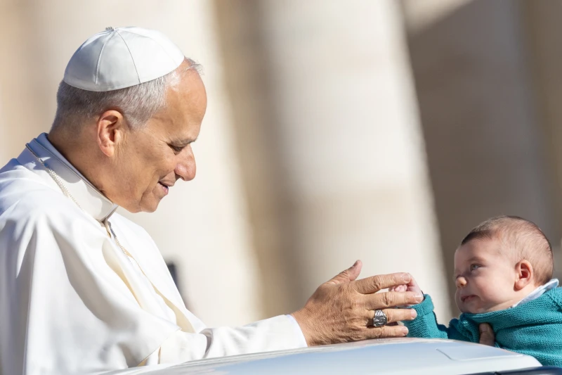 Pope Leo XIV sends antibiotics to children in Gaza – #Catholic –
Pope Leo XIV greets a baby at his general audience in St. Peter's Square at the Vatican, Wednesday, Oct. 8, 2025. / Credit: Daniel Ibáñez/CNA
Vatican City, Oct 14, 2025 / 08:41 am (CNA).
Pope Leo XIV has sent 5,000 doses of antibiotics to the Gaza Strip in a humanitarian gesture aimed primarily at children and made possible by the recent reopening of key border crossings allowing the entry of aid.According to Vatican News, the shipment of the medicines began this week, following the ceasefire and the start of the first phase of U.S. President Donald Trump’s peace deal.Israel is allowing the entry of up to 600 aid trucks per day, operated by the United Nations and authorized by international organizations, private sector actors, and donor countries. On Oct. 12, more than 170 trucks loaded with humanitarian aid crossed into Gaza, according to the United Nations Relief and Works Agency for Palestine Refugees in the Near East (UNRWA).The shipment of antibiotics to Gaza was coordinated by the Office of the Papal Almoner, the Vatican dicastery charged with carrying out charitable works for the poor and those in need on behalf of the pope, and led by Cardinal Konrad Krajewski.“We are putting into practice the words of the apostolic exhortation Dilexi Te, dedicated to the poor,” Krajewski explained to Vatican News. “It is necessary to act, to pay attention to those in need.”Infant formula delivered to GazaCaritas Jerusalem has become one of the first humanitarian organizations to respond to the ceasefire in Gaza, quickly mobilizing to address the urgent needs of families and children throughout the Gaza Strip.Following the ceasefire, Caritas Jerusalem deployed its medical teams to deliver 10,000 bottles of infant formula to families with newborns and young children who had been deprived of basic nutrition during the months of conflict.The distribution was carried out through Caritas’ network of medical centers in Gaza, ensuring that the aid reached the most vulnerable communities quickly and safely, the Catholic organization reported.This story was first published by ACI Prensa, CNA’s Spanish-language news partner. It has been translated and adapted by CNA. Pope Leo XIV sends antibiotics to children in Gaza – #Catholic –
Pope Leo XIV greets a baby at his general audience in St. Peter's Square at the Vatican, Wednesday, Oct. 8, 2025. / Credit: Daniel Ibáñez/CNA
Vatican City, Oct 14, 2025 / 08:41 am (CNA).
Pope Leo XIV has sent 5,000 doses of antibiotics to the Gaza Strip in a humanitarian gesture aimed primarily at children and made possible by the recent reopening of key border crossings allowing the entry of aid.According to Vatican News, the shipment of the medicines began this week, following the ceasefire and the start of the first phase of U.S. President Donald Trump’s peace deal.Israel is allowing the entry of up to 600 aid trucks per day, operated by the United Nations and authorized by international organizations, private sector actors, and donor countries. On Oct. 12, more than 170 trucks loaded with humanitarian aid crossed into Gaza, according to the United Nations Relief and Works Agency for Palestine Refugees in the Near East (UNRWA).The shipment of antibiotics to Gaza was coordinated by the Office of the Papal Almoner, the Vatican dicastery charged with carrying out charitable works for the poor and those in need on behalf of the pope, and led by Cardinal Konrad Krajewski.“We are putting into practice the words of the apostolic exhortation Dilexi Te, dedicated to the poor,” Krajewski explained to Vatican News. “It is necessary to act, to pay attention to those in need.”Infant formula delivered to GazaCaritas Jerusalem has become one of the first humanitarian organizations to respond to the ceasefire in Gaza, quickly mobilizing to address the urgent needs of families and children throughout the Gaza Strip.Following the ceasefire, Caritas Jerusalem deployed its medical teams to deliver 10,000 bottles of infant formula to families with newborns and young children who had been deprived of basic nutrition during the months of conflict.The distribution was carried out through Caritas’ network of medical centers in Gaza, ensuring that the aid reached the most vulnerable communities quickly and safely, the Catholic organization reported.This story was first published by ACI Prensa, CNA’s Spanish-language news partner. It has been translated and adapted by CNA.
