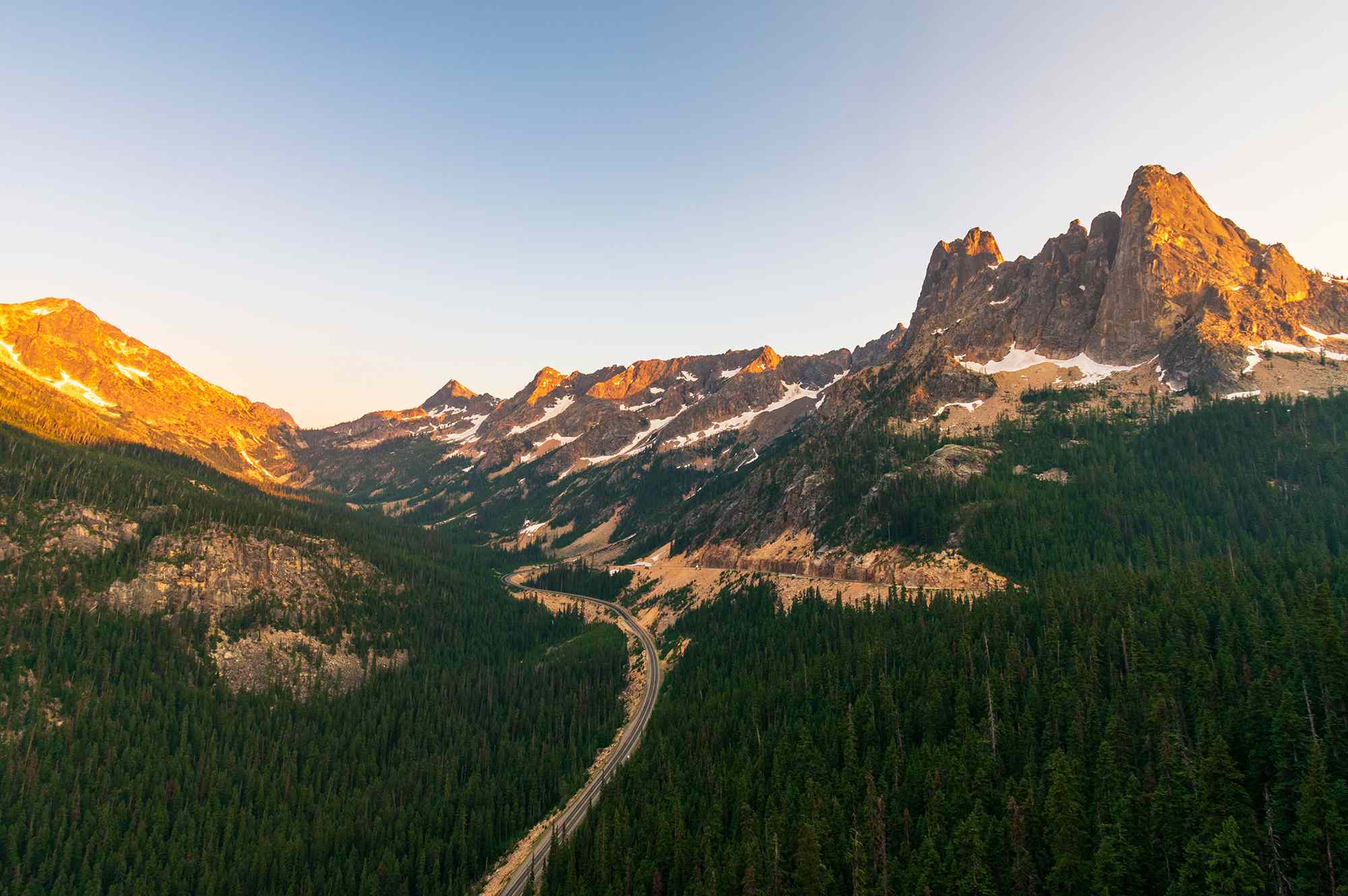 This 400-mile Road Trip Through the ‘American Alps’ Passes 300 Glaciers, Turquoise Lakes, and Charming Towns #Travel The Cascade Loop in Washington is a beautiful fall road trip. This 400-mile Road Trip Through the ‘American Alps’ Passes 300 Glaciers, Turquoise Lakes, and Charming Towns #Travel The Cascade Loop in Washington is a beautiful fall road trip.
