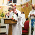 Noche de solidaridad y esperanza por nuestros bermanos inmigrantes #Catholic - La comunidad de Our Lady of Fatima & St. Nicholas en Passaic celebró una conmovedora Eucaristía durante la Noche de Solidaridad y Esperanza por Nuestros Hermanos Inmigrantes. La celebración reunió a fieles, líderes comunitarios y varios sacerdotes de la Diócesis de Paterson para acompañar un momento de oración, gratitud y compromiso con la justicia.
La Santa Misa fue presidida por el Obispo Kevin Sweeney, y la homilía estuvo a cargo del Padre Gary Graf, quien actualmente realiza una caminata extraordinaria desde Chicago hasta Nueva York —miles de pasos bajo el sol y la lluvia— en apoyo a los derechos y la dignidad de los inmigrantes.
Al iniciar la celebración, el Obispo Sweeney recordó que nos encontramos “a dos días de Acción de Gracias pidiendo bendiciones, paz y justicia por nuestro país de los Estados Unidos.”
Dio una cálida bienvenida al Padre Gary, resaltando que “tiene 7 semanas caminando desde Chicago hasta Passaic y continúa hasta la Estatua de la Libertad en solidaridad con la comunidad inmigrante, levantando la voz con amor y paz pero también pidiendo por la justicia, por el respeto por cada ser humano; todos somos hijos de Dios.”

Para suscribirse a nuestro boletín electrónico semanal, haga click aquí.

El Obispo también agradeció al Padre Rolan, a la comunidad de San Nicolás, y a los sacerdotes presentes, entre ellos el Padre Duverney, Vicario para Asuntos Hispanos, y el Padre Yojaneider García, quien extendió la invitación al Padre Gary para compartir esta noche especial.
El Padre Gary comenzó destacando “la buena relación de Obispo Kevin con sus sacerdotes”, algo que él describió como un ejemplo hermoso para toda la diócesis.
Luego habló de la riqueza de la herencia cultural: “Muchos años atrás nuestros padres, abuelos, bisabuelos construyeron las increíbles iglesias y catedrales.”
Su mirada también se dirigió al presente, subrayando que los jóvenes son una parte esencial del futuro de nuestras comunidades.
De forma muy humilde, compartió:
“Yo camino poquito en comparación con todo lo que ustedes han caminado, de tantos países (incluyendo los sacerdotes), dejando tierra y familia.”
E invitó a todos a mantener viva la identidad cultural:
“Keep alive our culture, heritage.”
El Padre Gary expresó un gran cariño por los sacerdotes, diciendo con fuerza:
“No one is loved more than a priest. El mundo nos estima, nos ama, nos reciben.”
Y dejó un mensaje directo a sus hermanos sacerdotes:
“Enamórense de su pueblo, porque el cura que no se enamora de su pueblo… ¡qué pobreza, qué tristeza!”
Refiriéndose a su larga caminata, añadió:
“Caminar 50 días es nada.”
El Padre Gary compartió cómo este recorrido ha sido una experiencia profundamente humana y espiritual.
“En el camino he conocido tantas personas de buena voluntad, que quieren mucho a los inmigrantes, porque ellos saben que fueron inmigrantes o sino los papás, abuelos o bisabuelos. Uno a veces se olvida y entonces fue muy importante para mí levantarme y expresar esa verdad y contar esa verdad.”
Agregó que esta verdad no siempre se escucha desde Washington:
“No se está escuchando desde Washington que somos un pueblo inmigrante, es una bendición.”
Recordó que al caminar por “las carreteras de Indianapolis, Ohio, Pennsylvania y New Jersey” preguntaba:
“¿Quién construyó esas carreteras, esos edificios sino inmigrantes?”
Subrayó con convicción:
“Somos una nación de inmigrantes, we are so proud of our heritage, and that’s what I came to celebrate with all of you… and remind ourselves that the greatest sin is the sin of forgetfulness, when we forget where we came from — and we lost.”
Con mucho cariño, animó a los presentes a honrar los sacrificios familiares:
“Es nuestra responsabilidad trabajar duro como nuestros papás, abuelos y bisabuelos y los sacrificios que han hecho cada paso desde sus países.”
A los adolescentes les dejó una tarea sencilla pero profunda:
“When you get home tonight thank your parents and grandparents and ask them what their story, their sacrifices were.”
Al finalizar, el Padre Duverney agradeció a las comunidades de Passaic, Morris y Sussex County, y compartió una noticia muy esperada: fruto del Encuentro del Plan Pastoral Diocesano para la Comunidad Hispana, una de las prioridades identificadas fue la necesidad de un programa de Pastoral Migratoria.
Anunció con alegría que, tras meses de diálogo con la pastoral migratoria de Chicago, la Diócesis de Paterson ya comenzará este camino, y que Miguel Rodríguez será el enlace con la Arquidiócesis de Chicago.
“Poco a poco iremos sembrando esta pastoral en las parroquias de nuestra diócesis”, afirmó.
Finalmente, el Padre Gary recordó con emoción que la Virgen de Guadalupe nos acompaña siempre en nuestra identidad y en nuestra fe.
Destacó que ella “nos invita, nos permite vernos como hijos e hijas de esa gran Madre nuestra aquí en nuestro continente.”
La noche concluyó con esta certeza materna: bajo el manto de la Guadalupana caminamos juntos como un solo pueblo, amado, guiado y sostenido por Dios.
PHOTOS | JESSICA MARTINEZ
 [See image gallery at beaconnj.org]  