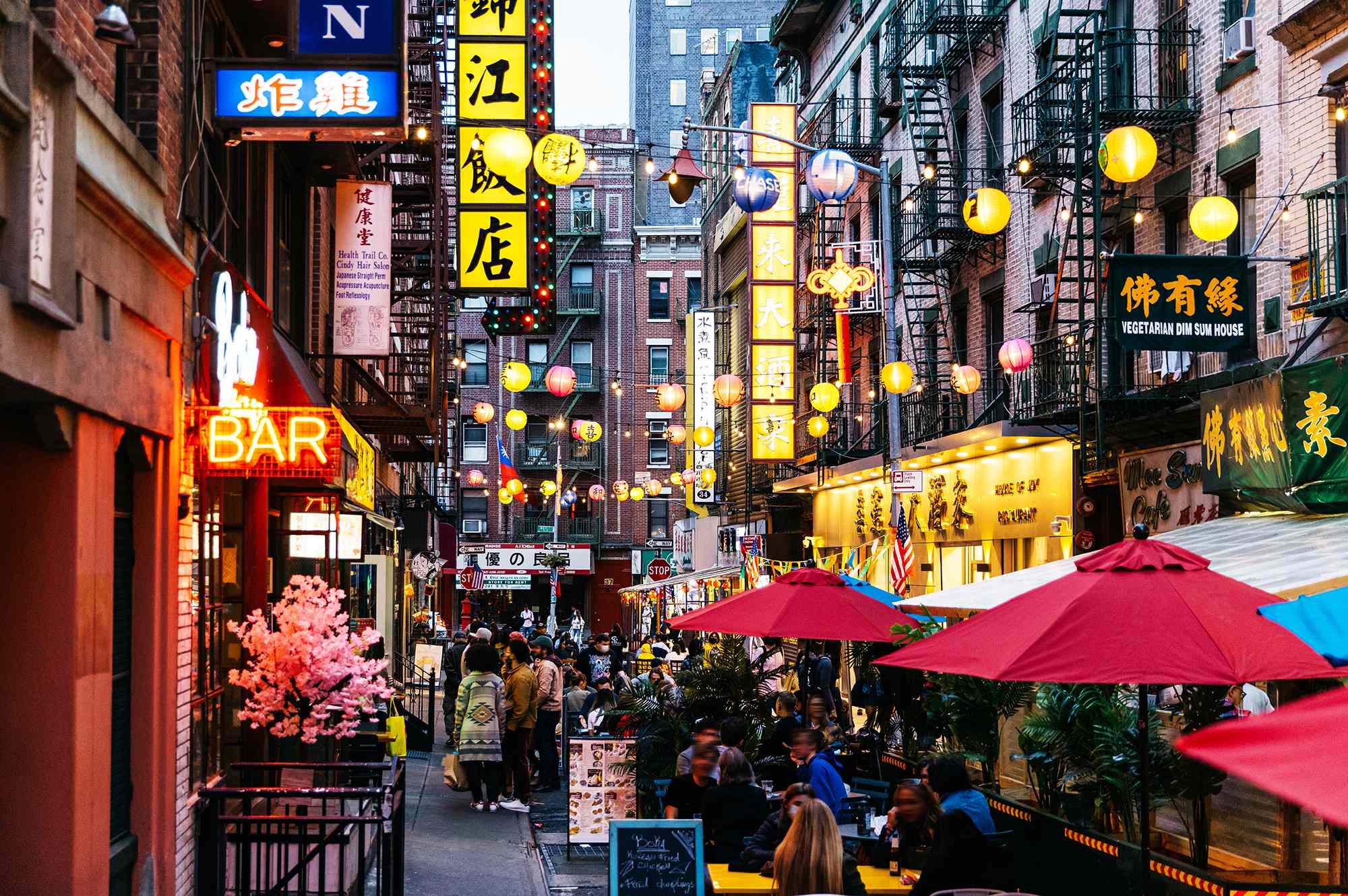 This Tour Company Is Sharing the Untold Stories of Manhattan’s Chinatown With Local-led Tours #Travel There’s so much more than cheap dumplings and desserts in Manhattan’s Chinatown.
