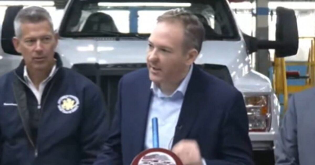 Lee Zeldin Has to Slowly Explain to a Reporter Why American Auto Workers Benefit From Lower Auto Prices (VIDEO) – 
Trump’s EPA chief Lee Zeldin and transportation secretary Sean Duffy were visiting a Ford plant in Ohio this week.
The post Lee Zeldin Has to Slowly Explain to a Reporter Why American Auto Workers Benefit From Lower Auto Prices (VIDEO) appeared first on The Gateway Pundit.
