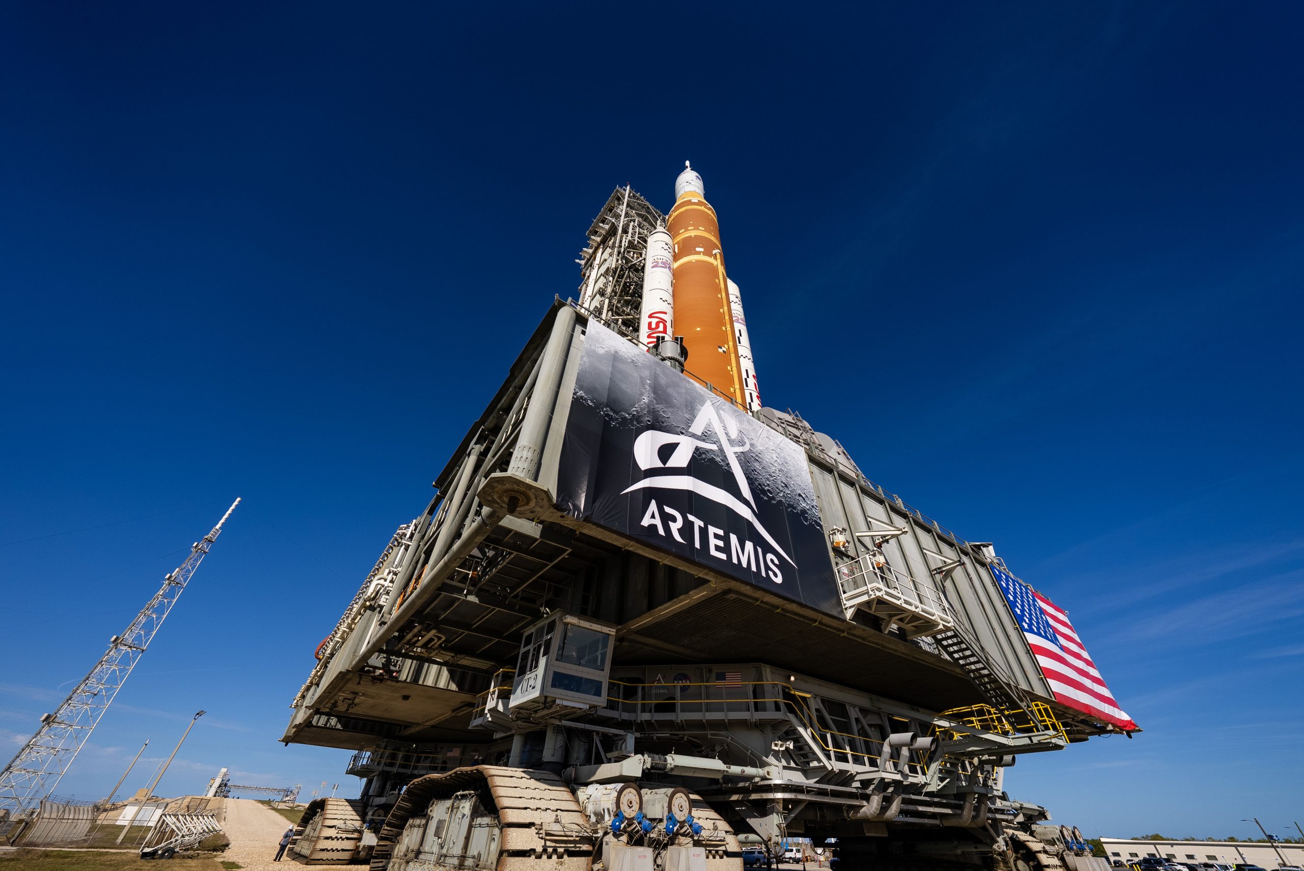 NASA’s Artemis II Rocket and Spacecraft Make Their Way to Launch Pad – NASA’s massive Crawler-Transporter, upgraded for the Artemis program, carried the agency’s SLS (Space Launch System) and Orion spacecraft on the Mobile Launcher from the Vehicle Assembly Building to Launch Pad 39B at NASA’s Kennedy Space Center in Florida in preparation for the Artemis II mission.