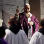 El Papa León nos llama a un arrepentimiento ‘contracorriente’ en el primer Miércoles de Ceniza de su pontificado #Catholic – ROMA (OSV News) — Bajo los pinos del Monte Aventino, el Papa León XIV encabezó el 18 de febrero una solemne procesión penitencial hasta la basílica más antigua en Roma, marcando el primer Miércoles de Ceniza de su pontificado con un llamado al arrepentimiento por los pecados de los individuos, las instituciones y la propia Iglesia, algo que refleja una actitud “contracorriente”.
Sacerdotes, obispos y cardenales entonaron la Letanía de los Santos mientras la procesión se dirigía desde la basílica benedictina de Sant’Anselmo hasta la antigua basílica dominicana de Santa Sabina, donde el Papa celebró la Misa del Miércoles de Ceniza.
“Qué raro es encontrar adultos que se arrepienten, personas, empresas e instituciones que admiten haber cometido un error”, dijo el Papa León en su homilía en la basílica de Santa Sabina.

Para suscribirse a nuestro boletín electrónico semanal, haga click aquí.

Durante la Cuaresma, dijo, “toma forma un pueblo que reconoce sus propios pecados, es decir, que el mal no proviene de supuestos enemigos, sino que ha entrado en los corazones, está en el interior de la propia vida y debe asumirse con valiente responsabilidad”.
El Papa León reconoció que “se trata de una actitud contracorriente”, pero “constituye una alternativa auténtica, honesta y atractiva”, especialmente en nuestros tiempos, en los que es “tan natural declararse impotente delante de un mundo que arde”.
En su homilía, el Papa señaló a los jóvenes como un signo inesperado de apertura en la actualidad.
“No es casualidad que muchos jóvenes, incluso en contextos secularizados, sientan más que en el pasado, el llamamiento de este día, Miércoles de ceniza”, observó el Papa León. “Son los jóvenes, de hecho, los que perciben claramente que es posible una forma de vida más justa y que existen responsabilidades por aquello que no funciona en la Iglesia y en el mundo”.
Hizo un llamamiento a los fieles para que abracen “el alcance misionero de la Cuaresma”, no como una distracción de la conversión personal, sino “para abrirlo a tantas personas inquietas y de buena voluntad, que buscan caminos para una auténtica renovación de la vida, en el horizonte del Reino de Dios y de su justicia”.
El Papa León recibió las cenizas esparcidas sobre su cabeza según la costumbre italiana antes de imponerlas a los cardenales y a algunos de los fieles presentes.
Podemos “sentir, en las cenizas que se nos imponen, el peso de un mundo que arde en llamas, de ciudades desintegradas completamente por la guerra”, dijo.
Esto también se refleja en “del derecho internacional y de la justicia entre los pueblos, las cenizas de ecosistemas enteros y de la concordia entre las personas, las cenizas del pensamiento crítico y de la sabiduría local ancestral, las cenizas de ese sentido de lo sagrado que habita en toda criatura”, añadió el Papa León.
El Papa recordó que hace 60 años, en el Miércoles de Ceniza tras la clausura del Concilio Vaticano II, San Pablo VI había advertido del “pesimismo fundamental” del mundo moderno y su tendencia a proclamar “la ineludible vanidad de todas las cosas, la inmensa tristeza de la vida, la metafísica de lo absurdo y de la nada”.
“Hoy podemos reconocer la profecía que contenían estas palabras”, añadió el Papa León.
El Papa también reflexionó sobre el significado de la tradición de las estaciones penitenciales de Cuaresma, en la que los peregrinos rezan ante las tumbas de los primeros mártires cristianos de Roma. La basílica de Santa Sabina, donde el Papa León celebró la Misa, es la primera iglesia de la peregrinación romana de las estaciones penitenciales. La basílica data del año 422 d. C.
“Los mártires antiguos y contemporáneos brillan como pioneros de nuestro camino hacia la Pascua”, dijo el Santo Padre. “La antigua tradición romana de las stationes cuaresmales –de las cuales la de hoy es la primera– es educativa: remite tanto al movimiento como peregrinos, cuanto a la parada –statio– ante las ‘memorias’ de los mártires, sobre las que se levantan las basílicas de Roma”.
“¿No es acaso una invitación a seguir las huellas de los admirables testimonios que ahora se encuentran diseminados por todo el mundo?”, añadió.
El Miércoles de Ceniza marca el inicio de los 40 días de Cuaresma, durante los cuales los cristianos están llamados a la oración, el ayuno y las obras de caridad. La Cuaresma concluye con el Triduo Pascual.
“Reconocer nuestros pecados para convertirnos es ya un presagio y un testimonio de resurrección. Significa, en efecto, no quedarnos entre las cenizas, sino levantarnos y reconstruir”, dijo el Papa León.
“Entonces, el Triduo Pascual, que celebraremos como culminación del camino cuaresmal, desplegará toda su belleza y su significado”, afirmó. “Lo hará habiéndonos involucrado, a través de la penitencia, en el paso de la muerte a la vida, de la impotencia a las posibilidades de Dios”.
&nbsp;