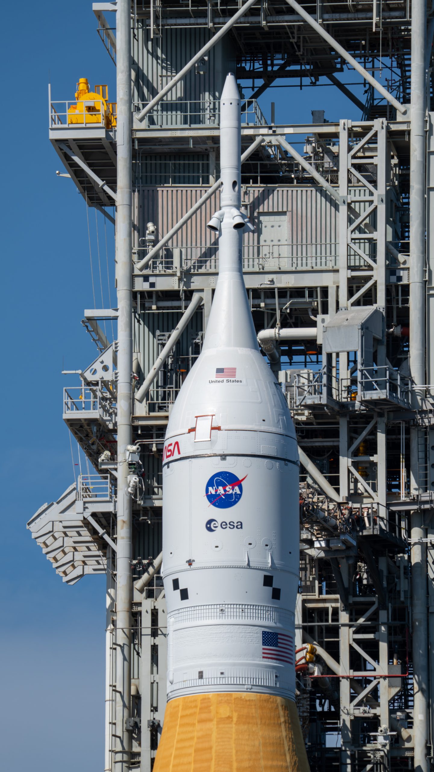 NASA’s Orion Spacecraft at Launch Pad – NASA’s Orion spacecraft sits atop the agency’s SLS (Space Launch System) rocket at the launch pad after rollout on Jan. 17, 2026.