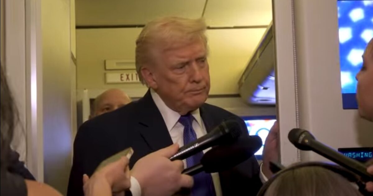 Trump Zings Washington Post Reporter During Press Gaggle Aboard Air Force One (VIDEO) – 
President Trump sparred with reporters during a press gaggle aboard Air Force One en route to Mar-a-Lago on Friday evening.
The post Trump Zings Washington Post Reporter During Press Gaggle Aboard Air Force One (VIDEO) appeared first on The Gateway Pundit.