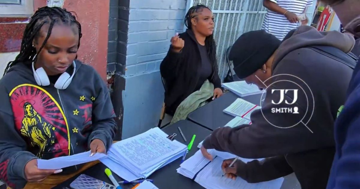 Caught in Broad Daylight: Ballot Initiative Signature-Gatherers in California Paying For Signatures – Backed by Billionaire PAC – 
On Monday, street videographer JJ Smith captured on camera what appears to be election crimes in San Francisco, California.  In broad daylight.
The post Caught in Broad Daylight: Ballot Initiative Signature-Gatherers in California Paying For Signatures – Backed by Billionaire PAC appeared first on The Gateway Pundit.