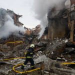 Obispos: El pueblo ucraniano ‘resiste, confía y reza’ mientras se cumplen cuatro años de la invasión a gran escala de Rusia #Catholic – FILADELFIA (OSV News) — En el cuarto aniversario de la invasión a gran escala de Ucrania por parte de Rusia, los obispos católicos ucranianos de Estados Unidos afirmaron que “el pueblo de Dios resiste, confía y reza” a pesar de las “innumerables muertes y millones de víctimas” que ha causado el brutal conflicto en 12 años de guerra.
Los obispos, encabezados por el arzobispo metropolitano Borys A. Gudziak, de la Arquidiócesis Católica Ucraniana de Filadelfia (o Archieparquía de Filadelfia), emitieron un comunicado un día antes del aniversario de la invasión rusa del 24 de febrero de 2022, al tiempo que recordaban que la guerra comenzó con los ataques respaldados por Rusia contra el país en 2014.
En su comunicado, los obispos afirmaron que “la intención genocida es manifiesta”, ya que Rusia ha bombardeado regularmente la red energética de Ucrania, dejando a millones de personas sin calefacción ni electricidad durante días, en medio de un invierno que ha sido “el más duro en años”.
El frío intenso, con temperaturas muy por debajo de cero de forma sostenida, “se ha explotado deliberadamente para quebrantar el espíritu de una nación… que defiende la libertad, la justicia, la democracia y la dignidad humana otorgada por Dios”.
“Es una guerra contra el pueblo”, afirmaron los obispos.
Destacaron que “Rusia ha atacado sistemáticamente la infraestructura social y espiritual de Ucrania”, señalando “al menos 2.881 ataques” contra centros y personal sanitario en todo el país.
Para suscribirse a nuestro boletín electrónico semanal, haga click aquí.
Más de 4.000 instituciones educativas han sufrido daños y 408 han sido destruidas, afirmaron los obispos, señalando que los ataques de Rusia contra las escuelas ucranianas –que han obligado a los niños a trasladarse a aulas subterráneas o a renunciar por completo a la educación– afectan a “millones de niños”, una cifra que las Naciones Unidas han estimado recientemente en unos 4,6 millones.
Rusia también ha puesto en su punto de mira a las comunidades religiosas de Ucrania, según los obispos, que explicaron que la Iglesia católica y otros cristianos no afiliados a la Iglesia ortodoxa rusa han sido sistemáticamente perseguidos bajo la ocupación rusa.
“Más de 600 iglesias y lugares de culto, que representan a diversas confesiones, han sido dañados o arrasados”, afirmaron, señalando que “los prisioneros civiles, incluido el clero, son torturados sin piedad”.
En marzo de 2024, la Iglesia Ortodoxa Rusa declaró la guerra de Rusia contra Ucrania como una “guerra santa”. El patriarca Kirill, jefe de dicha iglesia, dijo a los creyentes en un sermón de septiembre de 2022 que los militares rusos muertos en Ucrania verán “todos sus pecados” lavados por su muerte.
Las autoridades rusas de la región ocupada de Zaporizhzhia “prohibieron” formalmente la Iglesia greco-católica ucraniana (conocida como UGCC, por sus siglas en inglés), los Caballeros de Colón y Cáritas.
Dos sacerdotes redentoristas de la UGCC, el padre Ivan Levitsky y el padre Bohdan Geleta, fueron secuestrados a finales de 2022 y sometidos a tortura mientras permanecieron bajo custodia rusa durante unos 18 meses antes de su liberación, negociada por el Vaticano.
Múltiples informes de derechos humanos han documentado que la tortura –incluidas palizas, mutilaciones y quemaduras– y la ejecución son prácticas habituales y sistemáticas en medio del cautiverio ruso.
Los obispos subrayaron estos hechos para destacar cómo los ucranianos “se enfrentan y luchan contra el mal y la tiranía para vivir y dar testimonio de la verdad” a un costo enorme.
“A pesar de todo”, dijeron los obispos, los ucranianos “viven con gratitud. En primer lugar, hacia Dios. Y hacia todas las personas que les ayudan”.
“Agradecen a los estadounidenses y a todas las personas de buena voluntad de todo el mundo sus oraciones”, dijeron los obispos. “Las oraciones mueven montañas”.
Además, los ucranianos “están agradecidos a todos los que se mantienen informados, que contrarrestan la desinformación y que abogan por la justicia, una paz verdaderamente justa”, dijeron los obispos.
Concluyeron: “En su nombre, les pedimos que continúen hasta que prevalezca la verdad de Dios. Lo hará. Nuestra fe y nuestra esperanza están en el Señor”.
Gina Christian es reportera multimedia de OSV News. Síguela en X @GinaJesseReina.
Obispos: El pueblo ucraniano ‘resiste, confía y reza’ mientras se cumplen cuatro años de la invasión a gran escala de Rusia #Catholic – FILADELFIA (OSV News) — En el cuarto aniversario de la invasión a gran escala de Ucrania por parte de Rusia, los obispos católicos ucranianos de Estados Unidos afirmaron que “el pueblo de Dios resiste, confía y reza” a pesar de las “innumerables muertes y millones de víctimas” que ha causado el brutal conflicto en 12 años de guerra.
Los obispos, encabezados por el arzobispo metropolitano Borys A. Gudziak, de la Arquidiócesis Católica Ucraniana de Filadelfia (o Archieparquía de Filadelfia), emitieron un comunicado un día antes del aniversario de la invasión rusa del 24 de febrero de 2022, al tiempo que recordaban que la guerra comenzó con los ataques respaldados por Rusia contra el país en 2014.
En su comunicado, los obispos afirmaron que “la intención genocida es manifiesta”, ya que Rusia ha bombardeado regularmente la red energética de Ucrania, dejando a millones de personas sin calefacción ni electricidad durante días, en medio de un invierno que ha sido “el más duro en años”.
El frío intenso, con temperaturas muy por debajo de cero de forma sostenida, “se ha explotado deliberadamente para quebrantar el espíritu de una nación… que defiende la libertad, la justicia, la democracia y la dignidad humana otorgada por Dios”.
“Es una guerra contra el pueblo”, afirmaron los obispos.
Destacaron que “Rusia ha atacado sistemáticamente la infraestructura social y espiritual de Ucrania”, señalando “al menos 2.881 ataques” contra centros y personal sanitario en todo el país.
Para suscribirse a nuestro boletín electrónico semanal, haga click aquí.
Más de 4.000 instituciones educativas han sufrido daños y 408 han sido destruidas, afirmaron los obispos, señalando que los ataques de Rusia contra las escuelas ucranianas –que han obligado a los niños a trasladarse a aulas subterráneas o a renunciar por completo a la educación– afectan a “millones de niños”, una cifra que las Naciones Unidas han estimado recientemente en unos 4,6 millones.
Rusia también ha puesto en su punto de mira a las comunidades religiosas de Ucrania, según los obispos, que explicaron que la Iglesia católica y otros cristianos no afiliados a la Iglesia ortodoxa rusa han sido sistemáticamente perseguidos bajo la ocupación rusa.
“Más de 600 iglesias y lugares de culto, que representan a diversas confesiones, han sido dañados o arrasados”, afirmaron, señalando que “los prisioneros civiles, incluido el clero, son torturados sin piedad”.
En marzo de 2024, la Iglesia Ortodoxa Rusa declaró la guerra de Rusia contra Ucrania como una “guerra santa”. El patriarca Kirill, jefe de dicha iglesia, dijo a los creyentes en un sermón de septiembre de 2022 que los militares rusos muertos en Ucrania verán “todos sus pecados” lavados por su muerte.
Las autoridades rusas de la región ocupada de Zaporizhzhia “prohibieron” formalmente la Iglesia greco-católica ucraniana (conocida como UGCC, por sus siglas en inglés), los Caballeros de Colón y Cáritas.
Dos sacerdotes redentoristas de la UGCC, el padre Ivan Levitsky y el padre Bohdan Geleta, fueron secuestrados a finales de 2022 y sometidos a tortura mientras permanecieron bajo custodia rusa durante unos 18 meses antes de su liberación, negociada por el Vaticano.
Múltiples informes de derechos humanos han documentado que la tortura –incluidas palizas, mutilaciones y quemaduras– y la ejecución son prácticas habituales y sistemáticas en medio del cautiverio ruso.
Los obispos subrayaron estos hechos para destacar cómo los ucranianos “se enfrentan y luchan contra el mal y la tiranía para vivir y dar testimonio de la verdad” a un costo enorme.
“A pesar de todo”, dijeron los obispos, los ucranianos “viven con gratitud. En primer lugar, hacia Dios. Y hacia todas las personas que les ayudan”.
“Agradecen a los estadounidenses y a todas las personas de buena voluntad de todo el mundo sus oraciones”, dijeron los obispos. “Las oraciones mueven montañas”.
Además, los ucranianos “están agradecidos a todos los que se mantienen informados, que contrarrestan la desinformación y que abogan por la justicia, una paz verdaderamente justa”, dijeron los obispos.
Concluyeron: “En su nombre, les pedimos que continúen hasta que prevalezca la verdad de Dios. Lo hará. Nuestra fe y nuestra esperanza están en el Señor”.
Gina Christian es reportera multimedia de OSV News. Síguela en X @GinaJesseReina.