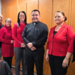 Renovación Carismática Católica de la Diócesis de Paterson presenta su nueva coordinación y plan pastoral 2026 #Catholic – En un ambiente de oración, comunión fraterna y presencia del Espíritu Santo, el comité de la Renovación Carismática Católica (RCC) de la Diócesis de Paterson sostuvo un significativo encuentro el jueves 5 de marzo con el Padre Duberney Villamizar, Vicario para Asuntos Hispanos de la diócesis.
Durante la reunión, el comité diocesano presentó formalmente la nueva coordinación de la Renovación y el plan pastoral que guiará las actividades y proyectos para el año 2026. También se compartieron los primeros frutos y avances alcanzados desde el inicio de esta nueva etapa pastoral, comenzada en diciembre de 2025.
Uno de los puntos centrales del encuentro fue la presentación del lema pastoral del año: “Alma Sana, Corazón Libre”, una invitación a vivir una vida interior sanada, renovada por la gracia del Espíritu Santo y abierta a una experiencia más profunda del amor del Padre Celestial.

Para suscribirse a nuestro boletín electrónico semanal, haga click aquí.

El Padre Duberney recibió con entusiasmo las iniciativas presentadas y ofreció valiosos aportes pastorales, ideas y orientaciones que fortalecerán el desarrollo de las actividades programadas en la diócesis.
La RCC Paterson cuenta además con el acompañamiento pastoral del Padre Yasid Salas como Director Espiritual y con la misión de intercesión confiada a Yamily Rosario, Coordinadora del Ministerio de Intercesión.
&nbsp;