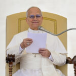 Texto completo: Audiencia general del Papa León XIV del 4 de marzo de 2026 #Catholic – (OSV News) — A continuación, compartimos el texto completo del discurso pronunciado por el Papa León XIV en la audiencia general del 4 de marzo de 2026, en la Plaza de San Pedro.
***
Catequesis – Los Documentos del Concilio Vaticano II-II. Constitución dogmática Lumen gentium. 2. La Iglesia, realidad visible y espiritual
Queridos hermanos y hermanas, ¡buenos días y bienvenidos!
Hoy seguimos profundizando en la Constitución conciliar Lumen gentium, constitución dogmática sobre la Iglesia.
En el primer capítulo, en el que se procura principalmente responder a la pregunta sobre qué es la Iglesia, ésta es descrita como “una realidad compleja” (n. 8). Ahora nos preguntamos: ¿en qué consiste tal complejidad? Alguien podría responder que la Iglesia es compleja en cuanto que es “complicada” y, por tanto, difícil de explicar; algún otro podría pensar que su complejidad deriva del hecho de que es una institución que cuenta con dos mil años de historia y con características diversas respecto a cualquier otra agrupación social o religiosa. Sin embargo, en latín la palabra “compleja” indica más bien la unión ordenada de aspectos o dimensiones diversos dentro de una misma realidad. Por eso, la Lumen gentium puede afirmar que la Iglesia es un organismo bien compaginado, en el que conviven la dimensión humana y la divina sin separación y sin confusión.
La primera dimensión se percibe inmediatamente, ya que la Iglesia es una comunidad de hombres y mujeres, con sus virtudes y sus defectos, que comparten la alegría y el esfuerzo de ser cristianos que anuncian el Evangelio y se hacen signo de la presencia de Cristo que nos acompaña en el camino de la vida. Pero este aspecto –que se manifiesta asimismo en la organización institucional– no basta para describir la verdadera naturaleza de la Iglesia, porque ésta posee también una dimensión divina. Esta última no consiste en una perfección ideal o en una superioridad espiritual de sus miembros, sino en el hecho de que la Iglesia es fruto del plan de amor de Dios por la humanidad, realizado en Cristo. Por eso, la Iglesia es al mismo tiempo comunidad terrena y cuerpo místico de Cristo, asamblea visible y misterio espiritual, realidad presente en la historia y pueblo que peregrina hacia el cielo (LG, 8; CCC, 771).

Para suscribirse a nuestro boletín electrónico semanal, haga click aquí.

La dimensión humana y la divina se integran armoniosamente, sin que la una se superponga a la otra; así, la Iglesia vive en esta paradoja: es una realidad a la vez humana y divina, que acoge al hombre pecador y lo conduce a Dios.
Para iluminar dicha condición eclesial, la Lumen Gentium remite a la vida de Cristo. Efectivamente, quien se encontraba con Jesús por los caminos de Palestina experimentaba su humanidad, percibía sus ojos, sus manos, el sonido de su voz. Quien decidía seguirlo se sentía impulsado precisamente por la experiencia de su mirada acogedora, por el toque de sus manos que bendecían, por sus palabras de liberación y sanación. Pero, al mismo tiempo, siguiendo a aquel Hombre, los discípulos se abrían al encuentro con Dios. En efecto, la carne de Cristo, su rostro, sus gestos y sus palabras manifiestan de modo visible al Dios invisible.
A la luz de la realidad de Jesús, podemos ahora retornar a la Iglesia: cuando la miramos de cerca, descubrimos en ella una dimensión humana hecha de personas concretas que unas veces manifiestan la belleza del Evangelio y otras veces se cansan y se equivocan, como todos. Sin embargo, precisamente a través de sus miembros y sus limitados aspectos terrenos, se manifiestan la presencia de Cristo y su acción salvadora. Como decía Benedicto XVI, no existe oposición entre el Evangelio y la institución, es más, las estructuras de la Iglesia sirven precisamente para la “realización y concreción del Evangelio en nuestro tiempo” (Discurso a los Obispos de Suiza, 9 de noviembre de 2006). No existe una Iglesia ideal y pura, separada de la tierra, sino solamente la única Iglesia de Cristo, encarnada en la historia.
En esto consiste la santidad de la Iglesia: en el hecho de que Cristo la habita y sigue donándose a través de la pequeñez y la fragilidad de sus miembros. Contemplando este perenne milagro que sucede en ella, comprendemos el “método de Dios”: Él se hace visible en la debilidad de las criaturas, manifestándose y actuando. Por eso, el Papa Francisco, en la Evangelii gaudium, exhorta a todos a que aprendan a “quitarse las sandalias ante la tierra sagrada del otro” (cf. Ex 3,5, n. 169). Esto nos permite seguir edificando la Iglesia aún hoy en día: no solamente organizando sus formas visibles, sino también construyendo ese edificio espiritual que es el cuerpo de Cristo, mediante la comunión y la caridad entre nosotros.
La caridad, en efecto, genera constantemente la presencia del Resucitado. “Quiera el cielo -decía san Agustín- que todos piensen solo en la caridad: solamente ella vence todo, y sin ella de nada vale todo lo demás; dondequiera que se halle, atrae todo hacia sí” (Serm. 354,6,6).
–Saludos–
Saludo cordialmente a los peregrinos de lengua española. En este tiempo de Cuaresma, pidamos al Señor que nos ayude a seguir edificando la Iglesia en la vivencia ordinaria de nuestra fe, expresada de manera particular a través de la oración, el ayuno y la caridad. Que Dios los bendiga. Muchas gracias.
–Resumen leído por el Santo Padre en español–
Queridos hermanos y hermanas:
Continuamos profundizando en la Constitución dogmática Lumen gentium, dedicada a la Iglesia. En el primer capítulo, se describe a la Iglesia como una “realidad compleja”, en cuanto conviven en ella tanto la dimensión humana como la dimensión divina, integrándose armoniosamente, sin separación y sin confusión.
En su dimensión humana, la Iglesia es una comunidad de hombres y mujeres que, con virtudes y defectos, comparten la fe y anuncian el Evangelio, siendo signo de la presencia de Cristo en el mundo. La dimensión divina se refiere a la concepción de la Iglesia en el proyecto de amor de Dios para la humanidad, que se realiza en Cristo.
Recordemos que no existe una Iglesia ideal y pura, separada de la tierra, sino encarnada en la historia. Su santidad consiste en el hecho de que Cristo vive en ella y sigue entregándose por medio de la pequeñez y la fragilidad de sus miembros.