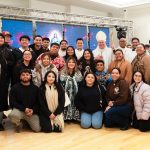 ‘Todo es posible en Cristo’: el grupo EPIC transforma la vida de jóvenes en San Antonio de Padua #Catholic - Un ministerio juvenil de la Diócesis de Paterson reúne cada semana a más de cuarenta jóvenes adultos que buscan algo más que una reunión: buscan una familia.
Cada semana, en la parroquia San Antonio de Padua, un grupo de jóvenes adultos se reúne para orar, compartir su fe y crecer juntos. El ministerio EPIC —siglas en inglés de Everything’s Possible in Christ, Todo es posible en Cristo— ha crecido desde sus humildes comienzos hasta convertirse en uno de los espacios juveniles más vivos de la Diócesis de Paterson, reuniendo a jóvenes de distintas ciudades e incluso de otros estados.
Las reuniones semanales combinan reflexión de fe, estudio bíblico y oración, pero con el tiempo se han convertido en algo más difícil de definir con palabras: un lugar donde los jóvenes pueden llegar con sus preguntas, su historia y su búsqueda, sin sentirse juzgados. El grupo también organiza actividades recreativas —entre ellas, un reciente viaje de esquí— que refuerzan los lazos de comunidad fuera del ambiente parroquial.
Un fuego que no quería apagar
Para Danquiewiez González, todo comenzó con un retiro espiritual y una experiencia que no supo cómo ignorar.
“Sentí el fuego del amor de Dios en mi corazón”, recuerda. “Después de que terminó el retiro, no quería que ese fuego se apagara dentro de mí, por eso decidí integrarme al grupo EPIC para seguir conociendo más de Dios y fortalecer mi fe.”
Desde entonces, su participación en la parroquia no ha hecho sino crecer. Hoy sirve como proclamador en la misa y habla de su fe con una claridad que él mismo atribuye a ese momento de gracia. “Ahora veo la vida desde otro punto de vista. Todo esto nace porque Dios está en mi corazón y quiero servirle con alegría.”

Para suscribirse a nuestro boletín electrónico semanal, haga click aquí.

Jonathan Moran llegó al grupo con un deseo parecido: volver a acercarse a su fe y encontrar acompañamiento en el camino. Lo que encontró fue eso y algo más. “Desde que me uní al grupo he recibido muchos recursos útiles y he conocido personas dispuestas a ayudarme en mi proceso de discernimiento”, cuenta.
Entre las experiencias que más lo han marcado está el retiro del grupo. Para describir lo que vivieron aquellos días, Jonathan recurre a las palabras del Salmo 133: “ ¡Qué bueno y agradable; es que los hermanos vivan unidos!”
Un regreso inesperado
Brenda Marte creció dentro de la Iglesia. Pero como les ocurre a muchos jóvenes, los años universitarios la alejaron de la práctica de la fe. Fue una experiencia personal de conversión la que despertó en ella el deseo de regresar.
Un día vio en el boletín parroquial el anuncio de un retiro para jóvenes adultos. Decidió ir. Esa decisión, aparentemente pequeña, marcó el inicio de una nueva etapa.
“He hecho amistades centradas en Dios. Mi vida ha cambiado para mejor”, dice hoy, con la sencillez de quien habla desde la convicción, no desde el entusiasmo del momento. Su compromiso ha ido creciendo: actualmente es catequista del primer año de confirmación y participa en la comunidad misionera Shalom en Nueva York.
Lo que más valora del grupo son las horas santas ante el Santísimo Sacramento. “Hay algo muy especial en estar frente a Jesús en el Santísimo con todos tus amigos. Saber que hay tantos jóvenes buscando a Dios y que tenemos ese apoyo mutuo es algo muy hermoso.”
Construir una familia, no solo un grupo
Detrás del crecimiento de EPIC hay personas que han invertido tiempo y corazón en construir algo que va más allá de un programa parroquial.
Kenneth Acevedo, uno de los coordinadores, describe su experiencia en EPIC como algo profundamente significativo en su vida. Al reflexionar sobre su participación en el ministerio, explica que formar parte del grupo ya era una experiencia muy valiosa, pero asumir el servicio de coordinación ha sido aún más especial. En sus palabras: “Ser parte de EPIC ha sido verdaderamente gratificante, pero ser coordinador ha sido una de las mejores experiencias de mi vida.”
Según comenta, el grupo ha crecido en los últimos años y hoy reúne a jóvenes adultos de diferentes ciudades e incluso de otros estados. El objetivo del ministerio, explica, es ofrecer un espacio donde los jóvenes puedan sentirse escuchados y acompañados en su camino de fe. Con ese propósito, añade: “Hemos creado un lugar donde los jóvenes adultos pueden venir sin sentirse juzgados ni solos.”
Jessica Álvarez recuerda los comienzos, cuando en algunas reuniones apenas se juntaban unas pocas personas. Hoy no es raro ver más de cuarenta jóvenes reunidos en una sola noche. Para ella, ese crecimiento no se explica con estrategias de comunicación ni programas atractivos, sino con algo más simple: el calor humano de la acogida en Cristo. “Nos esforzamos por tratar a cada persona como un miembro de nuestra familia.”
Y a esa familia, los coordinadores extienden una invitación abierta a cualquier joven adulto que busque profundizar su fe o simplemente quiera ver si hay algo para él en este camino. Como resume Jessica: “Siempre hay un lugar para ti en nuestra familia.”
 [See image gallery at beaconnj.org]