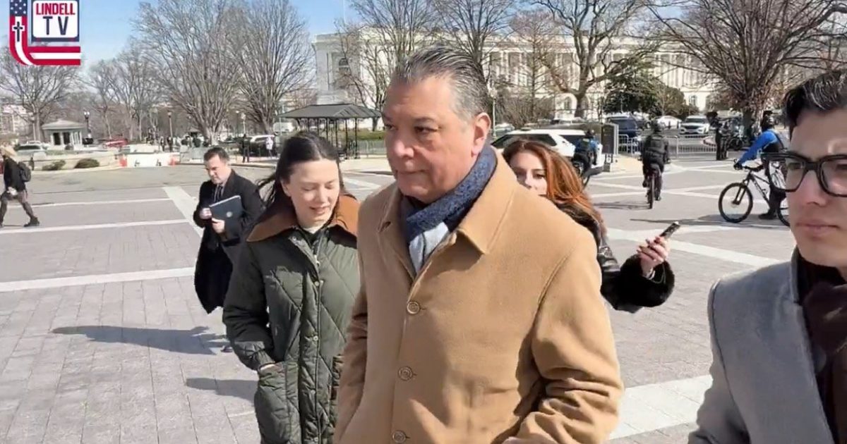WATCH: Democrat Senator Alex Padilla Scurries Away as Reporter Questions Him About O’Keefe’s Undercover Cash For Ballots Video on Skid Row – 
Democrat Senator Alex Padilla (CA) walked away as a reporter questioned him about the O’Keefe Media Group’s undercover cash for ballots video on Skid Row.
The post WATCH: Democrat Senator Alex Padilla Scurries Away as Reporter Questions Him About O’Keefe’s Undercover Cash For Ballots Video on Skid Row appeared first on The Gateway Pundit.