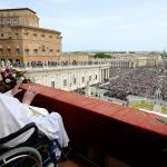El Papa León XIV rinde homenaje al Papa Francisco en el aniversario de su fallecimiento, recordando su misericordia y su cercanía hacia ‘los más pequeños’ #Catholic – A BORDO DEL AVIÓN PAPAL (OSV News) — Mientras sobrevolaba la costa occidental de África Central el 21 de abril, el Papa León XIV hizo una pausa para honrar a su predecesor en el primer aniversario de la muerte del Papa Francisco, recordando el testimonio de misericordia y cercanía a los pobres del Papa argentino.
En el vuelo Papal de Luanda, Angola, a Malabo, la capital de Guinea Ecuatorial, el Papa León habló con los periodistas que viajaban con él, reflexionando sobre el legado del Papa Francisco, quien falleció el 21 de abril de 2025.
“Antes que nada, quisiera recordar al Papa Francisco, en su primer aniversario de fallecimiento. Con su vida, Él donó tanto a la Iglesia, su testimonio, su palabra y sus gestos”, dijo el Papa León a los periodistas, hablando en italiano.

Para suscribirse a nuestro boletín electrónico semanal, haga click aquí.

Recordó cómo el Papa Francisco vivió verdaderamente “la cercanía a los más pobres, a los más pequeños, a los enfermos, a los niños, a los ancianos”.
También podemos recordar su mensaje de misericordia, dijo el Papa León, recordando momentos en los que el Papa Francisco predicó sobre la misericordia de Dios, y “cómo habló desde el corazón de este gran amor, del perdón, que es la generosa expresión de la misericordia del Señor”. En particular, recordó cómo su predecesor invitó a toda la Iglesia a unirse a la “hermosa celebración del Jubileo Extraordinario de la Misericordia”.
El Papa Francisco, cuyo nombre de nacimiento era Jorge Mario Bergoglio, nació el 17 de diciembre de 1936 en Buenos Aires y dirigió la Iglesia Católica desde el 13 de marzo de 2013 hasta su fallecimiento el Lunes de Pascua de 2025. Fue el primer Papa jesuita y el primer Papa de América Latina.
La última aparición pública del difunto pontífice fue el Domingo de Pascua, 20 de abril de 2025, cuando salió inesperadamente a la logia central de la Basílica de San Pedro, levantando las manos para saludar a los miles de fieles reunidos abajo en la plaza.
“Feliz Pascua”, dijo a la multitud, antes de impartir la que sería su última bendición de Pascua, “urbi et orbi”, a la ciudad y al mundo. El Papa, visiblemente frágil, subió entonces a su papamóvil para dar una última vuelta por la plaza y saludar a los fieles.
“Recemos porque esté disfrutando de la misericordia del Señor y demos gracias a Dios por el gran don que supuso la vida de Francisco para toda la Iglesia y para todo el mundo”, dijo el Papa León durante el vuelo.
En Roma, el aniversario de la muerte del Papa Francisco se conmemora con una Misa programada a celebrarse en la Basílica de Santa María la Mayor, lugar de descanso eterno del difunto Papa.
El Papa León reflexionó sobre el legado de su predecesor en el vuelo papal hacia Guinea Ecuatorial, el último país africano en el viaje apostólico de 11 días del Papa por el continente.
Tras su homenaje, el Papa respondió a tres preguntas de periodistas angoleños sobre su experiencia en su país.
El Papa León dijo que era “una alegría ver los lugares del mundo donde la Iglesia está creciendo”, señalando que no es el caso en otras partes del mundo, y subrayó que esto es “una llamada a la evangelización, a seguir anunciando el Evangelio y a intentar invitar a otros, no con fines proselitistas –como decía tantas veces el Papa Francisco–, sino mediante la belleza y el atractivo de la fe”.
“La alegría de los creyentes es uno de los mejores anuncios de la fe, del Evangelio”, añadió.
Al ser preguntado sobre la posibilidad de nuevos nombramientos de cardenales africanos, el Papa León dijo que “esta es una pregunta que muchos quieren hacer”, señalando que “aún no se ha decidido cuándo habrá un nuevo nombramiento de cardenales”.
“Hay que analizar la cuestión a nivel global”, afirmó. “Esperamos que, para África y quizá también para Angola en el futuro –no digo en un futuro próximo, sino un poco más lejano–, se pueda considerar el nombramiento de un nuevo cardenal. También para Angola”.
Hablando a unos 30.000 pies de altura, el Papa también felicitó por su cumpleaños a dos periodistas que viajaban en el avión como parte de la prensa vaticana.
Durante el viaje papal a cuatro países de África, el Papa León ha estado demostrando sus habilidades lingüísticas, celebrando misas y pronunciando discursos en francés, inglés y portugués. En cada vuelo hacia un nuevo país, el Papa León ha hablado con los periodistas a bordo del avión papal en inglés o en italiano.
En su destino final, el Papa añadirá otro idioma a esa lista, ya que Guinea Ecuatorial es el único país de habla hispana de África.
La visita del Papa León a Guinea Ecuatorial, del 21 al 23 de abril, será solo la segunda visita papal al país; la primera fue la de San Juan Pablo II en 1982.
La visita papal coincide con el 170.º aniversario de la evangelización del país, donde aproximadamente el 75% de los 1,67 millones de habitantes es católico.
En Guinea Ecuatorial, el Papa León hará una parada en un hospital psiquiátrico de la capital, Malabo, visitará una prisión en Bata y rezará en un memorial dedicado a las víctimas de la explosión de una base militar en 2021 que causó la muerte de más de 100 personas. Se espera que la Misa Papal que se celebrará en Mongomo, en la Basílica de la Inmaculada Concepción, reúna a 100.000 católicos.La hermana Francine Hien, de las Hermanas Misioneras de María Inmaculada, declaró a OSV News que este país de mayoría cristiana esperaba la llegada del Papa con “entusiasmo, expectación, fervor y alegría”.
Courtney Mares es editora del Vaticano para OSV News. Síguela en X @catholicourtney.