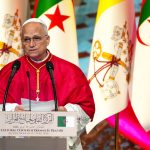 En Argelia, el Papa León encuentra la encarnación del ‘código fundamental’ de los cristianos #Catholic – ANNABA, ARGELIA (CNS) — En un país marcado por las penurias, una fe profunda y una independencia ganada a duras penas, el Papa León XIV señaló a Argelia como un testimonio vivo de lo que él denominó el “código fundamental” de la Iglesia: una caridad que trasciende el poder, une a la comunidad y construye la paz.
A lo largo de la primera etapa de su viaje de 11 días por África, el Papa volvió una y otra vez a una idea: la paz no viene a través del poder o el dominio, sino a través de un amor sacrificial, ejemplificado en Cristo.
En la Basílica de San Agustín, su padre espiritual, el Papa León presentó a los cristianos de Argelia como un ejemplo de este aspecto de la misión de la Iglesia, pidiéndoles que siguieran siendo un signo humilde y fiel del amor de Cristo.
“La presencia de ustedes en el país trae a la mente el incienso: un grano incandescente, que esparce perfume porque da gloria al Señor y alegría y consuelo a tantos hermanos y hermanas”, dijo durante su última Misa en el país el 14 de abril.
En su homilía, describió una Iglesia de la caridad: “donde hay desesperación, enciende esperanza; donde hay miseria, lleva dignidad; donde hay conflicto, lleva reconciliación”.
“Por eso, sobre todo ante la indigencia y la opresión, los cristianos tienen como código fundamental la caridad: hagamos al prójimo lo que quisiéramos que hicieran por nosotros”, dijo el Papa. “La fe en el único Dios, Señor del cielo y de la tierra, une a los hombres según una justicia perfecta, que invita a todos a la caridad, es decir, a amar a toda criatura con el amor que Dios nos da en Cristo”.
En su discurso del 13 de abril ante el presidente argelino Abdelmadjid Tebboune y el cuerpo diplomático, señaló que los argelinos practican la “sadaka” (que significa limosna y justicia) “incluso entre quienes tienen recursos limitados”, y cómo su “sentido de solidaridad, acogida y comunidad con el que está tejida la vida cotidiana de millones de personas humildes y justas”.
Tras ser colonia francesa durante más de 130 años, Argelia buscó la independencia en 1954, lo que desencadenó una guerra que dejó un saldo estimado de 1,5 millones de muertos.

Para suscribirse a nuestro boletín electrónico semanal, haga click aquí.

El Papa destacó la solidaridad de Argelia a pesar de sus años de penurias y conflicto.
Posicionó a Argelia como maestra de los países económicamente más ricos, replanteando lo que significa el desarrollo.
“Una religión sin piedad y una vida social sin solidaridad son un escándalo a los ojos de Dios”, dijo el Papa León. “Sin embargo, muchas sociedades que se creen avanzadas se precipitan cada vez más en la desigualdad y la exclusión. Las personas y las organizaciones que dominan sobre los demás –y África lo sabe bien– destruyen el mundo que el Altísimo ha creado para que todos viviéramos juntos”.
Durante su discurso del 13 de abril en la Basílica de Nuestra Señora de África, volvió a hablar sobre el amor desinteresado y señaló que la labor de la Iglesia con los niños con discapacidad demuestra cómo la caridad trasciende la ayuda o asistencia (mencionado como “ayuda material” en el texto en inglés publicado por el Vaticano) y crea “una verdadera comunidad en la que muchísimas personas participan, tanto en los acontecimientos alegres como en los dolorosos, unidos por vínculos de confianza, amistad y familiaridad”.
Reforzó este mensaje al hablar en un hogar de ancianos dirigido por las Hermanitas de los Pobres, reflejando su repetido mensaje de que este sentimiento es lo que construye el reino de Dios.
“El corazón de nuestro Padre no está con los malvados, con los prepotentes, con los soberbios”, dijo el Papa el 14 de abril. “El corazón de Dios está con los pequeños, con los humildes, y con ellos lleva adelante su Reino de amor y de paz, cada día. Como tratan de hacerlo ustedes aquí en el servicio cotidiano, en su amistad y en la vida comunitaria”.
Es precisamente a través de la caridad que, según el Papa, uno realiza actos de martirio, independientemente de su religión.
“El amor a los hermanos es precisamente el que ha animado el testimonio de los mártires que hemos recordado”, dijo en la Basílica de Nuestra Señora de África. “Frente al odio y a la violencia, permanecieron fieles a la caridad hasta el sacrificio de la vida, junto con tantos otros hombres y mujeres, cristianos y musulmanes”.
A lo largo de su estancia de dos días en Argelia, destacó la abnegación de los mártires. La primera parada del Papa León el 13 de abril fue el Monumento a los Mártires de Maqam Echahid, que conmemora a quienes murieron durante la Guerra de Argelia.
“Detenerse ante este Monumento es un homenaje a esa historia y al alma de un pueblo que ha luchado por la independencia, la dignidad y la soberanía de esta nación”, dijo.
Al comienzo de su discurso ante el cuerpo diplomático, recordó a los 19 religiosos y religiosas que fueron martirizados durante la Guerra de Argelia.
Al expresar este amor caritativo, los fieles encuentran la capacidad de perdonar y reconciliarse, lo que en última instancia conduce a la paz, la mayor prioridad del Papa León en este momento.
Durante meses, el Papa León se ha mostrado inquebrantablemente constante en su llamado a la paz, especialmente tras el conflicto en Oriente Medio. El Papa León presentó la paz no como un ideal vago, sino como una vocación moral, arraigada en la fraternidad humana, la justicia y la humildad.
Ante un país abrumadoramente musulmán –se estima que el 99 % se identifica como suní–, enfatizó que tanto los argelinos como los cristianos son hermanos y hermanas porque comparten el “mismo Padre en los cielos”.
“En un mundo lleno de enfrentamientos e incomprensiones, ¡encontrémonos y tratemos de comprendernos, reconociendo que todos somos una sola familia!”, dijo al cuerpo diplomático el 13 de abril. “Hoy, la sencillez de esta certeza es la llave para abrir muchas puertas cerradas”.
Desde el inicio de su visita, se presentó a sí mismo como “un peregrino de paz”. El Papa dijo que el mundo no puede “añadir resentimiento al resentimiento, de generación en generación”.
“En este lugar recordamos que Dios desea la paz para cada país; una paz que no es sólo ausencia de conflicto, sino expresión de justicia y de dignidad”, dijo ante el monumento de los mártires. “Esta paz, que permite enfrentar el futuro con ánimo reconciliado, es posible solamente con el perdón”.