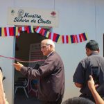 El diplomático de Dios: el Papa León XIV y su estrategia para llevar el Evangelio a los poderosos #Catholic – (OSV News) — Aproximadamente dos meses antes de cumplir un año en el trono de Pedro, el Papa León XIV se convirtió en uno de los líderes mundiales más citados del planeta.
De repente, la diplomacia papal se puso de moda. Ya sea por el giro mediático obsesionado con el presidente Donald Trump o por los ángulos occidentales de las redacciones de todo el mundo, para quienes lo conocen bien, hablar de Dios a los poderosos no es nada nuevo en la estrategia pastoral del Papa León XIV.
Cuando era el joven padre Robert Prevost en Perú y luego obispo en Chiclayo, hizo lo mismo, aunque a una escala menor que la del escenario mundial.
“El Papa es un hombre de profunda oración y contemplación de la realidad, un amante del Evangelio”, dijo Armando Jesús Lovera Vásquez, quien vivió con el padre Prevost en una casa de formación agustiniana en Perú durante siete años. “Desde esta perspectiva, no me sorprendió que nos llamara a buscar la paz y a denunciar todo lo que la amenaza”.
Según el peruano, autor del libro “De Roberto a León”, el pontífice es una persona “a quien Dios ha ido moldeando a través de su ministerio, y creo que es el Papa para estos tiempos, por la gracia de Dios. Es un hijo de San Agustín, que se deja mover por el Espíritu”.
Lovera conoció al entonces padre Prevost, quien llegó por primera vez a Perú como misionero durante la convulsa década de los noventa. El joven sacerdote, recuerda su amigo, no se amedrentó ante los graves desafíos que enfrentaba el país en aquella época.
A finales de la década de 1980 y principios de la de 1990, Perú se enfrentaba a una guerra interna contra grupos insurgentes. El ejército adquirió una gran influencia mientras los gobiernos civiles luchaban por controlar la violencia. La declaración de zonas de emergencia y la concesión de mayores poderes a las fuerzas armadas, especialmente en las zonas rurales, dieron lugar a violaciones de los derechos humanos.
El principal motor de la inestabilidad fue el grupo guerrillero maoísta Sendero Luminoso, que lanzó una violenta insurgencia a partir de 1980 con el objetivo de derrocar al Estado. Sus tácticas incluían atentados con coches bomba, asesinatos y ataques a la infraestructura.

Para suscribirse a nuestro boletín electrónico semanal, haga click aquí.

Ninguna parte del país quedó al margen del conflicto, pero la peor violencia se concentró en las tierras altas andinas, particularmente en la región de Ayacucho, donde la guerrilla y las fuerzas gubernamentales competían por controlar a la población indígena mediante el terror.
En 1990, Alberto Fujimori fue elegido presidente como un “outsider” político, prometiendo resolver la profunda crisis económica de Perú y la violencia creciente. El 5 de abril de 1992, llevó a cabo un autogolpe, disolviendo el Congreso, suspendiendo la Constitución y tomando el control del poder judicial con el respaldo de los militares. Fujimori justificó estas medidas extraordinarias como necesarias para derrotar al terrorismo y estabilizar la economía, aprovechando en última instancia este clima de crisis para legitimar un giro hacia un régimen autoritario.
Tras otros breves períodos de trabajo misionero en Perú, el entonces padre Prevost comenzó a servir a la Arquidiócesis de Trujillo durante nueve años como vicario judicial en 1989; en ese momento también era profesor de derecho canónico, patrístico y moral en el Seminario Mayor de San Carlos y San Marcelo.
“(El padre Prevost) defendía la democracia y los derechos humanos, y más tarde, como obispo, cuando regresó a Chiclayo, tuvo que mediar entre los campesinos y las empresas mineras”, dijo Lovera. “Tiene una trayectoria bien establecida en la defensa de los derechos humanos y la justicia, y por eso no sorprende escuchar su llamado, que no es otra cosa que un énfasis en el anuncio del Evangelio: ‘Bienaventurados los que trabajan por la paz’”.
Hablando a bordo del avión Papal en el trayecto de Roma a Argel, el Papa dijo que había visto la reciente publicación de Trump en las redes sociales en la que lo arremetía la noche anterior al viaje Papal. A medida que las tensiones se intensificaban en el Medio Oriente y tras más de un mes de llamamientos a la paz por parte del Papa León, Trump arremetió contra el Papa el 12 de abril, calificándolo de “débil ante el crimen” y “terrible en política exterior”.
“No le tengo miedo a la administración de Trump, ni de hablar en voz alta del mensaje del Evangelio” por el que trabaja la Iglesia, dijo el Papa durante el vuelo en un video grabado por OSV News. “Creo que es a lo que estoy llamado, y a lo que la Iglesia está llamada”.
Hablando antes de la publicación presidencial de última hora en Truth Social, Janina Sesa, quien trabajó de cerca con el entonces obispo Prevost como directora de Cáritas en la Diócesis de Chiclayo, coincidió con Lovera: “Siempre defiende la justicia y la paz. No se queda en silencio”.
En Chiclayo, una diócesis costera marcada por la pobreza, la migración y los desastres naturales periódicos, el liderazgo del obispo Prevost fue puesto a prueba no en teoría, sino en medio de la crisis.
Durante la pandemia de COVID-19, cuando la escasez de oxígeno se volvió mortal, traspasó los límites tradicionales del liderazgo eclesial para movilizar a la comunidad en general.
“Podría haberse quedado en lo que le correspondía a la Iglesia –el apoyo espiritual”, dijo Sesa. “Pero actuó”.
Para quienes lo presenciaron, el episodio reveló un patrón que se ha trasladado a su pontificado: un líder que primero escucha, pero que no duda en actuar –o en hablar– cuando está en juego la dignidad humana.
Ese mismo instinto se hizo patente más allá de la pandemia.
El padre Jorge Millán Cotrina, rector de la catedral de Chiclayo, recordó cómo el obispo Prevost se dirigía a las autoridades locales durante situaciones de emergencia, como las inundaciones provocadas por El Niño, centrándose siempre no en la política, sino en las personas.
“En su mente están Cristo y la persona humana”, dijo el sacerdote. “Eso es lo que defiende”.
Para el padre Millán, ese marco explica las intervenciones actuales del Papa sobre los conflictos globales.
“No está hablando como un político”, dijo. “Está hablando desde el Evangelio”.
Lovera, quien habló con OSV News dos veces –antes y después del último intercambio entre el sucesor de Pedro y el presidente–, definió a León como alguien respetuoso, “pero valiente”, insistiendo en que en Perú el pontífice “vivió muchas situaciones en las que tuvo que tomar postura”.
Al mismo tiempo, quienes lo conocen de cerca enfatizan que su disposición a hablar no proviene de la impulsividad.
“No es alguien que reaccione rápidamente”, añadió Lovera. “Escucha, reflexiona y luego actúa”.
Ese proceso, en el que coinciden los sacerdotes que trabajaron con él en Chiclayo, ayuda a explicar el tono que ha marcado sus primeros pasos como pontífice: mesurado, pero firme.
Esa distinción –entre reacción y convicción– es clave para entender el reciente intercambio del Papa con Trump, dicen quienes lo conocen.
“No habla para confrontar”, dijo Sesa. “Habla cuando algo toca la dignidad de las personas”.
El propio Papa lo ha insistido, diciendo a los periodistas que sus llamados a la paz “no pretenden ser ataques contra nadie”, sino más bien parte de la misión de la Iglesia en un mundo marcado por el sufrimiento y el conflicto.
Para el padre Millán, esa claridad no es nueva, solo más evidente.
“Ahora todo el mundo lo ve”, dijo días antes de que el presidente de Estados Unidos atacara abiertamente al Papa León, pero el pontífice ya había advertido contra “la idolatría de uno mismo y del dinero … ¡Basta ya de la exhibición de la fuerza! ¡Basta ya de la guerra!!” durante la vigilia de oración del 11 de abril en el Vaticano.
El padre Millán señaló un patrón constante: cuando el obispo Prevost asumía una responsabilidad, lo hacía plenamente, sin dividir su atención.
“Cuando era obispo de Chiclayo, era completamente para Chiclayo”, dijo el sacerdote. “Ahora es completamente para la Iglesia”.
Ese compromiso total, sugirió, requiere una cierta libertad –incluida la libertad de hablar cuando sea necesario, independientemente de la audiencia.
Para quienes lo conocieron antes de Roma, el momento actual es menos una desviación que una revelación.
El hombre que alguna vez recorrió caminos polvorientos para llegar a comunidades remotas, que discretamente se inscribió en clases de idiomas para servir mejor a los fieles indígenas y que movilizó a una ciudad para enfrentar una pandemia, ahora se dirige a una audiencia global –con las mismas prioridades.
“Está guiado por el Evangelio”, dijo Sesa. “Eso no ha cambiado”.
Y si eso significa adentrarse en un terreno incómodo, dicen quienes mejor lo conocen, no dudará.
“No tiene miedo”, dijo Lovera. “Pero tampoco busca el conflicto”.
En cambio, dicen, el Papa León XIV está haciendo lo que siempre ha hecho, solo que ahora en un escenario más amplio: escuchar, discernir y, cuando es necesario, hablar con claridad.
“Cree que alguien tiene que decir que hay un camino mejor”, dijo Sesa.
Inés San Martin escribe para OSV News desde Rosario, Argentina. Es la editora de Mission Magazine, una publicación de las Obras Misionales Pontificias de los Estados Unidos.