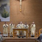 Los agustinos celebran un año del ‘don del Papa León’ con una Misa especial #Catholic – NEW LENOX, Illinois (OSV News) — Los hermanos agustinos del Papa León XIV y otras personas de la zona de Chicago recordaron con gratitud el año transcurrido desde la elección de uno de los suyos en una Misa especial celebrada el 8 de mayo.
Los agustinos de la provincia del Medio Oeste de Estados Unidos y las hermanas agustinas residentes en el área de Chicago asistieron a la Misa de acción de gracias por el primer año del Papa en la Iglesia Católica de San Judas, en New Lenox, al suroeste de Chicago. La parroquia, dirigida por los agustinos, es el lugar donde el Papa León XIV visitó por última vez Estados Unidos, en agosto de 2024, cuando aún era el cardenal Robert F. Prevost.
“Qué bendecidos y afortunados somos, y sé que muchos de nosotros, en algún momento, lo hemos conocido, hemos hablado con él, hemos pasado tiempo con él. Ahora bien, no mucha gente puede decir eso del pontífice”, dijo el padre agustino Anthony B. Pizzo al inicio de la Misa. El padre Pizzo es el superior saliente de los agustinos del Medio Oeste del país, un cargo que el mismo Papa ocupó anteriormente.
Cinco agustinos y el padre pasionista Enzo Del Brocco, presidente de Catholic Theological Union (Unión Teológica Católica), donde el Papa León obtuvo su máster en teología, concelebraron la Misa. Entre ellos se encontraba el padre John Lydon, amigo cercano del Papa desde la universidad y sus días como misionero en Perú. El sacerdote agustino y el futuro Papa vivieron en Trujillo durante 10 años –en la tumultuosa década de los noventa, marcada por la inestabilidad política– enseñando y guiando a los seminaristas agustinos.
Para suscribirse a nuestro boletín electrónico semanal, haga click aquí.
En su homilía, el padre Lydon recordó la visita del Papa ese mismo día, con motivo del primer aniversario, a Pompeya, Italia, en la festividad de Nuestra Señora de Pompeya –un lugar que, según dijo, trajo consigo conversión, milagros y “mucha esperanza”. El padre Lydon también señaló que ese mismo día, en la tradición agustina, se honra a Nuestra Señora de la Gracia, patrona de los agustinos en Perú.
Las lecturas de las fiestas marianas y la carta de San Pablo a los Gálatas, en la que dice que ya no somos esclavos, sino hijos de Dios, dijo, “nos ayudan a comprender el ministerio y la misión del Papa León”.
Tras la Misa, el padre Lydon compartió con OSV News que sus primeros pensamientos al cumplirse un año de la elección de su buen amigo al Papado eran “de gratitud al Señor” por “el don del Papa León”.
“Su espíritu es lo que guió a los cardenales a elegir a nuestro sumo pontífice”, dijo. Refiriéndose al Papa León, añadió: “Necesitamos su guía moral, su voz moral en nuestro mundo actual. Y él ha asumido valientemente esa responsabilidad”.
El padre Lydon dijo que “cuesta creer que haya pasado ya un año” desde que el Papa fue elegido, “pero es solo una señal de la gracia infinita de Dios para con todos nosotros… y aunque las nubes de tormenta parecen densas, tenemos la certeza de que el Hijo, H-i-j-o, se abre paso y el Papa León nos ayuda a dirigirnos hacia él”.
El padre agustino Ray Flores, párroco de San Judas y amigo de John Prevost, uno de los dos hermanos mayores del Papa, dijo que “ha sido un privilegio… cuando pienso en haber acompañado a John a diferentes entrevistas a lo largo del año” para conocer mejor al Papa, “lo cual he disfrutado de verdad”.
“Los dos queremos compartir la buena nueva de su hermano, del Papa León y de los agustinos, así como el mensaje de paz del que el Papa León ha hablado desde el primer día de forma tan hermosa y elocuente”, afirmó. “La gente quiere eso”.
El padre Flores, que anteriormente era sacerdote diocesano, ingresó en la Orden de San Agustín en 2017, cuando el Papa León era aún el obispo Prevost de la Diócesis de Chiclayo, en Perú. Sabía que el Papa era afable cada vez que lo saludaba y llegó a conocerlo mejor hace cuatro años mientras colaboraba con él en la parroquia. Uno de los primeros feligreses que el padre Flores conoció en San Judas en enero de 2023 fue John Prevost.
Recién llegado de un viaje a Nueva York para una entrevista con la CNN, John Prevost asistió a la Misa, pero mantuvo un perfil bajo ante los medios de comunicación, tras un año vertiginoso en el que había concedido entrevistas con regularidad.
En el vestíbulo, fuera del santuario de San Judas, las personas que asistieron a la Misa charlaban con los agustinos y entre ellas. La frase “somos tan afortunados” se oía una y otra vez.
Simone Orendain es corresponsal de OSV News. Escribe desde Chicago.
Los agustinos celebran un año del ‘don del Papa León’ con una Misa especial #Catholic – NEW LENOX, Illinois (OSV News) — Los hermanos agustinos del Papa León XIV y otras personas de la zona de Chicago recordaron con gratitud el año transcurrido desde la elección de uno de los suyos en una Misa especial celebrada el 8 de mayo.
Los agustinos de la provincia del Medio Oeste de Estados Unidos y las hermanas agustinas residentes en el área de Chicago asistieron a la Misa de acción de gracias por el primer año del Papa en la Iglesia Católica de San Judas, en New Lenox, al suroeste de Chicago. La parroquia, dirigida por los agustinos, es el lugar donde el Papa León XIV visitó por última vez Estados Unidos, en agosto de 2024, cuando aún era el cardenal Robert F. Prevost.
“Qué bendecidos y afortunados somos, y sé que muchos de nosotros, en algún momento, lo hemos conocido, hemos hablado con él, hemos pasado tiempo con él. Ahora bien, no mucha gente puede decir eso del pontífice”, dijo el padre agustino Anthony B. Pizzo al inicio de la Misa. El padre Pizzo es el superior saliente de los agustinos del Medio Oeste del país, un cargo que el mismo Papa ocupó anteriormente.
Cinco agustinos y el padre pasionista Enzo Del Brocco, presidente de Catholic Theological Union (Unión Teológica Católica), donde el Papa León obtuvo su máster en teología, concelebraron la Misa. Entre ellos se encontraba el padre John Lydon, amigo cercano del Papa desde la universidad y sus días como misionero en Perú. El sacerdote agustino y el futuro Papa vivieron en Trujillo durante 10 años –en la tumultuosa década de los noventa, marcada por la inestabilidad política– enseñando y guiando a los seminaristas agustinos.
Para suscribirse a nuestro boletín electrónico semanal, haga click aquí.
En su homilía, el padre Lydon recordó la visita del Papa ese mismo día, con motivo del primer aniversario, a Pompeya, Italia, en la festividad de Nuestra Señora de Pompeya –un lugar que, según dijo, trajo consigo conversión, milagros y “mucha esperanza”. El padre Lydon también señaló que ese mismo día, en la tradición agustina, se honra a Nuestra Señora de la Gracia, patrona de los agustinos en Perú.
Las lecturas de las fiestas marianas y la carta de San Pablo a los Gálatas, en la que dice que ya no somos esclavos, sino hijos de Dios, dijo, “nos ayudan a comprender el ministerio y la misión del Papa León”.
Tras la Misa, el padre Lydon compartió con OSV News que sus primeros pensamientos al cumplirse un año de la elección de su buen amigo al Papado eran “de gratitud al Señor” por “el don del Papa León”.
“Su espíritu es lo que guió a los cardenales a elegir a nuestro sumo pontífice”, dijo. Refiriéndose al Papa León, añadió: “Necesitamos su guía moral, su voz moral en nuestro mundo actual. Y él ha asumido valientemente esa responsabilidad”.
El padre Lydon dijo que “cuesta creer que haya pasado ya un año” desde que el Papa fue elegido, “pero es solo una señal de la gracia infinita de Dios para con todos nosotros… y aunque las nubes de tormenta parecen densas, tenemos la certeza de que el Hijo, H-i-j-o, se abre paso y el Papa León nos ayuda a dirigirnos hacia él”.
El padre agustino Ray Flores, párroco de San Judas y amigo de John Prevost, uno de los dos hermanos mayores del Papa, dijo que “ha sido un privilegio… cuando pienso en haber acompañado a John a diferentes entrevistas a lo largo del año” para conocer mejor al Papa, “lo cual he disfrutado de verdad”.
“Los dos queremos compartir la buena nueva de su hermano, del Papa León y de los agustinos, así como el mensaje de paz del que el Papa León ha hablado desde el primer día de forma tan hermosa y elocuente”, afirmó. “La gente quiere eso”.
El padre Flores, que anteriormente era sacerdote diocesano, ingresó en la Orden de San Agustín en 2017, cuando el Papa León era aún el obispo Prevost de la Diócesis de Chiclayo, en Perú. Sabía que el Papa era afable cada vez que lo saludaba y llegó a conocerlo mejor hace cuatro años mientras colaboraba con él en la parroquia. Uno de los primeros feligreses que el padre Flores conoció en San Judas en enero de 2023 fue John Prevost.
Recién llegado de un viaje a Nueva York para una entrevista con la CNN, John Prevost asistió a la Misa, pero mantuvo un perfil bajo ante los medios de comunicación, tras un año vertiginoso en el que había concedido entrevistas con regularidad.
En el vestíbulo, fuera del santuario de San Judas, las personas que asistieron a la Misa charlaban con los agustinos y entre ellas. La frase “somos tan afortunados” se oía una y otra vez.
Simone Orendain es corresponsal de OSV News. Escribe desde Chicago.