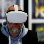 ‘Magnifica Humanitas’: La encíclica del Papa León sobre la IA advierte sobre la tentación de construir un futuro excluyendo a Dios #Catholic – (OSV News) — El Papa León XIV ha publicado su histórica encíclica sobre la inteligencia artificial “Magnifica Humanitas” este 25 de mayo, comparando el intento de construir un futuro de IA que excluye a Dios con la “Torre de Babel” y subrayando la necesidad de custodiar la dignidad humana que “corre el riesgo de verse eclipsada por nuevas formas de deshumanización”.
“Este es el riesgo de la deshumanización –construir el futuro excluyendo a Dios y reduciendo al otro a un medio–, una tentación antigua y siempre nueva, que hoy también toma un rostro técnico”, escribió el Papa León en su primera encíclica “Magnifica Humanitas: Sobre la custodia de la persona humana en el tiempo de la inteligencia artificial”.
“En la era de la inteligencia artificial, en la que la dignidad humana corre el riesgo de verse eclipsada por nuevas formas de deshumanización, tenemos el deber urgente de permanecer profundamente humanos, custodiando con amor esa magnífica humanidad que se nos ha dado y revelado en plenitud en Cristo, y que ninguna máquina podrá jamás sustituir en su esplendor” dijo.
El uso indebido de la IA comparado con la ‘Torre de Babel’
El Papa León da inicio a la primera encíclica de su pontificado diciendo que hoy la humanidad enfrenta una elección decisiva –“levantar una nueva torre de Babel o edificar la ciudad donde Dios y la humanidad habiten juntos”. Usando el relato bíblico del Génesis, el Papa advierte contra el “‘síndrome de Babel’: la idolatría del lucro que sacrifica a los débiles” y la pretensión de que todo, “incluso el misterio de la persona”, puede traducirse en “datos y rendimientos”.
“Pedir prudencia, controles rigurosos y, en ocasiones, también una ralentización en la adopción de la IA no significa estar en contra del progreso, sino ejercitar un cuidado responsable hacia la familia humana”, escribió el Santo Padre.
Desde la criptomoneda al ‘Señor de los Anillos’
El extenso documento papal está dividido en cinco capítulos y toca una gran variedad de temas relacionados con la IA, incluyendo el prospecto del desempleo masivo, el futuro de la educación, la protección de la libertad humana, el tiempo excesivo frente a las pantallas (en el caso de los jóvenes), las criptomonedas, las disparidades económicas, transhumanismo, ciberataques y la aplicación de los principios de la enseñanza social católica.
El Papa León dedica el último capítulo de su encíclica a el desarrollo y el uso de la IA en el ámbito bélico, los cuales “deben estar sujetos a las restricciones éticas más rigurosas”, y a la construcción proactiva de la paz “que frenen la carrera armamentística tecnológica”.
El pontífice estadounidense apuntó a Martin Luther King Jr., Santa Teresa de Calcuta, Dorothy Day, Santa Laura Montoya, San Maximiliano Kolbe, entre otros, como ejemplos que algunos “acontecimientos ayudan a ver que la historia puede cambiar cuando al menos un solo hombre o una sola mujer se toma realmente en serio la dignidad de todos”.
Para suscribirse a nuestro boletín electrónico semanal, haga click aquí.
En “Magnifica Humanitas”, que significa “magnífica humanidad” en latín, el Papa hace un llamado a los cristianos a que no sean “espectadores resignados” o “simples comentaristas de las ruinas” sino que tomen un rol proactivo en construir el futuro al cultivar comunidad y relaciones en persona, educando a los más jóvenes a amar la sabiduría, pasar tiempo con las personas empobrecidas y los que se sienten solos, ser la voz de la justicia, defender la verdad objetiva y tratar al mundo digital como “un nuevo continente por evangelizar”.
“No nos atañe a nosotros dominar todas las mareas del mundo, sino hacer lo que está en nuestras manos por el bien de los días que nos ha tocado vivir, extirpando el mal en los campos que conocemos, y dejando a los que vendrán después una tierra limpia para la labranza”, escribió el Papa, citando al libro de J.R.R. Tolkien “El Señor de los Anillos: el retorno del rey”. Y agregó que “la civilización del amor no nace de un gesto único y espectacular, sino de una suma de fidelidades pequeñas y tenaces, que hacen frente a la deshumanización”.
Bajar el ritmo cuando todo se está acelerando
En su encíclica, el Papa León dice que la idea de “una IA más moral” no es suficiente, si esta moral es decidida por unos pocos.
“Se necesita una política más presente, capaz de ralentizar donde todo acelera y de proteger los espacios en los que las comunidades pueden seguir participando e interrogándose”, dijo.
El Santo Padre argumentó que “no podemos considerar a la IA como moralmente neutra” y subrayó que el discernimiento ético no puede ser limitado a “preguntarse si usamos un determinado sistema para un fin bueno o malo” sino “que debe interrogarse también sobre el modo en el que está diseñado y qué idea de persona y de sociedad queda inscrita en los datos y en los modelos que lo guían”.
El Papa León añadió que la propiedad de los datos no debe ser confiada solamente al control privado y que los datos “no pueden ser vendidos o confiados a unos pocos”, llamando por una reglamentación apropiada y pensamiento creativo “capaz de gestionarlos como uno de los bienes comunes o colectivos”.
El desempleo como ‘mal grave’ y ‘calamidad social’
El Papa León abordó el espectro del desempleo masivo debido a la adopción de la inteligencia artificial (IA), y dijo que esto sería “una verdadera calamidad social, lo que pone especialmente de relieve la responsabilidad del Estado”. Citó a la encíclica sobre el trabajo humano de San Juan Pablo II, publicada en 1981, “Laborem Exercens”, subrayando que su predecesor reconoció que el desempleo era “un mal grave”. Y el Papa León añadió que exponer “a muchos a una situación de inactividad forzada, de ausencia de responsabilidades, de falta de compromiso y de estímulos cotidianos” podría llevar al “empobrecimiento humano y cultural”.
“El objetivo de obtener mayores beneficios no puede justificar decisiones que sacrifiquen sistemáticamente el empleo, porque la persona humana es un fin y no un medio, y el orden económico debe permanecer subordinado a su dignidad y al bien común”, dijo el Papa León.
“Sin decisiones valientes, surgen más pobreza y más desigualdades, con una multitud de excluidos rodeados de máquinas y sistemas automatizados que han ocupado su lugar”, añadió.
–Dios creó a los seres humanos para la comunión, no la eficiencia–
El Papa León escribe que la IA promete eficiencia, pero los “nuevos modos” de trabajar no son necesariamente mejores, y describe cómo “contrariamente a los beneficios anunciados sobre la IA, los enfoques actuales de la tecnología pueden paradójicamente desespecializar a los trabajadores, someterlos a una vigilancia automatizada y relegarlos a tareas rígidas y repetitivas”.
“Cuando la eficiencia se vuelve medida de valor, el ser humano es tentado a considerarse como un proyecto que debe optimizarse más que como una criatura llamada a la relación y a la comunión”, dijo el Papa.
La defensa de la verdad objetiva
La verdad es uno de los temas principales de la encíclica del pontífice agustino. Dijo que frente a los flujos incesantes de información, opiniones, imágenes y algoritmos sofisticados que pueden influenciar decisiones, es imperativo cultivar “un corazón que ama la verdad, que desea lo justo más que los contenidos de mayor atractivo, que busca la sabiduría más que el impacto inmediato”.
“La verdad que no debemos perder es la de Dios y la del ser humano, tal como Cristo nos la ha revelado. Es necesario abandonar una visión del hombre individualista y técnica”, dijo.
Citando al Papa Benedicto XVI, añadió, “el hombre moderno tiene la errónea convicción de ser el único autor de sí mismo, de su vida y de la sociedad. Es una presunción fruto de la cerrazón egoísta en sí mismo”.
El Papa subrayó que “la búsqueda de la verdad es un elemento esencial para la democracia” y que “el desinterés por la verdad conduce lenta pero inexorablemente hacia el totalitarismo”.
Dijo que debemos “promover una ecología de la comunicación” en el establecimiento de normas públicas “que hagan más transparentes los criterios con los que se seleccionan y amplifican los contenidos y que protejan los datos personales”. En el ámbito social y cultural, hizo un llamado al “fortalecimiento de los organismos intermedios, un periodismo serio y espacios de debate”, y a la adquisición de más formación en el uso de herramientas digitales por parte de las familias y las escuelas y a la búsqueda por parte de las universidades a “la integración de los conocimientos”.
“La primera tarea que nos corresponde es no demonizar ni idolatrar los medios, sino gestionarlos a partir de un punto fijo: la verdad es un bien común y no una propiedad de quienes tienen poder o visibilidad”, puntualizó.
Control social y la ‘economía digital de la atención’
El Papa León hizo un llamado a la “educación en la sobriedad digital” debido a las sutiles formas de adicción en la “economía digital de la atención” de hoy en día en que las plataformas y servicios digitales “están diseñados para captar el tiempo y la mirada de los usuarios” lo que debilita “la libertad interior”.
Advirtió sobre el riesgo “del control social que la recopilación masiva de datos y el uso de sistemas algorítmicos hacen posible”.
“Cuando cada gesto deja huellas –desplazamientos, compras, relaciones, preferencias– se crea un poder nuevo: el de perfilar, prever y orientar los comportamientos, a menudo sin que las personas tengan plena conciencia de ello”, escribió. “Si estos datos se utilizan para tomar decisiones que inciden en oportunidades concretas (acceso al crédito, selección de personal, servicios), existe el riesgo de socavar la libertad y discriminar a los más vulnerables”.
El Papa León XIII y la doctrina social católica
El Papa XIV sitúa su reflexión sobre la era de la inteligencia artificial en el contexto de la tradición magisterial de la doctrina social de la Iglesia, a veces conocida como enseñanza social católica. El primer capítulo de la encíclica ofrece una visión general de la contribución de cada papa al magisterio social de la Iglesia, desde el Papa León XIII hasta la actualidad, destacando las ideas clave que resultan especialmente relevantes hoy en día. El segundo capítulo provee definiciones de principios clave de la doctrina social de la Iglesia desde “el bien común” a la “subsidiariedad”. El Papa Francisco y San Juan Pablo II son citados con frecuencia a lo largo de la encíclica.
El Papa León XIV firmó “Magnifica Humanitas” el 15 de mayo, coincidiendo con el 135.º aniversario de “Rerum Novarum”, la encíclica social fundacional de 1891 del Papa León XIII sobre el trabajo y el capital, redactada durante la primera Revolución Industrial.
“Mientras las nuevas redes económicas y tecnológicas pueden generar exclusión, aislamiento y dependencias, la Iglesia, alimentada por la Eucaristía, está llamada a hacer visible otro tipo de medida, custodiando los vínculos, devolviendo la voz a los invisibles y orientando los procesos hacia la dignidad de las personas”, dijo el Papa León XIV.
Courtney Mares es editora del Vaticano para OSV News. Síguela en X @catholicourtney. ‘Magnifica Humanitas’: La encíclica del Papa León sobre la IA advierte sobre la tentación de construir un futuro excluyendo a Dios #Catholic – (OSV News) — El Papa León XIV ha publicado su histórica encíclica sobre la inteligencia artificial “Magnifica Humanitas” este 25 de mayo, comparando el intento de construir un futuro de IA que excluye a Dios con la “Torre de Babel” y subrayando la necesidad de custodiar la dignidad humana que “corre el riesgo de verse eclipsada por nuevas formas de deshumanización”.
“Este es el riesgo de la deshumanización –construir el futuro excluyendo a Dios y reduciendo al otro a un medio–, una tentación antigua y siempre nueva, que hoy también toma un rostro técnico”, escribió el Papa León en su primera encíclica “Magnifica Humanitas: Sobre la custodia de la persona humana en el tiempo de la inteligencia artificial”.
“En la era de la inteligencia artificial, en la que la dignidad humana corre el riesgo de verse eclipsada por nuevas formas de deshumanización, tenemos el deber urgente de permanecer profundamente humanos, custodiando con amor esa magnífica humanidad que se nos ha dado y revelado en plenitud en Cristo, y que ninguna máquina podrá jamás sustituir en su esplendor” dijo.
El uso indebido de la IA comparado con la ‘Torre de Babel’
El Papa León da inicio a la primera encíclica de su pontificado diciendo que hoy la humanidad enfrenta una elección decisiva –“levantar una nueva torre de Babel o edificar la ciudad donde Dios y la humanidad habiten juntos”. Usando el relato bíblico del Génesis, el Papa advierte contra el “‘síndrome de Babel’: la idolatría del lucro que sacrifica a los débiles” y la pretensión de que todo, “incluso el misterio de la persona”, puede traducirse en “datos y rendimientos”.
“Pedir prudencia, controles rigurosos y, en ocasiones, también una ralentización en la adopción de la IA no significa estar en contra del progreso, sino ejercitar un cuidado responsable hacia la familia humana”, escribió el Santo Padre.
Desde la criptomoneda al ‘Señor de los Anillos’
El extenso documento papal está dividido en cinco capítulos y toca una gran variedad de temas relacionados con la IA, incluyendo el prospecto del desempleo masivo, el futuro de la educación, la protección de la libertad humana, el tiempo excesivo frente a las pantallas (en el caso de los jóvenes), las criptomonedas, las disparidades económicas, transhumanismo, ciberataques y la aplicación de los principios de la enseñanza social católica.
El Papa León dedica el último capítulo de su encíclica a el desarrollo y el uso de la IA en el ámbito bélico, los cuales “deben estar sujetos a las restricciones éticas más rigurosas”, y a la construcción proactiva de la paz “que frenen la carrera armamentística tecnológica”.
El pontífice estadounidense apuntó a Martin Luther King Jr., Santa Teresa de Calcuta, Dorothy Day, Santa Laura Montoya, San Maximiliano Kolbe, entre otros, como ejemplos que algunos “acontecimientos ayudan a ver que la historia puede cambiar cuando al menos un solo hombre o una sola mujer se toma realmente en serio la dignidad de todos”.
Para suscribirse a nuestro boletín electrónico semanal, haga click aquí.
En “Magnifica Humanitas”, que significa “magnífica humanidad” en latín, el Papa hace un llamado a los cristianos a que no sean “espectadores resignados” o “simples comentaristas de las ruinas” sino que tomen un rol proactivo en construir el futuro al cultivar comunidad y relaciones en persona, educando a los más jóvenes a amar la sabiduría, pasar tiempo con las personas empobrecidas y los que se sienten solos, ser la voz de la justicia, defender la verdad objetiva y tratar al mundo digital como “un nuevo continente por evangelizar”.
“No nos atañe a nosotros dominar todas las mareas del mundo, sino hacer lo que está en nuestras manos por el bien de los días que nos ha tocado vivir, extirpando el mal en los campos que conocemos, y dejando a los que vendrán después una tierra limpia para la labranza”, escribió el Papa, citando al libro de J.R.R. Tolkien “El Señor de los Anillos: el retorno del rey”. Y agregó que “la civilización del amor no nace de un gesto único y espectacular, sino de una suma de fidelidades pequeñas y tenaces, que hacen frente a la deshumanización”.
Bajar el ritmo cuando todo se está acelerando
En su encíclica, el Papa León dice que la idea de “una IA más moral” no es suficiente, si esta moral es decidida por unos pocos.
“Se necesita una política más presente, capaz de ralentizar donde todo acelera y de proteger los espacios en los que las comunidades pueden seguir participando e interrogándose”, dijo.
El Santo Padre argumentó que “no podemos considerar a la IA como moralmente neutra” y subrayó que el discernimiento ético no puede ser limitado a “preguntarse si usamos un determinado sistema para un fin bueno o malo” sino “que debe interrogarse también sobre el modo en el que está diseñado y qué idea de persona y de sociedad queda inscrita en los datos y en los modelos que lo guían”.
El Papa León añadió que la propiedad de los datos no debe ser confiada solamente al control privado y que los datos “no pueden ser vendidos o confiados a unos pocos”, llamando por una reglamentación apropiada y pensamiento creativo “capaz de gestionarlos como uno de los bienes comunes o colectivos”.
El desempleo como ‘mal grave’ y ‘calamidad social’
El Papa León abordó el espectro del desempleo masivo debido a la adopción de la inteligencia artificial (IA), y dijo que esto sería “una verdadera calamidad social, lo que pone especialmente de relieve la responsabilidad del Estado”. Citó a la encíclica sobre el trabajo humano de San Juan Pablo II, publicada en 1981, “Laborem Exercens”, subrayando que su predecesor reconoció que el desempleo era “un mal grave”. Y el Papa León añadió que exponer “a muchos a una situación de inactividad forzada, de ausencia de responsabilidades, de falta de compromiso y de estímulos cotidianos” podría llevar al “empobrecimiento humano y cultural”.
“El objetivo de obtener mayores beneficios no puede justificar decisiones que sacrifiquen sistemáticamente el empleo, porque la persona humana es un fin y no un medio, y el orden económico debe permanecer subordinado a su dignidad y al bien común”, dijo el Papa León.
“Sin decisiones valientes, surgen más pobreza y más desigualdades, con una multitud de excluidos rodeados de máquinas y sistemas automatizados que han ocupado su lugar”, añadió.
–Dios creó a los seres humanos para la comunión, no la eficiencia–
El Papa León escribe que la IA promete eficiencia, pero los “nuevos modos” de trabajar no son necesariamente mejores, y describe cómo “contrariamente a los beneficios anunciados sobre la IA, los enfoques actuales de la tecnología pueden paradójicamente desespecializar a los trabajadores, someterlos a una vigilancia automatizada y relegarlos a tareas rígidas y repetitivas”.
“Cuando la eficiencia se vuelve medida de valor, el ser humano es tentado a considerarse como un proyecto que debe optimizarse más que como una criatura llamada a la relación y a la comunión”, dijo el Papa.
La defensa de la verdad objetiva
La verdad es uno de los temas principales de la encíclica del pontífice agustino. Dijo que frente a los flujos incesantes de información, opiniones, imágenes y algoritmos sofisticados que pueden influenciar decisiones, es imperativo cultivar “un corazón que ama la verdad, que desea lo justo más que los contenidos de mayor atractivo, que busca la sabiduría más que el impacto inmediato”.
“La verdad que no debemos perder es la de Dios y la del ser humano, tal como Cristo nos la ha revelado. Es necesario abandonar una visión del hombre individualista y técnica”, dijo.
Citando al Papa Benedicto XVI, añadió, “el hombre moderno tiene la errónea convicción de ser el único autor de sí mismo, de su vida y de la sociedad. Es una presunción fruto de la cerrazón egoísta en sí mismo”.
El Papa subrayó que “la búsqueda de la verdad es un elemento esencial para la democracia” y que “el desinterés por la verdad conduce lenta pero inexorablemente hacia el totalitarismo”.
Dijo que debemos “promover una ecología de la comunicación” en el establecimiento de normas públicas “que hagan más transparentes los criterios con los que se seleccionan y amplifican los contenidos y que protejan los datos personales”. En el ámbito social y cultural, hizo un llamado al “fortalecimiento de los organismos intermedios, un periodismo serio y espacios de debate”, y a la adquisición de más formación en el uso de herramientas digitales por parte de las familias y las escuelas y a la búsqueda por parte de las universidades a “la integración de los conocimientos”.
“La primera tarea que nos corresponde es no demonizar ni idolatrar los medios, sino gestionarlos a partir de un punto fijo: la verdad es un bien común y no una propiedad de quienes tienen poder o visibilidad”, puntualizó.
Control social y la ‘economía digital de la atención’
El Papa León hizo un llamado a la “educación en la sobriedad digital” debido a las sutiles formas de adicción en la “economía digital de la atención” de hoy en día en que las plataformas y servicios digitales “están diseñados para captar el tiempo y la mirada de los usuarios” lo que debilita “la libertad interior”.
Advirtió sobre el riesgo “del control social que la recopilación masiva de datos y el uso de sistemas algorítmicos hacen posible”.
“Cuando cada gesto deja huellas –desplazamientos, compras, relaciones, preferencias– se crea un poder nuevo: el de perfilar, prever y orientar los comportamientos, a menudo sin que las personas tengan plena conciencia de ello”, escribió. “Si estos datos se utilizan para tomar decisiones que inciden en oportunidades concretas (acceso al crédito, selección de personal, servicios), existe el riesgo de socavar la libertad y discriminar a los más vulnerables”.
El Papa León XIII y la doctrina social católica
El Papa XIV sitúa su reflexión sobre la era de la inteligencia artificial en el contexto de la tradición magisterial de la doctrina social de la Iglesia, a veces conocida como enseñanza social católica. El primer capítulo de la encíclica ofrece una visión general de la contribución de cada papa al magisterio social de la Iglesia, desde el Papa León XIII hasta la actualidad, destacando las ideas clave que resultan especialmente relevantes hoy en día. El segundo capítulo provee definiciones de principios clave de la doctrina social de la Iglesia desde “el bien común” a la “subsidiariedad”. El Papa Francisco y San Juan Pablo II son citados con frecuencia a lo largo de la encíclica.
El Papa León XIV firmó “Magnifica Humanitas” el 15 de mayo, coincidiendo con el 135.º aniversario de “Rerum Novarum”, la encíclica social fundacional de 1891 del Papa León XIII sobre el trabajo y el capital, redactada durante la primera Revolución Industrial.
“Mientras las nuevas redes económicas y tecnológicas pueden generar exclusión, aislamiento y dependencias, la Iglesia, alimentada por la Eucaristía, está llamada a hacer visible otro tipo de medida, custodiando los vínculos, devolviendo la voz a los invisibles y orientando los procesos hacia la dignidad de las personas”, dijo el Papa León XIV.
Courtney Mares es editora del Vaticano para OSV News. Síguela en X @catholicourtney.