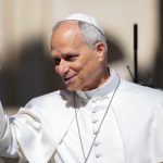 Papa León: La liturgia sostiene a los fieles, renovándolos en su fe y misión #Catholic – CIUDAD DEL VATICANO (CNS) — Cristo está presente en la liturgia — en la palabra proclamada, en los sacramentos, en los ministros, en la comunidad y, sobre todo, en la Eucaristía– afirmó el Papa León XIV.
“Dejémonos moldear interiormente por los ritos, por los símbolos, por los gestos y, sobre todo, por la presencia viva de Cristo en la liturgia”, dijo durante su discurso en la audiencia general en la Plaza de San Pedro el 20 de mayo.
Antes de comenzar su catequesis, el Papa dio la bienvenida al Catolicós de la Iglesia armenia, Aram I de Cilicia, quien se sentó a su lado durante la audiencia.
La Gran Casa de Cilicia de la Iglesia Ortodoxa Armenia abarca el Líbano, Siria, Chipre, Kuwait, los Emiratos Árabes Unidos, la región del Golfo, Irán, Grecia y las Américas, por lo que el Papa León hizo un llamado a todos a orar por la paz en el Líbano y en el Medio Oriente, que están “una vez más desgarrados por la violencia y la guerra”.
El Papa León también expresó su alegría por recibir al Catolicós Aram y a su delegación, calificando su visita de “una ocasión importante para fortalecer los lazos de unidad que ya existen entre nosotros, a medida que nos acercamos a la plena comunión entre nuestras Iglesias”.
Para suscribirse a nuestro boletín electrónico semanal, haga click aquí.
En su discurso principal, el Papa León continuó su serie de catequesis sobre el Concilio Vaticano II, pero presentó el siguiente documento conciliar en el que deseaba centrarse: la constitución del concilio sobre la sagrada liturgia, “Sacrosanctum Concilium”.
“Este documento enseña que la liturgia nos sumerge en el misterio de la pasión, muerte, resurrección y glorificación de Cristo”, dijo en su resumen a los fieles de habla inglesa.
“Cristo sigue actuando, presente en la Palabra proclamada, en los sacramentos, en los ministros que celebran, en la comunidad reunida y, sobre todo, en la Eucaristía”, afirmó al leer su resumen a los fieles hispanoparlantes.
Al redactar esta constitución, dijo que “los Padres conciliares quisieron no solo emprender una reforma de los ritos, sino también llevar a la Iglesia a contemplar y profundizar en ese vínculo vivo que la constituye y la une: el misterio de Cristo”.
“La liturgia, en efecto, toca el corazón mismo de este misterio: es a la vez el espacio, el tiempo y el contexto en el que la Iglesia recibe de Cristo su propia vida”, dijo el Papa León en su discurso principal en italiano.
“He aquí, pues, el Misterio cristiano: el acontecimiento pascual, es decir, la pasión, la muerte, la resurrección y la glorificación de Cristo, que precisamente en la liturgia se nos hace sacramentalmente presente, de modo que cada vez que participamos en la asamblea reunida ‘en su nombre’ estamos inmersos en este Misterio”, expresó.
La liturgia ayuda a sostener a los fieles, animándolos y renovándolos “en su compromiso de fe y en su misión”, y contribuye a formar “una comunidad abierta y acogedora para todos”, dijo el Papa León.
La liturgia que se celebra debe traducirse y vivirse en la vida cotidiana, “en una dinámica ética y espiritual”, dijo. Exige “una existencia fiel, capaz de hacer concreto lo que se ha vivido en la celebración: es así como nuestra vida se convierte en ‘sacrificio vivo, santo y agradable a Dios’, realizando nuestro ‘culto espiritual’”.
Papa León: La liturgia sostiene a los fieles, renovándolos en su fe y misión #Catholic – CIUDAD DEL VATICANO (CNS) — Cristo está presente en la liturgia — en la palabra proclamada, en los sacramentos, en los ministros, en la comunidad y, sobre todo, en la Eucaristía– afirmó el Papa León XIV.
“Dejémonos moldear interiormente por los ritos, por los símbolos, por los gestos y, sobre todo, por la presencia viva de Cristo en la liturgia”, dijo durante su discurso en la audiencia general en la Plaza de San Pedro el 20 de mayo.
Antes de comenzar su catequesis, el Papa dio la bienvenida al Catolicós de la Iglesia armenia, Aram I de Cilicia, quien se sentó a su lado durante la audiencia.
La Gran Casa de Cilicia de la Iglesia Ortodoxa Armenia abarca el Líbano, Siria, Chipre, Kuwait, los Emiratos Árabes Unidos, la región del Golfo, Irán, Grecia y las Américas, por lo que el Papa León hizo un llamado a todos a orar por la paz en el Líbano y en el Medio Oriente, que están “una vez más desgarrados por la violencia y la guerra”.
El Papa León también expresó su alegría por recibir al Catolicós Aram y a su delegación, calificando su visita de “una ocasión importante para fortalecer los lazos de unidad que ya existen entre nosotros, a medida que nos acercamos a la plena comunión entre nuestras Iglesias”.
Para suscribirse a nuestro boletín electrónico semanal, haga click aquí.
En su discurso principal, el Papa León continuó su serie de catequesis sobre el Concilio Vaticano II, pero presentó el siguiente documento conciliar en el que deseaba centrarse: la constitución del concilio sobre la sagrada liturgia, “Sacrosanctum Concilium”.
“Este documento enseña que la liturgia nos sumerge en el misterio de la pasión, muerte, resurrección y glorificación de Cristo”, dijo en su resumen a los fieles de habla inglesa.
“Cristo sigue actuando, presente en la Palabra proclamada, en los sacramentos, en los ministros que celebran, en la comunidad reunida y, sobre todo, en la Eucaristía”, afirmó al leer su resumen a los fieles hispanoparlantes.
Al redactar esta constitución, dijo que “los Padres conciliares quisieron no solo emprender una reforma de los ritos, sino también llevar a la Iglesia a contemplar y profundizar en ese vínculo vivo que la constituye y la une: el misterio de Cristo”.
“La liturgia, en efecto, toca el corazón mismo de este misterio: es a la vez el espacio, el tiempo y el contexto en el que la Iglesia recibe de Cristo su propia vida”, dijo el Papa León en su discurso principal en italiano.
“He aquí, pues, el Misterio cristiano: el acontecimiento pascual, es decir, la pasión, la muerte, la resurrección y la glorificación de Cristo, que precisamente en la liturgia se nos hace sacramentalmente presente, de modo que cada vez que participamos en la asamblea reunida ‘en su nombre’ estamos inmersos en este Misterio”, expresó.
La liturgia ayuda a sostener a los fieles, animándolos y renovándolos “en su compromiso de fe y en su misión”, y contribuye a formar “una comunidad abierta y acogedora para todos”, dijo el Papa León.
La liturgia que se celebra debe traducirse y vivirse en la vida cotidiana, “en una dinámica ética y espiritual”, dijo. Exige “una existencia fiel, capaz de hacer concreto lo que se ha vivido en la celebración: es así como nuestra vida se convierte en ‘sacrificio vivo, santo y agradable a Dios’, realizando nuestro ‘culto espiritual’”.