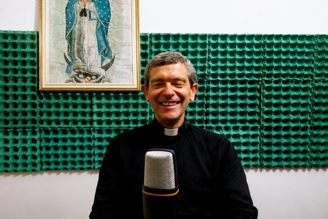 Priest evangelizing in the peripheries of Lima says he sees ‘miracles all the time’ – #Catholic – Spanish missionary priest Father Julio Alonso Ampuero dedicates every weekend to evangelizing in the Diocese of Lurín in South Lima, Peru. He gives retreats, hears confessions, and provides biblical formation and pastoral care to vulnerable individuals, a ministry through which he says he frequently witnesses “many miracles” in the form of conversions and renewed closeness to the faith.“The truth is that it’s a blessing, because practically every weekend there are groups attending the retreat,” the priest said in an interview with ACI Prensa, the Spanish-language sister service of EWTN News, referring to Holy Family Retreat House in Lurín, the place from which he carries out a large part of his missionary work.“One certainly sees the fruits," he said. "One sees the good it does for people." He told ACI Prensa that priests like him "are privileged” because people open their consciences to them, and consequently, "one sees miracles constantly.”
 
 Chapel of Holy Family Retreat House in Lurín. | Credit: Photo courtesy of Fr. Julio Ampuero
 
 Ampuero explained that the most requested retreats are those focused on inner healing and those designed for couples, which are open to engaged couples and those living together, with the aim of drawing them closer to the sacrament of matrimony.“We have also been emphasizing silent retreats, because we see that there is a need to turn inward, a need to put down roots, and a need to strengthen that relationship with the Lord,” he added.A mission accessible to the poorestAmpuero highlighted that one of the aims of the retreat house is to enable people of limited financial means to participate.“If there are people who can’t pay, or who can only pay a portion, we welcome them just the same. Divine Providence has always looked after us, and we have never gone without,” he explained.
 
 Participants at a retreat Holy Family Retreat House in Lurín. | Credit: Photo courtesy of Father Julio Ampuero
 
 For the priest, the impact of these encounters with God is evident. “One need only look at the joy with which people leave at the end of a retreat; the difference in their faces between the day they arrive and the day they depart,” he remarked.“People come back again. They say, ‘It has done me so much good that I want to do it again.’ So, that is certainly very motivating,” he added.‘I’ve found great openness to the Gospel here’Ampuero arrived in Peru in 2011, following years of pastoral service and academic formation in Spain and Italy.A specialist in Sacred Scripture, he pursued studies in Rome and Jerusalem at the behest of his superiors. He served as a professor of “Introduction to Sacred Scripture and the Epistles of St. Paul” at the San Ildefonso Institute of Higher Theological Studies in Toledo, in addition to serving as a formator at the seminary for several years. He subsequently channeled this experience toward evangelization and the formation of Godʼs people.“I didn’t view myself as a biblical researcher, but rather as someone tasked with disseminating, with making known, all that richness,” he explained.He currently has nearly 30 publications on biblical and spiritual formation to his name.The presence of priests from Toledo in South Lima dates back several decades to when they first began working in Villa El Salvador, a district still marked by poverty.Ampuero said that one of the experiences that has impacted him most since his arrival in Peru has been the peopleʼs receptiveness to the Catholic faith.“In Spain, there has been very strong secularization over the last few decades. My experience upon arriving here is that, generally speaking, that was not the case. I have encountered a great openness to the Gospel, a great openness to the tenets of the faith,” he said.
 
 Eucharistic adoration at a retreat at the Holy Family Retreat House in Lurín. | Credit: Photo courtesy of Father Julio Ampuero
 
 He also said the people are close to their priests and place a high value on the Sacrament of Reconciliation.“One can sometimes spend hours hearing confessions, and people seek out the priest; sometimes simply to unburden themselves, to share their problems, and to find a little consolation and hope,” he recounted.Evangelizing among the most vulnerableIn addition to leading spiritual retreats, Ampuero ministers at the Sowing Hope shelter, which houses 150 men — including the elderly, individuals with mental illnesses, and people rescued from the streets, many of whom are former drug addicts.“These individuals, who have often lost everything, can come to know the greatest thing of all: the love of God,” he said.The priest particularly highlighted the transformative power of faith in people struggling with addiction. “We know that in cases of addiction, it’s faith in Christ, the encounter with Christ, that can most radically set you free,” he affirmed.“That encounter with Christ is what liberates you and heals all wounds.”
 
 Ampuero carrying the Most Holy Sacrament of the Altar. | Credit: Photo courtesy of Father Julio Ampuero
 
 ‘Prayer is my daily strength’The priest said that the key to sustaining such an intense apostolate lies in prayer.“For me, prayer is my daily strength, and I would not give it up for anything. It’s what gives you oxygen; it’s what strengthens you; it’s what enables you to bear the burdens of your brothers and sisters as well,” he explained.Finally, he shared a message to young people who may be experiencing stirrings to enter the religious or consecrated life.“Don’t be afraid. When God calls us to something, he will always provide the means to carry it out,” he affirmed.“God takes nothing away; rather, he gives everything,” he said, recalling a saying of the late Pope Benedict XVI.This story was first published by ACI Prensa, the Spanish-language sister service of EWTN News. It has been translated and adapted by EWTN News English.