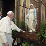 Seis veces que la Virgen María se apareció para animar, amonestar o inspirar a los fieles #Catholic – (OSV News) — Aunque Dios ya lo ha “dicho todo” a través de Jesucristo, tal y como enseña la Iglesia, algunos cristianos a lo largo de los siglos han atestiguado haber visto u oído a Jesús, a los ángeles o a los santos, especialmente a la Santísima Madre.
Así, “a lo largo de los siglos ha habido revelaciones llamadas ‘privadas’, algunas de las cuales han sido reconocidas por la autoridad de la Iglesia”, como enseña el Catecismo de la Iglesia Católica (n.º 67). “Estas, sin embargo, no pertenecen al depósito de la fe. Su función no es la de ‘mejorar’ o ‘completar’ la Revelación definitiva de Cristo, sino la de ayudar a vivirla más plenamente en una cierta época de la historia”.
A continuación, se ofrece una descripción de seis de las apariciones marianas aprobadas más influyentes de los últimos cinco siglos.
Nuestra Señora de Guadalupe (1531)
Entre el 9 y el 12 de diciembre de 1531, Nuestra Señora se apareció cuatro veces a San Juan Diego Cuauhtlatoatzin(1474-1548), miembro del pueblo chichimeca y converso, en el cerro de Tepeyac, cerca de la Ciudad de México.
Ten por seguro, “hijito mío el más amado, que yo soy la perfecta siempre Virgen María, y tengo el privilegio de ser Madre (de Jesús) del verdaderísimo Dios, aquel por quien se vive”, el Señor de todas las cosas cercanas y lejanas, “el Señor del cielo y de la tierra”, dijo ella, según se narra en el escrito conocido como Nican Mopohua, que en Náhuatl quiere decir “Aquí se Narra”. Según la traducción del texto, la Virgen dijo a Juan Diego: “Mucho quiero … que aquí tengan la bondad de construirme mi templecito, para allí mostrárselo a Ustedes, engrandecerlo, entregárselo a Él …”.
Nuestra Señora pidió a Juan Diego que diera a conocer su petición al obispo Juan de Zumárraga. El obispo pidió una señal durante una visita a Juan Diego. Cuando volvió a ver a Nuestra Señora, ella le indicó que se dirigiera a la cima de una colina, donde vio un jardín de flores; cortó las rosas y las colocó en su manto, o tilma. Al regresar ante el obispo, abrió su tilma. Las rosas cayeron al suelo y la imagen de Nuestra Señora de Guadalupe apareció milagrosamente en su tilma.
En 1754, el Papa Benedicto XIV aprobó a Nuestra Señora de Guadalupe como patrona de México, y San Juan Pablo II la nombró “patrona de las Américas” en 1999. Visitó su basílica en 1979, 1990, 1999 y 2002. El Papa Francisco la visitó en 2016.
Nuestra Señora de la Medalla Milagrosa (1830)
En 1830, la Santísima Virgen María se apareció tres veces a Santa Catalina Labouré (1806-1876), miembro de las Hijas de la Caridad de San Vicente de Paúl. La segunda vez, vio a María aplastando una serpiente, con rayos que brotaban de sus manos. También vio las palabras: “Oh María, concebida sin pecado, ruega por nosotros que acudimos a ti”, y oyó una voz que decía: “Haz, haz acuñar una medalla según este modelo. Las personas que la lleven con confianza recibirán grandes gracias”.
Con el tiempo, el arzobispo de París accedió a la petición.
En 1980, San Juan Pablo II realizó una peregrinación a la capilla de París donde Santa Catalina tuvo las apariciones. “Obtienes de Dios para nosotros todas esas gracias que simbolizan los rayos de luz que irradian de tus manos abiertas. Con la única condición de que nos atrevamos a pedírtelas, de que nos acerquemos a ti con la confianza, osadía y sencillez de un niño”, rezó.

Para suscribirse a nuestro boletín electrónico semanal, haga click aquí.

Nuestra Señora de La Salette (1846)
En 1846, Nuestra Señora se apareció a dos niños franceses, Maximin Giraud (1835-1875) y Mélanie Calvat (1831-1904), en el sureste de Francia. Deploro los pecados de blasfemia, la negativa de la mayoría de los aldeanos a asistir a Misa en verano y la falta de fidelidad a la disciplina cuaresmal.
“Si mi pueblo no quiere someterse, me veo obligada a dejar caer el brazo de mi Hijo”, advirtió. “Es tan fuerte y tan pesado que no puedo sostenerlo más”. El obispo Philibert de Bruillard, de Grenoble, aprobó la aparición en 1851.
“María, Madre llena de amor, mostró en este lugar su tristeza ante el mal moral de la humanidad”, escribió San Juan Pablo II en una carta con motivo del 150.º aniversario de la aparición. “A través de sus lágrimas, nos ayuda a comprender mejor la dolorosa gravedad del pecado, del rechazo a Dios, pero también la fidelidad apasionada que su hijo mantiene hacia sus hijos –él, el Redentor cuyo amor está herido por el olvido y el rechazo”.
Nuestra Señora de Lourdes (1858)
Nuestra Señora se apareció 18 veces a Santa Bernadette Soubirous (1844-1879) en Lourdes, una localidad del suroeste de Francia.
“Del 11 de febrero al 16 de julio de 1858, la Bienaventurada Virgen María” tuvo a bien, como nuevo favor, “manifestarse en la tierra pirinea a una niña piadosa y pura, hija de una familia cristiana, trabajadora en su pobreza”, escribió el Papa Pío XII en una encíclica de 1957.
Nuestra Señora dijo en una ocasión: ¡Penitencia! ¡Penitencia! ¡Penitencia! Reza a Dios por los pecadores. Besa el suelo como acto de penitencia por los pecadores. Después de que un manantial comenzara a brotar, Nuestra Señora dijo: “Vaya a decir a los sacerdotes que se construya aquí una capilla”. Cuando Bernadette le pidió que se identificara, ella declaró: “Yo soy la Inmaculada Concepción”.
El obispo Bertrand-Sévère Mascarou-Laurence, de Tarbes-et-Lourdes, aprobó las apariciones en 1862. En 1911, San Pío X escribió que el santuario de Lourdes “parece superar en gloria a todos los demás del mundo católico”. San Juan Pablo II peregrinó allí en 1983 y 2004, al igual que el Papa Benedicto XVI en 2008.
Nuestra Señora de Knock (1879)
En 1879, quince personas de todas las edades en Knock, Irlanda, fueron testigos de una aparición de la Santísima Virgen, San José y San Juan Evangelista en una tarde lluviosa; la Santísima Virgen rezó, pero no habló. En cuestión de meses, el arzobispo John McHale de Tuam consideró creíble su testimonio, y el lugar pronto se convirtió en un lugar de peregrinación.
En 1979, San Juan Pablo II celebró una Misa en Knock y consagró la Basílica de Nuestra Señora, Reina de Irlanda. “Desde hace ahora un siglo habéis santificado este lugar de peregrinación con vuestras oraciones, sacrificios y penitencia”, predicó. “Todos cuantos han venido aquí han recibido bendiciones por intercesión de María”.
“Desde aquel día de gracia del 21 de agosto de 1879 hasta hoy, enfermos y atribulados, minusválidos del cuerpo y de la mente, personas de fe atormentada o de conciencia turbada, todos han recibido remedio, consuelo y fuerza en la fe, porque han confiado en que la Madre de Dios los llevaría a su Hijo Jesús”, añadió.
El Papa Francisco visitó el Santuario de Nuestra Señora de Knock en 2018 y lo elevó de santuario nacional a internacional.
Nuestra Señora de Fátima (1917)
En 1917, Nuestra Señora del Rosario se apareció durante seis meses consecutivos a tres niños portugueses: la Venerable Lucía Santos (1907-2005), Santa Jacinta Marto (1910-1920) y San Francisco Marto (1908-1919). Su mensaje fue de oración, expiación y devoción a su Inmaculado Corazón.
“Es necesario rezar el rosario para que se termine la guerra. Con la oración a la Virgen se puede obtener la paz”, dijo. “Después de cada misterio digan: ‘Oh Jesús, perdónanos nuestros pecados, líbranos del fuego del infierno y lleva al cielo a todas las almas, especialmente a las más necesitadas de tu misericordia’”.
“¡Hagan sacrificios por los pecadores y digan muchas veces, y especialmente cuando hagan un sacrificio: ‘Oh, Jesús, es por tu amor, por la conversión de los pecadores y en reparación de los pecados cometidos contra el Inmaculado Corazón de María!’”, dijo también.
Reveló a los niños un secreto en tres partes: una visión del infierno, una petición de la devoción del primer sábado y la consagración de Rusia al Inmaculado Corazón, y el asesinato de un obispo vestido de blanco, junto con otros clérigos, religiosos y laicos. El Papa Pío XII, San Pablo VI, San Juan Pablo II y el Papa Francisco han consagrado el mundo al Inmaculado Corazón de María, y la Congregación para la Doctrina de la Fe publicó el texto de la tercera parte del secreto en el año 2000, junto con un comentario.
Durante la última aparición, el 13 de octubre, Nuestra Señora pidió la construcción de una capilla, y 70.000 espectadores presenciaron cómo el sol bailaba en el cielo. El obispo José Alves Correia da Silva, de Leiria-Fátima, aprobó las apariciones en 1930, y San Pablo VI, San Juan Pablo II, el Papa Benedicto XVI y el Papa Francisco realizaron peregrinaciones a ese lugar.
Jeff Ziegler, licenciado en Clásicas y Teología Sagrada, escribe desde Carolina del Norte.