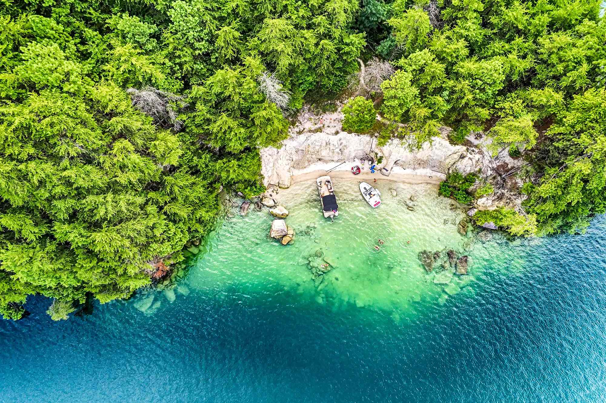 This Remote Lake in South Carolina Boasts Crystal-clear Waters and an Underwater Ghost Town #Travel Here’s everything to know about visiting Lake Jocassee.