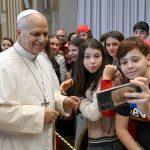 Trece cosas que hay que saber sobre la encíclica del Papa León sobre la IA #Catholic – (OSV News) — ¿Qué significa custodiar nuestra humanidad? Esa pregunta está en el centro de la tan esperada primera encíclica del Papa León XIV, “Magnifica Humanitas: Sobre la custodia de la persona humana en el tiempo de la inteligencia artificial”, publicada el 25 de mayo. A continuación, se presentan algunos aspectos clave sobre esta importante misiva papal.
1. Significa “Magnífica humanidad” en latín; el título proviene de las primeras palabras del texto tal y como están traducidas al latín, como habitualmente ocurre con las encíclicas papales. Esas palabras dicen, según su traducción al español: “La magnífica humanidad que Dios ha creado se encuentra hoy ante una elección decisiva: levantar una nueva torre de Babel o edificar la ciudad donde Dios y la humanidad habiten juntos”. A lo largo de la encíclica, el Papa León destaca “la grandeza de la persona humana”, con hombres y mujeres creados por Dios para la relación con él y para con los demás, cooperando con la labor creativa de Dios y guiados por el Espíritu Santo.
2. El documento –en su versión en español– cuenta con más de 44.000 palabras. Contiene cinco capítulos enmarcados entre una introducción y una conclusión sólidas. El primer capítulo traza la evolución de la doctrina social de la Iglesia, o enseñanza social, especialmente desde la “Rerum Novarum”, la influyente encíclica de 1891 del Papa León XIII sobre la dignidad del trabajo. El segundo capítulo ahonda en la substancia de la doctrina social católica. El tercer capítulo explora los desafíos que la inteligencia artificial presenta a la humanidad, el cuarto capítulo se centra en la defensa de la verdad, el trabajo, y la libertad; y el quinto capítulo se enfoca en lo que implica usar IA en situaciones bélicas.
Para suscribirse a nuestro boletín electrónico semanal, haga click aquí.
3. Desde la educación y los trabajos a las compañías tecnológicas privadas y las familias, los temas cubiertos por “Magnifica Humanitas” son muy amplios. La encíclica aborda temas como el prospecto del desempleo, el futuro de la educación, la protección de las libertades humanas, el tiempo excesivo frente a las pantallas, la adición a la tecnología, la propiedad de los datos, criptomonedas, disparidades económicas, el impacto medioambiental, transhumanismo y posthumanismo, además de ciberataques y otros tipos de conflictos bélicos. El Papa León habló de la idea de una “IA más moral” y argumenta que las bases de “la denominada ‘alineación’ de la IA con los valores humanos” requiere “la posibilidad de discutir el código ético que debe ser usado, sometiéndolo a criterios de justicia social compartida” en conversaciones que incluyan a todas las comunidades.
4. Este documento incluye referencias a una variedad de pensadores influyentes. Más allá de los predecesores del Papa León, la encíclica apunta, o cita a Dorothy Day, Maria Montessori, Martin Luther King Jr., J.R.R. Tolkien, Platón, la conferencia episcopal estadounidense, y la pensadora Hannah Arendt, entre otros. Y, por supuesto, el Papa León entreteje referencias a San Agustín, el santo patrón de la orden religiosa del pontífice agustino y un guía siempre presente, especialmente por medio del libro del obispo africano del siglo V, “La ciudad de Dios”. 5. 5. Recurre a imágenes bíblicas para instar a la gente a reflexionar sobre lo que la humanidad está construyendo en “la obra de nuestro tiempo”. La Torre de Babel y la Ciudad de Dios son contrastadas a lo largo de la encíclica para ilustrar las dos direcciones posibles que podría tomar la era de la IA: un camino de arrogancia, hacia un sentido artificial de autosuficiencia y caos, o un camino hacia la comunión, la relación y Dios. El Papa León subraya la necesidad crítica para desarrollar un proceso de discernimiento para guiar el desarrollo de la IA. “Hoy nuestra edificación debe tener como fundamento la relación con Dios”, escribió el Papa León.
6. A pesar de sus desafíos, la IA no debe ser temida. La tecnología “no debe considerarse, en sí misma, como una fuerza antagónica respecto a la persona”, escribió. “A lo largo de los siglos, el desarrollo tecnológico ha contribuido a una mejora significativa de las condiciones de vida de la humanidad; al mismo tiempo, cada etapa del progreso también ha puesto de manifiesto el lado ambiguo de instrumentos capaces de causar daño cuando no se orientan hacia el bien”. Se dirige directamente a quienes desarrollan sistemas de IA, diciéndoles que “la innovación tecnológica puede ser, en cierto modo, una forma humana de participación en el acto divino de la creación” y, por tanto, los desarrolladores llevan “un importante peso ético y espiritual, ya que cada elección de proyecto expresa una visión de la humanidad”.
7. Dedicar tiempo al discernimiento es fundamental en nuestro camino hacia el futuro. La encíclica invita a la gente de buena voluntad a iniciar “un discernimiento compartido capaz de profundizar en las raíces espirituales y culturales de las transformaciones que se están produciendo” con lo que respecta a la IA. “Estamos viviendo una rápida fase de transición, un ‘cambio de época’ en el que … la mayoría de las personas permanece a la espera, observa desde lejos y simplemente aguarda a que todo salga bien”, escribió el Papa León. “Precisamente por eso se imponen en nuestra conciencia preguntas decisivas, que ya no pueden eludirse: ¿Hacia dónde vamos? ¿Hacia qué meta deseamos orientarnos? ¿Qué dirección elegir como comunidad humana y como pueblos?”
8. Explica los principios de la doctrina social de la Iglesia y por qué son importantes para construir un futuro en el que la humanidad prospere. El Papa León explica los principios fundamentales de la doctrina social católica –la dignidad de la persona, el bien común, el destino universal de los bienes, la subsidiariedad, la solidaridad y la justicia– al tiempo que defiende su aplicación como principios rectores de la IA. “La Doctrina social de la Iglesia es un patrimonio de sabiduría, en el que encontramos principios para pensar, criterios para discernir y juzgar, y orientaciones concretas para actuar”, escribió. “Se fundamenta en la Sagrada Escritura y en la Tradición y, en diálogo con las ciencias, nos ayuda a leer con lucidez los desafíos del presente, identificando caminos adecuados para vivir un testimonio cristiano límpido, con alegría y al servicio del mundo. No es un conjunto estático de conceptos, sino un corpus vivo de verdades, que custodia e interpreta la vocación de la humanidad a una vida plena y justa”. Mientras la inteligencia artificial ha avanzado exponencialmente y se ha convertido en parte de la vida cotidiana, las personas de bien deben “asumir con lucidez y responsabilidad los retos de nuestro tiempo”, dijo.
9. Las personas no pueden ser reducidas a máquinas, medirse por su eficiencia ni valorarse por su “optimización”. La inteligencia artificial amenaza con hacer “parecer justa y normal una visión antihumana”, escribió el Papa León, “según la cual la plenitud de la vida consistiría en tener más, reducir la fragilidad, eliminar lo imprevisto y controlarlo todo. Cuando la eficiencia se vuelve medida de valor, el ser humano es tentado a considerarse como un proyecto que debe optimizarse más que como una criatura llamada a la relación y a la comunión”. Por el contrario, escribió “la calidad de una civilización se mide no por el poder de sus medios, sino por el cuidado que sabe ofrecer, por la capacidad de reconocer un rostro en el otro y no una función”.
10. Se debe considerar seriamente el impacto de la IA en situaciones de guerra. El Papa León se preocupa de manera particular que la inteligencia artificial “separada de la ética y de la responsabilidad, haga más rápida e impersonal la decisión sobre la vida y la muerte, y presente el uso de la fuerza como una opción inmediata y viable”. Al llamar a la humanidad a una “civilización del amor”, ésta “no es una utopía ingenua, sino un proyecto exigente. Consiste en traducir la caridad en estructuras de justicia, en dar cuerpo institucional a la fraternidad y en considerar al otro –ya sea persona o pueblo– como un aliado necesario para la construcción del bien común”. También da pautas para el uso de AI en conflictos bélicos.
11. “Magnifica Humanitas” trata fundamentalmente sobre las relaciones. A lo largo de su encíclica, el Papa León destaca la relación de la humanidad con Dios, la relación de las personas entre sí. En este aspecto, él enfatiza la acción sobre la pasividad e insta a las personas a trabajar para lograr “una solidaridad deseada y elegida”. Escribió que “es el criterio para orientar los procesos tecnológicos: no basta con que la IA nos haga más eficientes o conectados, debe servir para edificar esa familia humana universal, con derechos y deberes compartidos, donde la proximidad digital se convierta en una ocasión real de encuentro y de cuidado recíproco”.
12. Independientemente de lo que depare el futuro, el sentido de la humanidad está arraigado en Jesucristo. Las conclusiones del documento incluyen una reflexión cautivadora sobre la Encarnación por medio del “rostro del Hijo una magnífica humanidad que también ilumina la época de la IA”. “Ningún sistema de cálculo, por sofisticado que sea, genera un corazón que se entrega, ni una conciencia capaz de discernir el bien. Incluso cuando las máquinas sobresalen en eficiencia, el centro de la historia sigue siendo un rostro humano que exige ser contemplado”, escribió. “Este rostro humano es la plenitud hacia la que camina la historia”.
13. La encíclica nos llama a una conversión personal. El Papa propone para los cristianos un itinerario “sobrio y exigente con el cual vivir este cambio de época a la luz del Evangelio” centrados en “la contemplación del designio de Dios”, nutriéndose de la Palabra y de la Eucaristía, construyendo “el bien en el mundo” y orando junto con la Virgen María. Él motivó a la gente a cultivar comunidad y relaciones en persona, educar a los jóvenes para que amen la verdad, pasar tiempo con los pobres y solitarios, ser una voz a favor de la justicia, defender la verdad objetiva y tratar el mundo digital “como un nuevo continente por evangelizar”. En su reflexión final, se centró en el “Magníficat”, el cántico en el que la Virgen María glorifica a Dios, y que es mencionado en el primer capítulo del Evangelio de Lucas. El Papa León escribió: “En la fidelidad humilde de cada día, también el tiempo de la IA puede ser un paso en el que el Espíritu haga madurar la civilización del amor en nuestras vidas”.
Maria Wiering es editora de OSV News. Contribuyeron a este reportaje la editora del Vaticano de OSV News, Courtney Mares, y la editora digital, Megan Marley. Trece cosas que hay que saber sobre la encíclica del Papa León sobre la IA #Catholic – (OSV News) — ¿Qué significa custodiar nuestra humanidad? Esa pregunta está en el centro de la tan esperada primera encíclica del Papa León XIV, “Magnifica Humanitas: Sobre la custodia de la persona humana en el tiempo de la inteligencia artificial”, publicada el 25 de mayo. A continuación, se presentan algunos aspectos clave sobre esta importante misiva papal.
1. Significa “Magnífica humanidad” en latín; el título proviene de las primeras palabras del texto tal y como están traducidas al latín, como habitualmente ocurre con las encíclicas papales. Esas palabras dicen, según su traducción al español: “La magnífica humanidad que Dios ha creado se encuentra hoy ante una elección decisiva: levantar una nueva torre de Babel o edificar la ciudad donde Dios y la humanidad habiten juntos”. A lo largo de la encíclica, el Papa León destaca “la grandeza de la persona humana”, con hombres y mujeres creados por Dios para la relación con él y para con los demás, cooperando con la labor creativa de Dios y guiados por el Espíritu Santo.
2. El documento –en su versión en español– cuenta con más de 44.000 palabras. Contiene cinco capítulos enmarcados entre una introducción y una conclusión sólidas. El primer capítulo traza la evolución de la doctrina social de la Iglesia, o enseñanza social, especialmente desde la “Rerum Novarum”, la influyente encíclica de 1891 del Papa León XIII sobre la dignidad del trabajo. El segundo capítulo ahonda en la substancia de la doctrina social católica. El tercer capítulo explora los desafíos que la inteligencia artificial presenta a la humanidad, el cuarto capítulo se centra en la defensa de la verdad, el trabajo, y la libertad; y el quinto capítulo se enfoca en lo que implica usar IA en situaciones bélicas.
Para suscribirse a nuestro boletín electrónico semanal, haga click aquí.
3. Desde la educación y los trabajos a las compañías tecnológicas privadas y las familias, los temas cubiertos por “Magnifica Humanitas” son muy amplios. La encíclica aborda temas como el prospecto del desempleo, el futuro de la educación, la protección de las libertades humanas, el tiempo excesivo frente a las pantallas, la adición a la tecnología, la propiedad de los datos, criptomonedas, disparidades económicas, el impacto medioambiental, transhumanismo y posthumanismo, además de ciberataques y otros tipos de conflictos bélicos. El Papa León habló de la idea de una “IA más moral” y argumenta que las bases de “la denominada ‘alineación’ de la IA con los valores humanos” requiere “la posibilidad de discutir el código ético que debe ser usado, sometiéndolo a criterios de justicia social compartida” en conversaciones que incluyan a todas las comunidades.
4. Este documento incluye referencias a una variedad de pensadores influyentes. Más allá de los predecesores del Papa León, la encíclica apunta, o cita a Dorothy Day, Maria Montessori, Martin Luther King Jr., J.R.R. Tolkien, Platón, la conferencia episcopal estadounidense, y la pensadora Hannah Arendt, entre otros. Y, por supuesto, el Papa León entreteje referencias a San Agustín, el santo patrón de la orden religiosa del pontífice agustino y un guía siempre presente, especialmente por medio del libro del obispo africano del siglo V, “La ciudad de Dios”. 5. 5. Recurre a imágenes bíblicas para instar a la gente a reflexionar sobre lo que la humanidad está construyendo en “la obra de nuestro tiempo”. La Torre de Babel y la Ciudad de Dios son contrastadas a lo largo de la encíclica para ilustrar las dos direcciones posibles que podría tomar la era de la IA: un camino de arrogancia, hacia un sentido artificial de autosuficiencia y caos, o un camino hacia la comunión, la relación y Dios. El Papa León subraya la necesidad crítica para desarrollar un proceso de discernimiento para guiar el desarrollo de la IA. “Hoy nuestra edificación debe tener como fundamento la relación con Dios”, escribió el Papa León.
6. A pesar de sus desafíos, la IA no debe ser temida. La tecnología “no debe considerarse, en sí misma, como una fuerza antagónica respecto a la persona”, escribió. “A lo largo de los siglos, el desarrollo tecnológico ha contribuido a una mejora significativa de las condiciones de vida de la humanidad; al mismo tiempo, cada etapa del progreso también ha puesto de manifiesto el lado ambiguo de instrumentos capaces de causar daño cuando no se orientan hacia el bien”. Se dirige directamente a quienes desarrollan sistemas de IA, diciéndoles que “la innovación tecnológica puede ser, en cierto modo, una forma humana de participación en el acto divino de la creación” y, por tanto, los desarrolladores llevan “un importante peso ético y espiritual, ya que cada elección de proyecto expresa una visión de la humanidad”.
7. Dedicar tiempo al discernimiento es fundamental en nuestro camino hacia el futuro. La encíclica invita a la gente de buena voluntad a iniciar “un discernimiento compartido capaz de profundizar en las raíces espirituales y culturales de las transformaciones que se están produciendo” con lo que respecta a la IA. “Estamos viviendo una rápida fase de transición, un ‘cambio de época’ en el que … la mayoría de las personas permanece a la espera, observa desde lejos y simplemente aguarda a que todo salga bien”, escribió el Papa León. “Precisamente por eso se imponen en nuestra conciencia preguntas decisivas, que ya no pueden eludirse: ¿Hacia dónde vamos? ¿Hacia qué meta deseamos orientarnos? ¿Qué dirección elegir como comunidad humana y como pueblos?”
8. Explica los principios de la doctrina social de la Iglesia y por qué son importantes para construir un futuro en el que la humanidad prospere. El Papa León explica los principios fundamentales de la doctrina social católica –la dignidad de la persona, el bien común, el destino universal de los bienes, la subsidiariedad, la solidaridad y la justicia– al tiempo que defiende su aplicación como principios rectores de la IA. “La Doctrina social de la Iglesia es un patrimonio de sabiduría, en el que encontramos principios para pensar, criterios para discernir y juzgar, y orientaciones concretas para actuar”, escribió. “Se fundamenta en la Sagrada Escritura y en la Tradición y, en diálogo con las ciencias, nos ayuda a leer con lucidez los desafíos del presente, identificando caminos adecuados para vivir un testimonio cristiano límpido, con alegría y al servicio del mundo. No es un conjunto estático de conceptos, sino un corpus vivo de verdades, que custodia e interpreta la vocación de la humanidad a una vida plena y justa”. Mientras la inteligencia artificial ha avanzado exponencialmente y se ha convertido en parte de la vida cotidiana, las personas de bien deben “asumir con lucidez y responsabilidad los retos de nuestro tiempo”, dijo.
9. Las personas no pueden ser reducidas a máquinas, medirse por su eficiencia ni valorarse por su “optimización”. La inteligencia artificial amenaza con hacer “parecer justa y normal una visión antihumana”, escribió el Papa León, “según la cual la plenitud de la vida consistiría en tener más, reducir la fragilidad, eliminar lo imprevisto y controlarlo todo. Cuando la eficiencia se vuelve medida de valor, el ser humano es tentado a considerarse como un proyecto que debe optimizarse más que como una criatura llamada a la relación y a la comunión”. Por el contrario, escribió “la calidad de una civilización se mide no por el poder de sus medios, sino por el cuidado que sabe ofrecer, por la capacidad de reconocer un rostro en el otro y no una función”.
10. Se debe considerar seriamente el impacto de la IA en situaciones de guerra. El Papa León se preocupa de manera particular que la inteligencia artificial “separada de la ética y de la responsabilidad, haga más rápida e impersonal la decisión sobre la vida y la muerte, y presente el uso de la fuerza como una opción inmediata y viable”. Al llamar a la humanidad a una “civilización del amor”, ésta “no es una utopía ingenua, sino un proyecto exigente. Consiste en traducir la caridad en estructuras de justicia, en dar cuerpo institucional a la fraternidad y en considerar al otro –ya sea persona o pueblo– como un aliado necesario para la construcción del bien común”. También da pautas para el uso de AI en conflictos bélicos.
11. “Magnifica Humanitas” trata fundamentalmente sobre las relaciones. A lo largo de su encíclica, el Papa León destaca la relación de la humanidad con Dios, la relación de las personas entre sí. En este aspecto, él enfatiza la acción sobre la pasividad e insta a las personas a trabajar para lograr “una solidaridad deseada y elegida”. Escribió que “es el criterio para orientar los procesos tecnológicos: no basta con que la IA nos haga más eficientes o conectados, debe servir para edificar esa familia humana universal, con derechos y deberes compartidos, donde la proximidad digital se convierta en una ocasión real de encuentro y de cuidado recíproco”.
12. Independientemente de lo que depare el futuro, el sentido de la humanidad está arraigado en Jesucristo. Las conclusiones del documento incluyen una reflexión cautivadora sobre la Encarnación por medio del “rostro del Hijo una magnífica humanidad que también ilumina la época de la IA”. “Ningún sistema de cálculo, por sofisticado que sea, genera un corazón que se entrega, ni una conciencia capaz de discernir el bien. Incluso cuando las máquinas sobresalen en eficiencia, el centro de la historia sigue siendo un rostro humano que exige ser contemplado”, escribió. “Este rostro humano es la plenitud hacia la que camina la historia”.
13. La encíclica nos llama a una conversión personal. El Papa propone para los cristianos un itinerario “sobrio y exigente con el cual vivir este cambio de época a la luz del Evangelio” centrados en “la contemplación del designio de Dios”, nutriéndose de la Palabra y de la Eucaristía, construyendo “el bien en el mundo” y orando junto con la Virgen María. Él motivó a la gente a cultivar comunidad y relaciones en persona, educar a los jóvenes para que amen la verdad, pasar tiempo con los pobres y solitarios, ser una voz a favor de la justicia, defender la verdad objetiva y tratar el mundo digital “como un nuevo continente por evangelizar”. En su reflexión final, se centró en el “Magníficat”, el cántico en el que la Virgen María glorifica a Dios, y que es mencionado en el primer capítulo del Evangelio de Lucas. El Papa León escribió: “En la fidelidad humilde de cada día, también el tiempo de la IA puede ser un paso en el que el Espíritu haga madurar la civilización del amor en nuestras vidas”.
Maria Wiering es editora de OSV News. Contribuyeron a este reportaje la editora del Vaticano de OSV News, Courtney Mares, y la editora digital, Megan Marley.