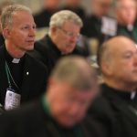 Ambiente seguro, causas de canonización y el Sagrado Corazón en la agenda de la reunión de los obispos de EEUU #Catholic – (OSV News) – La agenda de los obispos católicos de Estados Unidos para su reunión anual de primavera incluye temas como protocolos de entorno seguro, causas de canonización, el sínodo sobre la sinodalidad y la consagración de los Estados Unidos al Sagrado Corazón de Jesús.
La Conferencia de Obispos Católicos de los Estados Unidos se reunirá del 10 al 12 de junio para una asamblea plenaria de primavera en Orlando, Florida.
Las sesiones públicas de la reunión, que tendrán lugar el 10 y 11 de junio, se transmitirán en vivo a través del sitio web de la USCCB (como se le conoce a la conferencia episcopal, por sus siglas en inglés) en usccb.org, según un comunicado de prensa emitido el 18 de mayo por la conferencia.
El arzobispo Paul S. Coakley, de Oklahoma City, abrirá las sesiones públicas con su primer discurso como presidente de la USCCB, tras haber sido elegido durante la reunión anual de otoño de la conferencia en noviembre de 2025.

Para suscribirse a nuestro boletín electrónico semanal, haga click aquí.

También se dirigirá a los obispos el arzobispo Gabriele G. Caccia, quien fue nombrado nuncio papal en los Estados Unidos en marzo, tras haber servido anteriormente como observador permanente de la Santa Sede ante las Naciones Unidas. El arzobispo Caccia sucedió al cardenal Christophe Pierre, quien cumplió 80 años en enero y había ocupado el cargo desde 2016.
La USCCB señaló en su comunicado que la agenda de la asamblea de junio “aún no se ha finalizado y está sujeta a cambios”, pero afirmó que se espera que se voten varios puntos de acción.
Entre esos puntos se encuentra una revisión del “Estatuto para la Protección de Niños y Jóvenes” de la USCCB (“Charter for the Protection of Children and Young People”), adoptada en 2002 a raíz de la aparición de varios escándalos de abusos por parte del clero. Conocido comúnmente como el Estatuto de Dallas (o la Carta de Dallas), el documento establece un conjunto exhaustivo de procedimientos para abordar las denuncias de abuso sexual de menores por parte del clero católico, e incluye directrices para la reconciliación, la sanación, la rendición de cuentas y la prevención del abuso.
Sin especificar la revisión propuesta, la USCCB indicó en su comunicado que el punto del orden del día se refiere a “elementos de la Carta que los obispos han determinado que necesitan mejoras o un mayor desarrollo”.
La revisión “se alinearía con la intención original de la Carta de salvaguardar a los menores”, al tiempo que reafirma el “compromiso continuo” de la USCCB con la prevención del abuso y el establecimiento de mecanismos para responder a las denuncias, señaló el comunicado.
La USCCB señaló que su Comité para la Protección de Niños y Jóvenes, presidido por el obispo Barry C. Knestout de Richmond, Virginia, busca “equilibrar su atención y sensibilidad hacia las víctimas sobrevivientes, con una conciencia del debido proceso, los derechos de los acusados” y “los aspectos pertinentes” del derecho canónico y otros documentos clave sobre el manejo de las denuncias de abuso por parte del clero.
El comunicado de prensa citó en particular “Vox Estis Lux Mundi” (“Sois la luz del mundo”), el motu proprio del Papa Francisco que establece los procedimientos jurídicos a nivel mundial sobre cómo debe actuar la Iglesia ante los casos de abuso sexual por parte del clero, incluidos los incidentes que involucran a adultos vulnerables y los procedimientos para investigar a los obispos.
Además, los obispos considerarán las posibles revisiones de los estatutos a la luz del Vademécum de junio de 2022 del Dicasterio para la Doctrina de la Fe del Vaticano, o guía para obispos, sobre los procedimientos para manejar los casos de abuso por parte del clero.
También figuran en la agenda las consultas episcopales para dos causas de canonización: la de monseñor Joseph Francis Buh, un sacerdote misionero esloveno del siglo XIX que prestó su ministerio al pueblo ojibwe del norte de Minnesota; y la de John Rick Miller, un empresario estadounidense del siglo XX que fundó For the Love of God Worldwide, una asociación privada de fieles que promueve la consagración a Dios a través del Sagrado Corazón de Jesús y el Inmaculado Corazón de María.
Las consultas forman parte del proceso establecido por la Iglesia para las evaluaciones de santidad. Si se obtiene la aprobación de la Santa Sede tras las consultas, el obispo diocesano puede convocar un tribunal diocesano para examinar más a fondo la vida del candidato.
El Comité de Culto Divino de la USCCB completará los puntos de acción de la agenda, presentando fragmentos de dos textos para su consideración: una nueva edición del Leccionario para la Misa, que proporciona las lecturas de las Escrituras y el salmo para la liturgia de cada día; y el Suplemento del Misal Romano-Liturgia de las Horas de 2025.
En la reunión de noviembre de la USCCB, el obispo Steven J. Lopes, presidente del Comité de Culto Divino, anunció que el Vaticano había aprobado una nueva edición de la Liturgia de las Horas, la antigua oración litúrgica diaria de la Iglesia que combina las Escrituras, los textos sagrados y los himnos para el culto en diversas horas.
La asamblea de primavera también incluirá actualizaciones sobre una serie de temas adicionales, dijo la USCCB en su comunicado.
Los obispos debatirán sobre la implementación y la evaluación del Sínodo sobre la sinodalidad, así como sobre las opiniones recabadas en los diálogos celebrados en noviembre en torno a “Formando la conciencia para ser ciudadanos files”, el documento doctrinal de la USCCB sobre la responsabilidad política de los católicos.
Además, analizarán el 25.º aniversario de la implementación de “Ex Corde Ecclesia”, la constitución apostólica de San Juan Pablo II sobre las universidades católicas.
Las discusiones también examinarán la pastoral carcelaria católica; la participación de la USCCB en la Novena Intercontinental Guadalupana en honor al 500.º aniversario de las apariciones marianas en lo que hoy es la Ciudad de México; y la Jornada Mundial de la Juventud 2027, que tendrá lugar en Seúl, Corea del Sur.
Gina Christian es reportera multimedia de OSV News. Sígala en X en @GinaJesseReina.
&nbsp;
