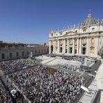 El Papa reflexiona sobre su viaje a España y afirma que el fenómeno migratorio exige que los cristianos relean el Evangelio #Catholic – Al reflexionar sobre su viaje de una semana a España, el Papa León XIV dijo que una “una clave de interpretación general” provino de las Islas Canarias, donde la migración reveló tanto los desafíos que enfrenta Europa como lo que él describió como un camino cristiano hacia una “civilización del amor”.
En su audiencia general semanal del 17 de junio, el Papa señaló que el papel del archipiélago como puerta de entrada para miles de migrantes procedentes de África ofrecía una visión integral de un tema complejo que también desafía a los cristianos a releer el Evangelio en el mundo actual.
Señaló que el fenómeno migratorio es “complejo y que requiere planes de acción orgánicos y concertados”, pero también desafía a los cristianos a “releer el Evangelio en el mundo de hoy intercambiándonos los dones de nuestras respectivas culturas y, en especial, los frutos que produce en ellas la fecundidad del mensaje de Cristo”.
“Este camino no es fácil; requiere buena voluntad y la ayuda de Dios, pero es el camino que conduce a la civilización del amor”, dijo en la Plaza de San Pedro.
Para suscribirse a nuestro boletín electrónico semanal, haga click aquí.
El Papa abordó el tema de la migración en repetidas ocasiones durante los últimos días de su viaje apostólico, con las declaraciones más contundentes de su pontificado al respecto.
“Una conciencia humana, y más aún una conciencia cristiana, no puede permanecer indiferente ante las víctimas de los naufragios y de la falta de ayuda”, dijo el 12 de junio durante un encuentro en Tenerife con organizaciones que ayudan a integrar a los migrantes.
El día anterior, desde el Puerto de Arguineguín, en Gran Canaria, advirtió contra la indiferencia ante las muertes de los migrantes.
“No podemos acostumbrarnos a contar muertos”, dijo. “La dignidad humana no tiene pasaporte ni pierde valor al cruzar una frontera”.
A pesar de bromear con los periodistas durante el vuelo a España diciendo que tal vez más gente estuviera interesada en los conciertos de Bad Bunny que se realizaban en Madrid esa misma semana, el Papa se encontró con multitudes enormes en todo el país. Más de 1,2 millones de personas asistieron a una misa en la Plaza de Cibeles de Madrid, y otras 500.000 se reunieron para una vigilia de oración juvenil en la Plaza de Lima.
“He podido notar con alegría cómo la gente, de todas las edades y condiciones, esperaba la visita del Papa: en todas partes he encontrado multitudes que me han dado la bienvenida con gran cariño. Este hecho no era algo que se pudiera dar por sentado, y merece una reflexión”, expresó durante su audiencia semanal.
A lo largo del viaje, el Papa León señaló que la misión del papado es promover la comunión, el diálogo y la unidad a través de la diversidad, temas que destacó en sus discursos por toda España.
Al reflexionar sobre la entusiasta acogida que recibió, dijo: “Considero que manifiesta la necesidad generalizada de reencontrarse unidos sobre un fundamento verdadero y profundo, no ideológico ni de interés parcial”. Lo que la gente busca, dijo, en última instancia solo se puede encontrar en Cristo, cuyo Evangelio responde a la búsqueda de la verdad y a la sed de justicia de la humanidad.
El también Papa destacó su visita a la Basílica de la Sagrada Familia de Barcelona, donde celebró la Misa y bendijo la recién terminada Torre de Jesucristo, lo que convirtió a la basílica en la iglesia más alta del mundo.
“Este encuentro de lo antiguo y lo moderno, de la tradición católica y la cultura contemporánea, me ha hecho percibir directamente el carácter propio de Europa, su riqueza inestimable, como realidad actual, no superada”, dijo a la multitud en la Plaza de San Pedro.
“Se trata de un patrimonio que hay que custodiar con cuidado, para poder invertirlo en el hoy global con sus desafíos históricos: la paz, la ecología integral, el desarrollo equitativo y sostenible, el respeto a la dignidad humana”.
El Papa también reflexionó durante su audiencia semanal sobre sus encuentros con jóvenes, sobrevivientes de abusos y presos, y señaló que la sociedad moderna a menudo deja a las personas en busca de esperanza y sentido.
“Es importante tomar conciencia de cómo la salud mental se ve cada vez más amenazada en el contexto de sociedades que se consideran avanzadas”, dijo el 9 de junio en el Estadio Olímpico Lluís Companys de Barcelona. “Es una señal de que hay algo profundamente erróneo en una cierta idea de crecimiento que somete a las personas a presiones, expectativas y tensiones que comprometen equilibrios fundamentales”.
Durante su visita a España, también rechazó los intentos de “espiritualizar el dolor, reconduciéndolo superficialmente a la ‘voluntad de Dios’ o a algún misterioso proyecto suyo, porque esto corre el riesgo de minimizar ese sufrimiento, de silenciarlo, de herir a las personas”.
“Dios no quiere el sufrimiento, lo lleva con nosotros y nos invita a confiar en Él de modo perseverante”, dijo, porque “con Dios, la vida renace siempre”.
El lema del viaje fue “Alzad la mirada”, tomado del relato evangélico en el que Jesús enseña a sus discípulos a mirar más allá de sus circunstancias y a reconocer en los demás el deseo de vida, verdad y plenitud. El Papa León afirmó haber sido testigo de ese anhelo por toda España.
“Hoy quisiera compartir con ustedes esta invitación: ¡alcemos la mirada! Aprendamos de Jesús a mirar al prójimo, la gente, el mundo, ‘con los ojos de Dios’, es decir, con amor, respeto y compasión”, dijo el 17 de junio.
El Papa reflexiona sobre su viaje a España y afirma que el fenómeno migratorio exige que los cristianos relean el Evangelio #Catholic – Al reflexionar sobre su viaje de una semana a España, el Papa León XIV dijo que una “una clave de interpretación general” provino de las Islas Canarias, donde la migración reveló tanto los desafíos que enfrenta Europa como lo que él describió como un camino cristiano hacia una “civilización del amor”.
En su audiencia general semanal del 17 de junio, el Papa señaló que el papel del archipiélago como puerta de entrada para miles de migrantes procedentes de África ofrecía una visión integral de un tema complejo que también desafía a los cristianos a releer el Evangelio en el mundo actual.
Señaló que el fenómeno migratorio es “complejo y que requiere planes de acción orgánicos y concertados”, pero también desafía a los cristianos a “releer el Evangelio en el mundo de hoy intercambiándonos los dones de nuestras respectivas culturas y, en especial, los frutos que produce en ellas la fecundidad del mensaje de Cristo”.
“Este camino no es fácil; requiere buena voluntad y la ayuda de Dios, pero es el camino que conduce a la civilización del amor”, dijo en la Plaza de San Pedro.
Para suscribirse a nuestro boletín electrónico semanal, haga click aquí.
El Papa abordó el tema de la migración en repetidas ocasiones durante los últimos días de su viaje apostólico, con las declaraciones más contundentes de su pontificado al respecto.
“Una conciencia humana, y más aún una conciencia cristiana, no puede permanecer indiferente ante las víctimas de los naufragios y de la falta de ayuda”, dijo el 12 de junio durante un encuentro en Tenerife con organizaciones que ayudan a integrar a los migrantes.
El día anterior, desde el Puerto de Arguineguín, en Gran Canaria, advirtió contra la indiferencia ante las muertes de los migrantes.
“No podemos acostumbrarnos a contar muertos”, dijo. “La dignidad humana no tiene pasaporte ni pierde valor al cruzar una frontera”.
A pesar de bromear con los periodistas durante el vuelo a España diciendo que tal vez más gente estuviera interesada en los conciertos de Bad Bunny que se realizaban en Madrid esa misma semana, el Papa se encontró con multitudes enormes en todo el país. Más de 1,2 millones de personas asistieron a una misa en la Plaza de Cibeles de Madrid, y otras 500.000 se reunieron para una vigilia de oración juvenil en la Plaza de Lima.
“He podido notar con alegría cómo la gente, de todas las edades y condiciones, esperaba la visita del Papa: en todas partes he encontrado multitudes que me han dado la bienvenida con gran cariño. Este hecho no era algo que se pudiera dar por sentado, y merece una reflexión”, expresó durante su audiencia semanal.
A lo largo del viaje, el Papa León señaló que la misión del papado es promover la comunión, el diálogo y la unidad a través de la diversidad, temas que destacó en sus discursos por toda España.
Al reflexionar sobre la entusiasta acogida que recibió, dijo: “Considero que manifiesta la necesidad generalizada de reencontrarse unidos sobre un fundamento verdadero y profundo, no ideológico ni de interés parcial”. Lo que la gente busca, dijo, en última instancia solo se puede encontrar en Cristo, cuyo Evangelio responde a la búsqueda de la verdad y a la sed de justicia de la humanidad.
El también Papa destacó su visita a la Basílica de la Sagrada Familia de Barcelona, donde celebró la Misa y bendijo la recién terminada Torre de Jesucristo, lo que convirtió a la basílica en la iglesia más alta del mundo.
“Este encuentro de lo antiguo y lo moderno, de la tradición católica y la cultura contemporánea, me ha hecho percibir directamente el carácter propio de Europa, su riqueza inestimable, como realidad actual, no superada”, dijo a la multitud en la Plaza de San Pedro.
“Se trata de un patrimonio que hay que custodiar con cuidado, para poder invertirlo en el hoy global con sus desafíos históricos: la paz, la ecología integral, el desarrollo equitativo y sostenible, el respeto a la dignidad humana”.
El Papa también reflexionó durante su audiencia semanal sobre sus encuentros con jóvenes, sobrevivientes de abusos y presos, y señaló que la sociedad moderna a menudo deja a las personas en busca de esperanza y sentido.
“Es importante tomar conciencia de cómo la salud mental se ve cada vez más amenazada en el contexto de sociedades que se consideran avanzadas”, dijo el 9 de junio en el Estadio Olímpico Lluís Companys de Barcelona. “Es una señal de que hay algo profundamente erróneo en una cierta idea de crecimiento que somete a las personas a presiones, expectativas y tensiones que comprometen equilibrios fundamentales”.
Durante su visita a España, también rechazó los intentos de “espiritualizar el dolor, reconduciéndolo superficialmente a la ‘voluntad de Dios’ o a algún misterioso proyecto suyo, porque esto corre el riesgo de minimizar ese sufrimiento, de silenciarlo, de herir a las personas”.
“Dios no quiere el sufrimiento, lo lleva con nosotros y nos invita a confiar en Él de modo perseverante”, dijo, porque “con Dios, la vida renace siempre”.
El lema del viaje fue “Alzad la mirada”, tomado del relato evangélico en el que Jesús enseña a sus discípulos a mirar más allá de sus circunstancias y a reconocer en los demás el deseo de vida, verdad y plenitud. El Papa León afirmó haber sido testigo de ese anhelo por toda España.
“Hoy quisiera compartir con ustedes esta invitación: ¡alcemos la mirada! Aprendamos de Jesús a mirar al prójimo, la gente, el mundo, ‘con los ojos de Dios’, es decir, con amor, respeto y compasión”, dijo el 17 de junio.