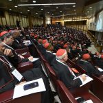 El próximo consistorio extraordinario refleja el impulso del Papa por una mayor colaboración ante los desafíos globales #Catholic – (OSV News) — El Vaticano dio a conocer el programa oficial del segundo consistorio extraordinario de este año, lo que permite vislumbrar algunos de los temas y cuestiones principales que serán discutidos por el Papa León XIV y el Colegio Cardenalicio.
El programa del consistorio, que se llevará a cabo del 26 al 27 de junio y fue publicado por la oficina de prensa del Vaticano el 22 de junio, incluye debates centrados en la reciente encíclica del Papa, “Magnifica Humanitas”, sobre la protección de la persona humana en la era de la inteligencia artificial.
Con este segundo consistorio, el Papa está dando respuesta a las solicitudes de mayor colaboración por parte de los cardenales, que el Colegio expresó durante las congregaciones generales previas a su elección el año pasado.
Según el Código de Derecho Canónico, el Colegio Cardenalicio asiste al Papa “sobre todo en los Consistorios, en los que se reúnen por mandato del Romano Pontífice y bajo su presidencia”.
El código también establece que los consistorios extraordinarios se convocan “cuando lo aconsejan especiales necesidades de la Iglesia o la gravedad de los asuntos que han de tratarse”.

Para suscribirse a nuestro boletín electrónico semanal, haga click aquí.

Durante los dos días, tras la Misa en la Basílica de San Pedro presidida por el Santo Padre el 26 de junio, los cardenales participarán en cuatro sesiones, dos por día. La primera sesión, la mañana del 26 de junio, se centrará en el tema “¿En qué mundo estamos llamados a anunciar el Evangelio?” y contará con una meditación bíblica a cargo del cardenal Grzegorz Rys, de Cracovia.
Tras un tiempo de oración y reflexión personal, los cardenales, divididos en varios grupos, compartiran sus respuestas a dos preguntas: “¿Qué sufrimientos, tensiones e interrogantes afectan hoy con mayor intensidad a los pueblos y a las comunidades eclesiales confiadas a su cuidado?” y “¿Qué signos de esperanza, de fidelidad al Evangelio y de posible reconciliación es importante llevar a la reflexión común?”.
En la segunda sesión de la tarde, el cardenal Víctor Manuel Fernández, prefecto del Dicasterio para la Doctrina de la Fe, presentará el tema “La cultura del poder y la civilización del amor”.
Según el programa, el tema se basa en el quinto capítulo de “Magnifica Humanitas”. Entre los temas que aborda el Papa León en ese capítulo se encuentran los riesgos que plantea la tecnología cuando se utiliza de manera irresponsable, especialmente en la guerra.
“Aquí la cuestión no se refiere únicamente a la eficiencia de los nuevos instrumentos, sino al riesgo de que la tecnología, separada de la ética y de la responsabilidad, haga más rápida e impersonal la decisión sobre la vida y la muerte, y presente el uso de la fuerza como una opción inmediata y viable”, escribió el Papa.
En cuanto a la civilización del amor, el Papa León citó a San Pablo VI, quien vislumbró “un orden social en el que la justicia y la caridad se entrelazan y el amor se convierte en principio de organización de la vida económica, política y cultural”.
“Hoy debemos recuperar con fuerza esta visión: la civilización del amor no es una utopía ingenua, sino un proyecto exigente”, escribió. Esta visión “consiste en traducir la caridad en estructuras de justicia, en dar cuerpo institucional a la fraternidad y en considerar al otro –ya sea persona o pueblo– como un aliado necesario para la construcción del bien común”.
El Papa León también advirtió sobre una cultura del poder “en la que la disponibilidad de medios y la capacidad de dominar tienden a dictar la agenda y los criterios de decisión”. Esta cultura relega el bien común a un segundo plano y la tragedia concreta de las personas en guerra queda reducida a una consideración secundaria en relación con los intereses estratégicos.
Tras la introducción del cardenal Fernández, los cardenales se dividirán una vez más en grupos y responderán a dos preguntas: “¿De qué manera las tensiones, las divisiones y los conflictos que atraviesan el mundo afectan hoy la vida de nuestras Iglesias y de nuestros pueblos?” y “¿Qué lenguajes, actitudes y prácticas pueden ayudar a construir la reconciliación, la convivencia y la paz?”
Las respuestas de los grupos se presentarán en la Sala del Sínodo, seguidas de debates abiertos sobre el tema, y la jornada concluirá con una oración de clausura.
El segundo y último día del consistorio, el 27 de junio, comenzará con una Misa matutina en la Basílica de San Pedro presidida por el cardenal Giovanni Battista Re, decano del Colegio Cardenalicio.
La tercera sesión, que ahondará sobre el tema “Construir en el bien: las obras de nuestro tiempo”, incluye una introducción a cargo del cardenal Stephen Brislin, de Johannesburgo, basada en la introducción y la conclusión de “Magnifica Humanitas”.
Entre los temas destacados sobre los que advierte el Papa en la introducción de la encíclica se encuentra el peligro que representa el “síndrome de Babel”.
Basándose en el relato bíblico de la construcción de la Torre de Babel, el Papa León afirmó en la encíclica que se trataba de “una obra concebida sin referencia a Dios, sustentada por una uniformidad que elimina la diversidad y que, en lugar de la comunión”.
“Evitemos, por tanto, el ‘síndrome de Babel’: la idolatría del lucro que sacrifica a los débiles, la uniformidad que aplana las diferencias, la pretensión de un lenguaje único –incluso digital– capaz de traducirlo todo, incluso el misterio de la persona, en datos y rendimientos”, escribió.
En cambio, el Papa se inspira en la narración bíblica de la reconstrucción de los muros de Jerusalén tras el exilio babilónico, en la que el pueblo redescubre un lenguaje común, “no el de la uniformidad, sino el de la comunión”.
“El relato muestra cómo la ciudad renace no gracias a la iniciativa de una sola persona, sino a través de la responsabilidad compartida de todo el pueblo: sacerdotes, artesanos, jefes de familia, mujeres y jóvenes”, escribió. “Es una obra que tiene a Dios en el centro y reconstruye los vínculos incluso antes que las piedras”.
En la conclusión de la encíclica, el Papa León rechaza “las promesas del transhumanismo”, que a menudo busca “una humanidad potenciada y casi desencarnada”, y pide que la dignidad humana ocupe un lugar central en la era digital.
“Ningún sistema de cálculo, por sofisticado que sea, genera un corazón que se entrega, ni una conciencia capaz de discernir el bien” del mal, escribió el Papa. “Incluso cuando las máquinas sobresalen en eficiencia, el centro de la historia sigue siendo un rostro humano que exige ser contemplado. Este rostro humano es la plenitud hacia la que camina la historia”.
Después de que el cardenal sudafricano pronuncie su discurso, los grupos de cardenales mantendrán debates basados en las preguntas que se centran en los aspectos que “dificultan la construcción del bien común” y en las expectativas de las personas “a quienes la Iglesia está llamada a escuchar y a quienes tal vez no escuchamos lo suficiente”.
La sesión final del consistorio se centrará en el proceso de implementación de tres años del Sínodo de los Obispos sobre la sinodalidad, que fue aprobado por el Papa Francisco el 11 de marzo de 2025, apenas 10 días antes de su muerte, y posteriormente confirmado por el Papa León.
El proceso de implementación incluye una evaluación de los avances a nivel diocesano, nacional y continental a partir de 2027, culminando en una asamblea prevista para celebrarse en el Vaticano en octubre de 2028.
Tras una presentación a cargo del cardenal Mario Grech, secretario general del Sínodo de los Obispos, y un espacio para que los cardenales formulen preguntas aclaratorias, los asistentes participarán en un diálogo abierto con el Papa León sobre el tema de la sesión.
La sesión concluirá con un discurso del Papa León que será transmitido en vivo por Vatican Media, según informó el Vaticano.
Junno Arocho Esteves es corresponsal internacional de OSV News. Síguelo en X en @jae_journalist.
&nbsp;