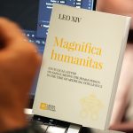 Encíclica: Las opiniones del Papa León sobre la teoría de la guerra justa y la histórica disculpa de la Iglesia por la esclavitud #Catholic – CIUDAD DEL VATICANO (CNS) — En su primera encíclica, el Papa León XIV aprovechó una amplia reflexión sobre la inteligencia artificial para cuestionar si el marco de la guerra justa de la Iglesia Católica, vigente desde hace siglos, sigue siendo válido en la guerra moderna, y para pedir perdón por el papel de la Iglesia en la esclavitud.
La encíclica del Santo Padre, titulada “Magnifica Humanitas” (“Magnífica Humanidad”), se centra principalmente en el desarrollo ético de la inteligencia artificial y los peligros que plantean las armas autónomas, el poder tecnológico concentrado y la erosión de la dignidad humana. Pero en el documento, el Papa León también hace varias intervenciones más amplias sobre la guerra, la violencia y la injusticia histórica.
Al abordar estos temas, cuestionó la enseñanza católica sobre la teoría de la guerra justa en la guerra moderna y abordó la esclavitud de una manera sin precedentes.

Para suscribirse a nuestro boletín electrónico semanal, haga click aquí.

La teoría de la guerra justa, desarrollada en gran medida a través de los escritos de San Agustín y Santo Tomás de Aquino, ha sido aceptada durante siglos dentro de la doctrina católica para determinar si la guerra podría justificarse moralmente bajo condiciones estrictas. Establece que una nación debe hacer todo lo posible por evitar la violencia, considerando el costo humano, una causa justa y el esfuerzo por entablar negociaciones diplomáticas. Recientemente ha sido invocada por la administración Trump para justificar el conflicto en curso en el Medio Oriente.
Pero el Papa León escribió que la teoría se ha vuelto cada vez más inadecuada en una era marcada por el armamento avanzado y la inteligencia artificial y “ahora está desactualizada” (el pontífice usó la palabra “outdated” en inglés, que también se puede traducir como “desfasada”. Cabe mencionar que el párrafo en cuestión de la versión en español de la encíclica explica esto de la siguiente manera: “Hoy más que nunca es importante reiterar la superación de la teoría de la ‘guerra justa’, invocada con demasiada frecuencia para justificar cualquier guerra, sin perjuicio del derecho a la legítima defensa, entendida en el sentido más estricto”).
“La humanidad cuenta con instrumentos mucho más eficaces y capaces de promover la vida humana para afrontar los conflictos, como el diálogo, la diplomacia y el perdón”, escribió el Papa León. “El recurso a la fuerza, a la violencia y a las armas testimonia una pobreza relacional que siempre tiene consecuencias desastrosas para las poblaciones civiles”.
El pontífice también introdujo criterios adicionales que, según él, deben tenerse en cuenta antes de recurrir a la guerra, entre ellos garantizar una cadena de responsabilidad clara cuando se utilizan tecnologías automatizadas en combate, establecer un “tiempo del juicio moral” en una era en la que la inteligencia artificial puede acelerar las decisiones militares y salvaguardar a los civiles.
En otra parte de la encíclica, el Papa León abordó la participación de la Iglesia Católica en el “flagelo de la esclavitud” en términos más amplios que muchos de sus predecesores. Los papas anteriores se han disculpado por casos más específicos, como la participación cristiana en el comercio transatlántico de esclavos, pero el Papa León pareció enmarcar la responsabilidad de la Iglesia en términos más institucionales.
“Es inevitable sentir un profundo dolor al considerar el enorme sufrimiento y humillación que la esclavitud ha significado para tantas personas, en contraste con la dignidad sin límites de cada una de ellas, amadas infinitamente por el Señor”, escribió. “Por eso, en nombre de la Iglesia, pido sinceramente perdón”.
Los comentarios del Papa llamaron inmediatamente la atención porque ambos temas –la teoría de la guerra justa y la responsabilidad institucional por la esclavitud– representan enfoques novedosos. Anna Rowlands, profesora de teología política y doctrina social católica en Durham University en Inglaterra, habló con Catholic News Service sobre la importancia de las declaraciones del Papa y cómo encajan dentro de los temas más amplios de “Magnifica Humanitas”.
Esta entrevista ha sido editada para mayor claridad y brevedad:
CNS: Hablando del hecho de que esta primera encíclica aborda muchos de los temas que ha planteado a lo largo de su papado, algo que realmente nos llamó la atención fue su teoría de la guerra justa y cómo dijo que estaba desactualizada (según la traducción en inglés de la encíclica). Me gustaría conocer su opinión al respecto. Si está desactualizada, ¿habrá una nueva teoría que la reemplace? ¿Ve elementos de eso a lo largo de esta encíclica
Rowlands: Bueno, en realidad, el Papa León se suma a una conversación que lleva tiempo desarrollándose a través de encíclicas recientes y documentos eclesiásticos más amplios sobre cómo mantenemos exactamente el dinamismo del compromiso de la Iglesia con la paz como el único y verdadero objetivo final a la vista. Así que la tradición de la guerra justa se desarrolló, obviamente, desde la Iglesia primitiva, desde los primeros siglos –incluida la contribución muy significativa de Agustín a ella, la contribución de Santo Tomás de Aquino– y luego, en la era moderna, esa tradición se desarrolló para tratar de averiguar cómo mantener la paz en el mundo y fomentar la idea de que se podían construir comunidades humanas sostenibles, estables y comprometidas con la justicia.
Así que la pregunta es: ¿en qué medida la teoría de la guerra justa –que es una teoría, una forma de pensar colectivamente sobre cómo alcanzar esos fines– sirve como marco, como una especie de arquitectura moral para pensar en el mundo en el que vivimos hoy?
Y en los últimos papados –no solo el del Papa León en este momento, sino en los últimos papados– ha habido un intento de reevaluar la utilidad de esa teoría para el mundo moderno. Sin rechazar la teoría de plano, la valoración ha sido: a veces puede ser demasiado fácil invocar la teoría de la guerra justa en el mundo en el que vivimos ahora, demasiado rápido para justificar la violencia, la intervención y la fuerza, en lugar de hacer una pausa y tomar distancia de ella.
Así que la pregunta es: ¿puede la teoría de la guerra justa utilizarse a veces para justificar la violencia donde tal vez queramos ver paz? No es que la Iglesia haya rechazado esa tradición –y vimos al Papa León hacerlo muy recientemente–; él se basó en la tradición de la guerra justa en relación con Irán y el conflicto allí, para decir que debemos recordar que esto no cumple con los criterios de la teoría de la guerra justa. Eso es lo que muchos de los obispos estadounidenses –los obispos de EE.UU.– también están diciendo. Así que seguimos basándonos en eso. Se puede ver su utilidad e importancia ahí.
Pero lo que hace la encíclica es decir que no confiemos solo en eso y que debemos continuar este discernimiento permanente sobre el desempeño moral de la teoría de la guerra justa. ¿En qué medida nos ayuda a alcanzar los verdaderos fines, que son una paz justa para todos dentro de un orden global y también dentro de las naciones? Y así, en este momento, la encíclica nos insta a decir que no se puede utilizar la teoría de la guerra justa como un medio legítimo para precipitarse hacia la agresión y la violencia; y que necesitamos encontrar algo así como una teoría de la guerra justa plus para alcanzar verdaderamente los fines de la paz justa. Recuerden, ese es el enfoque. No es solo una consideración de libro de texto que nos permita legitimar la dominación.
Y lo que es realmente importante aquí es que él está evaluando la teoría de la guerra justa en una era tecnológica. Porque todo en este documento analiza lo que significa vivir en un tiempo, una era, un momento en el que la tecnología –estamos aquí sentados con micrófonos, ahora tú estás frente a una computadora portátil– está totalmente presente en esta conversación.
¿Cómo afecta eso a la guerra Y él deja muy claro que conduce a la despersonalización, conduce a una aceleración, a una rapidez en las decisiones. Y parece significar que tenemos una comprensión mucho menos tangible de lo que realmente implica cualquier uso de la violencia –incluso si fuera en defensa propia, legítima– y de cómo se crean intervalos de reflexión, verdadera transparencia y rendición de cuentas. Así que, si leen la sección del documento que sigue a su crítica de la teoría de la guerra justa, él establece algunas condiciones –las llama criterios de juicio– que nos ayudan a considerar qué haríamos ahora dado el contexto de la guerra moderna en el que nos encontramos. Así que quiere que evaluemos moralmente tanto la práctica como la teoría, casi mirando más allá de ellas hacia un marco que las abarca pero que nos lleva más allá. Y nos ofrece nuevos criterios para una era de guerra altamente impulsada por la tecnología.
CNS: Otra cosa que nos pareció muy interesante fue –creo que este fue uno de los raros momentos en los que lo vimos pedir perdón por la tolerancia de larga data de la Iglesia hacia la esclavitud. ¿Podrías hablarme un poco qué pensaste de eso y si crees que era el momento adecuado? ¿Crees que realmente tendrá un impacto?
Rowlands: Sí. Cuando leí por primera vez esos párrafos del documento, me impactaron mucho. Y me impactaron por dos razones desde dos perspectivas diferentes. Una es que las disculpas que la Iglesia ha ofrecido a los esclavos en el pasado –desde la época de Juan Pablo II en adelante, incluidas las del Papa Francisco– han sido, en general, expresiones del más profundo dolor y arrepentimiento por la participación de cristianos individuales en la legitimación de lo que siempre es la propiedad ilegítima y la subyugación de otro ser humano. Lo que hace este texto es llevarnos un poco más allá hacia el debate sobre la Iglesia y el lenguaje de la Iglesia, no solo sobre los cristianos individuales.
Así que hay un sentido mucho mayor de responsabilidad colectiva por lo que se hace en nombre de la Iglesia. Hay un cambio en el marco lingüístico aquí que, en mi opinión, tiene que ver con llevar el tema de la esclavitud y el legado de la esclavitud a un espacio colectivo de rendición de cuentas, responsabilidad y discernimiento.
Esto enlaza con la segunda parte que más me llamó la atención, que es que no se trata solo de un momento repentino de pedir perdón por la esclavitud; sino que se da en el contexto de pensar en la esclavitud contemporánea hoy y en el hecho de que, en una era tecnológica donde existen nuevas formas de subyugación y esclavitud, la Dra. (Leocadie) Lushombo habló hoy en su intervención sobre esas nuevas formas de esclavitud en la era digital: las industrias extractivas, la minería, la trata de personas, etc. Básicamente nos está diciendo: no queremos encontrarnos dentro de 100 años en otro momento de la historia en el que, una vez más, tengamos que pedir perdón por no haber abordado la esclavitud de nuestra propia era hoy. Así que está diciendo que, si voy a hablar con autoridad –habiendo comprendido ahora la urgencia del asunto–, también debo enfrentarme al pasado histórico.