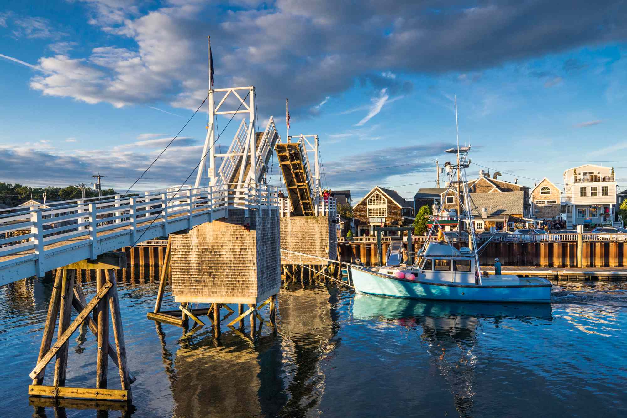 This Charming Maine Town Is the Quintessential New England Summer Getaway, With Beautiful Beaches and Waterfront Lobster Spots #Travel Here’s everything you need to know about visiting Ogunquit, Maine.