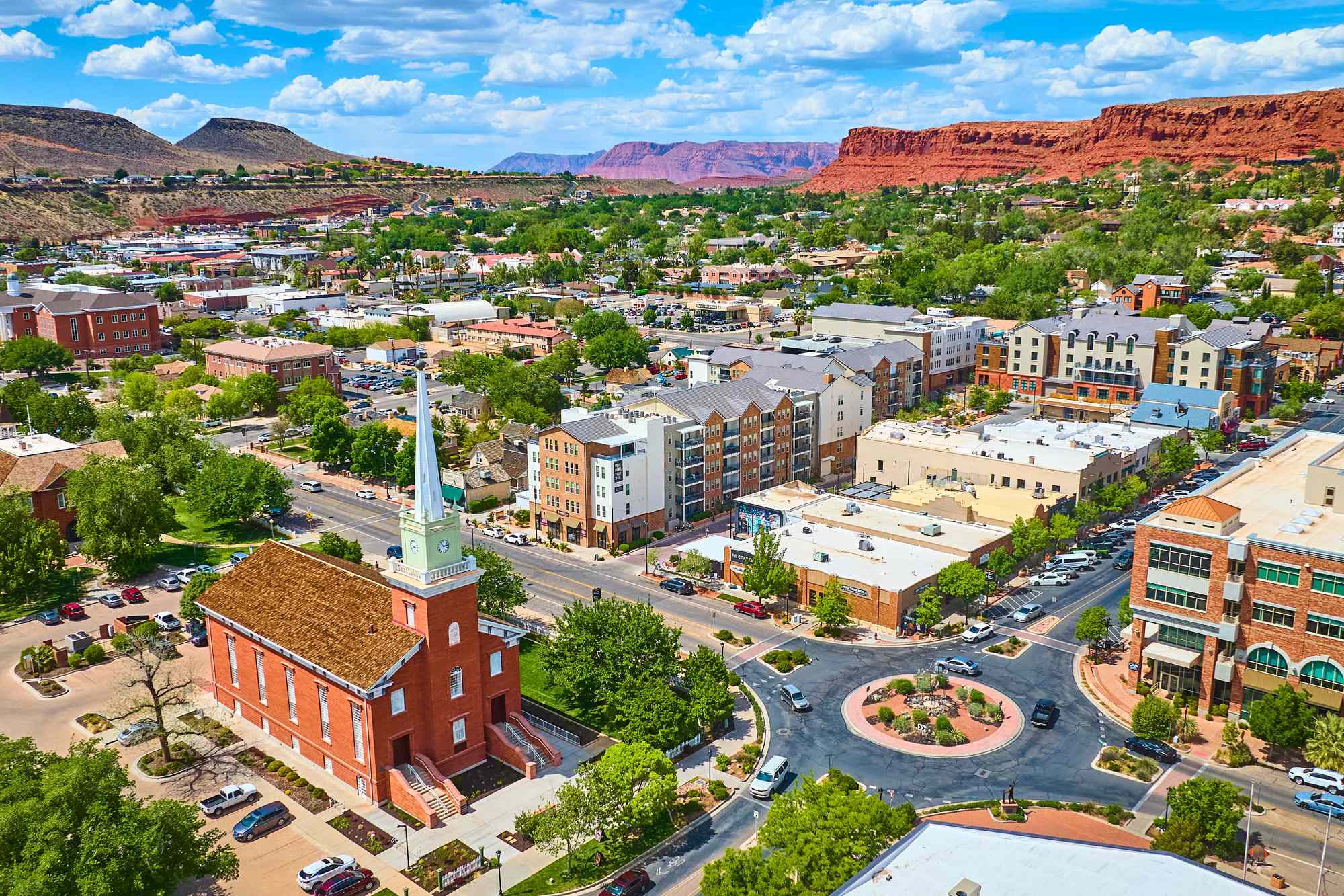 This Utah Destination Has 14 Golf Courses, Incredible Stargazing, and Easy Access to 2 Iconic National Parks #Travel It’s perfect for outdoor adventures.