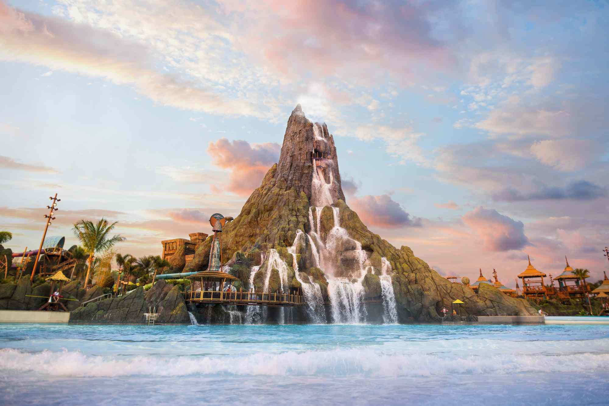 21 Best Water Parks in the U.S. for Thrilling Slides, Wave Pools, and Family Fun #Travel From California to Florida, get your splash on at these outdoor and indoor water parks.