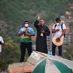 Líderes católicos y trabajadores humanitarios responden a los terremotos en Venezuela #Catholic – (OSV News) — Los líderes y organizaciones católicas de Estados Unidos están respondiendo al llamado de ayuda en Venezuela mientras el país se recupera de dos terremotos mortales que sacudieron la nación con solo unos segundos de diferencia el 24 de junio.
Brittany Wichtendahl, portavoz de Catholic Relief Services (CRS), la agencia oficial de ayuda humanitaria y desarrollo en el extranjero de la Conferencia de Obispos Católicos de EE.UU., declaró a OSV News el 8 de julio que su agencia está “trabajando en estrecha colaboración” con su socio local, Cáritas Venezuela.
Ambas organizaciones forman parte de Cáritas Internationalis, la red humanitaria global de la Iglesia Católica universal.
Wichtendahl confirmó que un “equipo de apoyo para la respuesta ante terremotos de CRS ya está completamente desplegado” en Venezuela. “Las distribuciones apoyadas por CRS comenzaron la semana pasada y, hasta ahora, hemos entregado más de 1.800 kits de alimentos de emergencia, 850 kits de higiene familiar y 400 kits de higiene para bebés”, dijo.

Para suscribirse a nuestro boletín electrónico semanal, haga click aquí.

En un comunicado del 25 de junio, el obispo A. Elías Zaidan, presidente del Comité de Justicia y Paz Internacional de la USCCB, señaló la “significativa pérdida de vidas y la grave destrucción” provocadas por el desastre.
Al menos 3.500 personas perdieron la vida durante los sismos de magnitud 7,2 y 7,5, que ocurrieron con solo 39 segundos de diferencia.
“Mientras se llevan a cabo las labores de rescate, insto a la comunidad internacional a movilizarse en apoyo del pueblo venezolano y a enviar la ayuda humanitaria necesaria para aliviar su sufrimiento”, dijo el obispo Zaidan, líder de la Eparquía Maronita de Nuestra Señora del Líbano de Los Ángeles, con sede en St. Louis.
Las labores de rescate y recuperación se han visto obstaculizadas por las crisis de larga data que ya afectan a Venezuela. Esta nación latinoamericana, que alberga los yacimientos de petróleo más grandes del mundo, ha estado plagada durante años por el autoritarismo, los abusos contra los derechos humanos, la corrupción endémica y el colapso económico.
En una actualización de la situación publicada en su sitio web, CRS señaló que, incluso antes de los dos terremotos, se estima que 7,9 millones de personas ya necesitaban asistencia debido a años de crisis económica, inseguridad alimentaria y servicios públicos debilitados.
En sus declaraciones a OSV el 8 de julio, Wichtendahl dijo que CRS ha enviado hasta la fecha más de 1.600 lonas para apoyo en materia de refugio, al tiempo que ya está desarrollando “planes para la recuperación a largo plazo”.
Hasta el momento, “Caritas Venezuela ha distribuido 5.000 kits de alimentos de emergencia, 3.000 kits de higiene, más de 120.000 litros de agua potable y más de 73.000 suministros médicos y medicamentos”, dijo.
Caritas Venezuela ha suministrado “más de 870 herramientas” para los equipos de búsqueda y rescate, agregó.
Mientras se esforzaban por retirar los escombros, a menudo usando solamente sus manos, muchos venezolanos están expresando su enojo contra la líder venezolana Delcy Rodríguez. La exvicepresidenta llegó al poder en enero tras la captura por parte de Estados Unidos, del entonces líder, el presidente Nicolás Maduro, y de su esposa, Cilia Flores, quienes se encuentran actualmente en Nueva York enfrentando un juicio por narcoterrorismo y otros cargos federales.
En su mensaje, el obispo Zaidan agradeció al gobierno de Estados Unidos por su “colaboración para responder a este desastre natural”.
El 29 de junio, el Departamento de Estado anunció un aumento en su financiamiento para las necesidades humanitarias tras el terremoto, lo que eleva el total a “más de 300 millones de dólares”, según un comunicado oficial.
El financiamiento total para las organizaciones asociadas al Departamento de Estado que responden al desastre –incluidas CRS y otros grupos religiosos– asciende ahora a 200 millones de dólares, señaló el comunicado.
CRS también ha organizado una campaña de donaciones a través de su sitio web, y se aceptan contribuciones por teléfono, correo y diversas plataformas de pago en línea, entre ellas Venmo.
El obispo Zaidan hizo un llamado a los fieles a orar por la ayuda divina para apoyar a los venezolanos.
“Unámonos todos en oración para que Nuestra Señora de Coromoto, patrona de Venezuela, consuele y proteja a sus hijos, y para que la ayuda internacional compasiva llegue rápidamente”, dijo.
Gina Christian es reportera multimedia de OSV News. Sígala en X en @GinaJesseReina. NOTAS: Para apoyar la labor de Catholic Relief Services en Venezuela, visite crs.org.