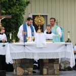 Nuestra Señora Reina de la Paz celebró su fiesta patronal como un signo de unidad en Sussex County #Catholic - La Solemnidad de Nuestra Señora Reina de la Paz fue mucho más que una fiesta patronal para la parroquia Our Lady Queen of Peace, en Branchville. La celebración se convirtió en un signo de unidad al reunir a las comunidades angloparlante e hispanohablante para celebrar juntas a su patrona en un día de oración, fraternidad y alegría.
A lo largo del día, familias de ambas comunidades participaron en las distintas actividades organizadas por la parroquia: juegos para los niños, adoración eucarística y una Misa al aire libre presidida por el párroco, el Padre Philip Tangorra, junto con el Padre Dailon Lisabet, quien acompaña pastoralmente a la comunidad hispana de Sussex County. La jornada concluyó con un picnic parroquial.
Durante la Misa, el Padre Dailon destacó el profundo significado de esta celebración: “aunque hablamos diferentes idiomas, compartimos la misma fe, el mismo Bautismo, la misma Eucaristía, este mismo templo y la misma Madre, María.”
También expresó su agradecimiento al Padre Philip Tangorra por su cercanía, su apertura y el deseo constante de que la comunidad hispana forme parte plenamente de la vida parroquial: “desde que llegué a esta parroquia, uno de los grandes deseos del Padre Philip ha sido que la comunidad hispana no se sienta como un grupo aparte, sino como una parte viva de esta familia parroquial. Ese también ha sido mi deseo y mi misión.”
Tras la Eucaristía, las dos comunidades compartieron alimentos, conversaciones y momentos de convivencia. La comunidad hispana preparó tacos al pastor y raspados de hielo, que fueron recibidos con entusiasmo por todos los asistentes.

Para suscribirse a nuestro boletín electrónico semanal, haga click aquí.

El domingo siguiente, durante la Misa en español, Mary Eileen B. Schoen expresó públicamente su agradecimiento a la comunidad hispana mediante una carta: “gracias por ser una parte tan especial de la solemnidad y del barbecue de Nuestra Señora Reina de la Paz. Los tacos y los raspados fueron todo un éxito. Todos en la parroquia estamos muy agradecidos por su incorporación a nuestra familia parroquial. Que sigamos creciendo juntos en el amor de Dios y unos por otros.”
Susana Cabrera, quien recientemente comenzó a participar en la parroquia junto con su esposo, comentó que se sintió bienvenida desde el primer momento: “fue la primera vez que participé en una Misa al aire libre. Me emocionó ver a las dos comunidades adorando juntas al Santísimo Sacramento y compartiendo la comida como una sola comunidad.”
Stella Guevara también destacó el ambiente vivido durante la celebración: “me pareció espectacular la unión que tuvimos las dos comunidades. Fue un hermoso homenaje a Nuestra Señora Reina de la Paz y ojalá podamos repetir momentos como este.”
Para Pablo Noche y su familia, encargados de preparar los tacos al pastor, la convivencia reflejó el verdadero espíritu de la parroquia: “fue una tarde de fraternidad y unión donde pudimos conocernos mejor y fortalecer los lazos que nos unen como una sola familia en Cristo.”
Más allá de las distintas actividades, el mensaje que quedó en el corazón de muchos fue muy significativo: cuando Cristo y la Eucaristía ocupan el centro de la vida parroquial, las diferencias de idioma y cultura dejan de ser barreras para convertirse en una riqueza para toda la Iglesia. Todo lo vivido durante este día en Branchville fue una manifestación de la universalidad de la Iglesia: una sola fe, una sola familia y un mismo deseo de seguir construyendo comunidad bajo el amparo de María, Reina de la Paz.
 [See image gallery at beaconnj.org]
&nbsp;