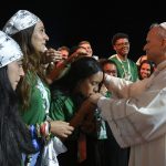 El mensaje del Papa León a la juventud: Jesús no quiere que sean ‘jóvenes de sillón’ #Catholic – ROMA (OSV News) — El Papa León XIV instó a los jóvenes a no ser “jóvenes de sillón” en un mensaje en video del 25 de julio, añadiendo que la Iglesia necesita su energía misionera y su “rebeldía santa”.
“Jesús no los quiere ‘jóvenes de sillón’, adormecidos o instalados en la comodidad del ‘siempre se ha hecho así’”, dijo el Papa León, citando la frase en español que el Papa Francisco utilizó durante su discurso en la Jornada Mundial de la Juventud de 2016 en Cracovia.
En un mensaje de video en español dirigido a los jóvenes de la Prelatura de Chota y Cutervo, Perú, con motivo de la celebración de su II Jornada Diocesana de la Juventud, el Papa los animó a que “sientan el llamado a ser misioneros en sus colegios, en sus universidades, en sus calles y en sus campos”.
La Iglesia “necesita de su rebeldía santa, de su energía limpia, de sus ganas de transformar las realidades de dolor en espacios de esperanza”, afirmó el Papa. “Sirvan con alegría, especialmente a los más olvidados, porque ahí es donde se encuentra el rostro sufriente de Jesús”.

Para suscribirse a nuestro boletín electrónico semanal, haga click aquí.

Este fue uno de los tres mensajes de video que el Santo Padre envió durante el fin de semana a encuentros de jóvenes en todo el mundo.
En un mensaje de video del 26 de julio para el ‘Festival Halleluya’ en Fortaleza, Brasil, el Papa León XIV señaló el ejemplo de San Carlo Acutis, animando a los jóvenes a no perder jamás el “vigor misionero indispensable para transformar este mundo, que necesita tan desesperadamente el Evangelio”.
“En nuestros días, aún son muchas las personas que necesitan saber que es Jesús quien responde a sus deseos más profundos, revelando a la humanidad la verdad sobre sí misma”, dijo en portugués. “¡Proclamen, pues, con valentía que una vida sin Cristo es una vida sin gracia! Él es el Camino, la Verdad y la Vida; es Él quien da sentido a la existencia y a todas las cosas”.
“Dejémonos inspirar por el ejemplo de San Carlos Acutis: él nos muestra cómo mantener siempre a Cristo en el centro, incluso al utilizar la tecnología”, dijo el Papa León a los jóvenes brasileños, según la traducción oficial del Vaticano.
El Santo Padre también los exhortó a usar las redes sociales y la inteligencia artificial “con moderación y disciplina”, y advirtiendo que estas herramientas pueden arrastrar a las personas a “un mundo irreal, en el que lo efímero, las meras apariencias y el engaño terminan por ocupar el lugar de los verdaderos valores y de lo que realmente importa”.
El Papa reconoció que el entusiasmo que se siente en una festividad como el ‘Festival Halleluya’ puede desvanecerse con el tiempo, y dijo que para mantenerlo es necesario permanecer en la presencia de Dios a través de la oración, con “constancia, perseverancia y la firme certeza de que el Padre Celestial nunca nos abandona”.
Citando al Papa Benedicto XVI, añadió: “¡No tengan, pues, miedo de Cristo! Él no quita nada, lo da todo”.
En un tercer mensaje en video, dirigido a los jóvenes reunidos en Lamego, Portugal, para la segunda Jornada Nacional de la Juventud “Rejoice” (Alégrate), el Papa León reflexionó sobre sus recientes encuentros con jóvenes católicos –desde el Jubileo de los Jóvenes en Roma hasta una vigilia juvenil durante su viaje apostólico a España– y expresó su entusiasmo ante la Jornada Mundial de la Juventud que se celebrará en Seúl, Corea del Sur, en agosto de 2027.
“Siempre es especial estar con los jóvenes, ¡porque el entusiasmo de su fe es contagioso!”, dijo el Papa.
El Papa León animó a los jóvenes a “aprovechar lo que les inquieta para –en momentos de oración y silencio, en diálogo con Dios– preguntarle: Señor, ¿qué quieres que haga en la Iglesia y en el mundo? ¿Cuál es mi vocación? ¿Me llamas a formar una familia a través del matrimonio? ¿O me llama a la vida sacerdotal? ¿O a la vida religiosa’”.
“¡No tengan miedo de la inquietud que llevan dentro! Aprovechen ese impulso para acercarse aún más a Cristo y para dar testimonio de los valores del Evangelio”, dijo el Papa.
Courtney Mares es editora de temas del Vaticano para OSV News. Sígala en X en @catholicourtney.
&nbsp;
