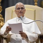 El Papa León afirma que el domingo es fundamento y núcleo del año litúrgico #Catholic – CIUDAD DEL VATICANO (CNS) — El Papa León XIV instó a los católicos a reunirse en persona para la Misa dominical y pidió que se establezcan condiciones de trabajo que permitan a las personas asistir, afirmando que el domingo es “fundamento y el núcleo de todo el año litúrgico”.
“Para santificar el domingo es fundamental celebrar la Eucaristía”, dijo el Papa durante su audiencia general del 12 de agosto en la Basílica de San Pedro. El Santo Padre instó a todos “a crear las mejores condiciones posibles para que también puedan participar en la Santa Misa aquellos que los domingos no tienen la posibilidad de ausentarse del trabajo”.
Continuando con su serie de catequesis sobre los documentos del Concilio Vaticano II, el Papa León reflexionó sobre “Sacrosanctum Concilium”, la Constitución sobre la Sagrada Liturgia. El año litúrgico no es una representación estática de acontecimientos pasados, sino un encuentro continuo con Cristo, señaló.
En su centro está la Pascua, cuando Cristo resucitó de entre los muertos, y por esa razón, dijo el Papa, es esencial que los fieles santifiquen el Día del Señor reuniéndose para celebrar la Eucaristía.

Para suscribirse a nuestro boletín electrónico semanal, haga click aquí.

“Que nuestra participación activa y nuestro testimonio firme nos ayuden a adentrarnos cada vez más profundamente en la realidad de pertenecer a Cristo, y que anticipemos con esperanza su venida en gloria”, dijo en sus comentarios dirigidos a los peregrinos de habla inglesa.
El Papa León recordó la descripción que hizo San Juan Pablo II del domingo como la “Pascua semanal” y “el día del Señor, el día de la Iglesia, el día del hombre y, por último el ‘día de los días’”.
Incluso en idiomas como el inglés y el alemán, donde el nombre del domingo hace referencia al “día del sol”, el Papa León señaló que los cristianos pueden discernir una alusión a Cristo, “el verdadero ‘sol de justicia’ que ilumina a todo hombre”.
Escuchar la palabra de Dios, recibir el cuerpo de Cristo y reunirse los domingos, dijo el Papa, permite a “la comunidad cristiana” hacer “visible su comunión con el Señor” y dar testimonio de su fidelidad a Cristo y a la Iglesia.
“Esta asamblea no puede sustituirse por una presencia meramente virtual, ni se reduce a una reunión meramente pasiva”, afirmó, subrayando que la asamblea litúrgica se realiza a través de la participación activa de los fieles.
Dirigiéndose a los peregrinos de habla hispana, el Papa León también expresó su cercanía con las personas afectadas por el fuerte terremoto que sacudió Colombia el 10 de agosto, causando la muerte de cientos de personas y dejando a muchas otras heridas o desaparecidas. Los equipos de rescate continúan trabajando para encontrar a los sobrevivientes que siguen enterrados bajo los escombros.
“Mientras ruego al Señor por el eterno descanso de los fallecidos, aseguro mis plegarias por sus familias y todos los que han sido golpeados por esta tragedia”, dijo. “Manifiesto mi gratitud a cuantos trabajan en las labores de rescate y de asistencia a los damnificados”.
&nbsp;
