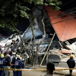 El Papa León XIV ora por las víctimas del terremoto en Colombia #Catholic – (OSV News) — El Papa León XIV expresó su profunda tristeza por las muertes y la destrucción provocadas por el fuerte terremoto que sacudió Colombia y dejó más de 100 muertos y decenas de edificios derrumbados.
El Papa ofreció sus oraciones “por el eterno descanso de los fallecidos y eleva al Señor sus oraciones por la pronta recuperación de los afectados por esta tragedia”, según un telegrama dirigido al arzobispo Francisco Javier Múnera Correa de Cartagena, presidente de la Conferencia Episcopal Colombiana, firmado por el cardenal Pietro Parolin, Secretario de Estado del Vaticano.
El terremoto sacudió el país la mañana del 10 de agosto; se publicaron cientos de videos en línea en los que se veía a personas huyendo al aire libre mientras el suelo bajo sus pies temblaba violentamente.
La Asociación Colombiana de Ciudades Capitales informó que el número de muertos ascendió a 132, con más de 570 heridos. La asociación, que es una red de las principales ciudades de Colombia, señaló que se espera que la cifra cambie a medida que continúen las evaluaciones de daños en las zonas afectadas.
En su mensaje, publicado por el Vaticano el 11 de agosto, el cardenal Parolin transmitió las condolencias del Papa “a los familiares que, en esta hora de profundo dolor, lloran la pérdida de sus seres queridos”.

Para suscribirse a nuestro boletín electrónico semanal, haga click aquí.

“De igual modo, asegura su cercanía espiritual y manifiesta su gratitud a cuantos con generosa entrega, trabajan en las labores de búsqueda, socorro y asistencia a los damnificados”, dijo el telegrama.
El Papa pidió también, por intercesión de la Bienaventurada Virgen María, que el Señor “derrame sobre el querido pueblo colombiano los dones de la fortaleza espiritual y la esperanza cristiana”, concluyó el mensaje.
Según el Servicio Geológico Colombiano (SGC), el epicentro del sismo se ubicó en el departamento noroccidental de Chocó, y fue “el sismo que se ha sentido más fuerte en la última década en Colombia”.
El Servicio Geológico también informó que, hasta la tarde del 10 de agosto, se habían registrado en el país 18 réplicas con magnitudes entre 1,4 y 4,8 desde el sismo inicial.
En un mensaje publicado el 10 de agosto, la Conferencia Episcopal de Colombia expresó su cercanía con las víctimas del mortal sismo de magnitud 7,4.
“Oramos por quienes han perdido la vida para que Dios les conceda el descanso eterno; por las personas que aún se encuentran desaparecidas; por los heridos y las familias damnificadas”, dijeron los obispos.
Los obispos también oraron por los organismos de socorro y personal médico, así como por las autoridades militares y gubernamentales, y “todas las personas que, con generosidad y valentía, trabajan en las labores de búsqueda, rescate y atención de los afectados”.
“Este momento doloroso nos recuerda que nadie puede afrontar solo una emergencia de esta magnitud”, se lee en el comunicado. “Colombia está llamada, una vez más, a reconocerse como una sola familia y a responder al sufrimiento de sus hermanos con generosidad, responsabilidad y solidaridad”.
Entre los videos que mostraban la destrucción causada por el sismo había uno de la Catedral Basílica de Nuestra Señora del Rosario en Manizales, así como imágenes de varias iglesias que sufrieron graves daños
La Arquidiócesis de Manizales también compartió un video de 10 segundos que muestra una Misa que se estaba celebrando cuando ocurrió el sismo por la mañana.
En un mensaje de video dirigido a los fieles de la ciudad, el arzobispo José Miguel Gómez de Manizales expresó que, si bien la arquidiócesis continúa evaluando los daños a las iglesias, “ahora lo más importante son ustedes: los fieles, los sacerdotes y todos los vecinos que también padecieron lo mismo”.
“Dios, nuestro Señor, nunca nos abandona y en estos momentos es cuando, elevando la mirada hacia Él, tenemos todos que, con humildad y con sencillez, pedirle a Él las gracias que nos hacen falta para vivir estas dificultades”, dijo el arzobispo Gómez.
El arzobispo también invocó la intercesión de Nuestra Señora del Rosario, pidiéndole que consuele y reconforte a los afectados por el desastre natural. Asimismo, instó a la población a seguir las indicaciones de las autoridades.
“Y, siguiendo esas instrucciones, busquen siempre estar atentos a los que más sufren, para que ninguna persona se quede sin atención en estos momentos de dificultad”, concluyó antes de impartir su bendición.
La Conferencia Episcopal de Colombia informó que las diócesis de todo el país están estableciendo puntos de acopio para garantizar la distribución de alimentos a albergues, hospitales y comunidades en las zonas afectadas.
Los obispos también dijeron que Cáritas Colombia ha activado su Servicio Nacional de Emergencias para recaudar fondos y brindar asistencia directa “a las jurisdicciones y comunidades que resultaron mayormente afectadas por esta tragedia”.
Junno Arocho Esteves es corresponsal internacional de OSV News. Síguelo en X @jae_journalist.
&nbsp;
