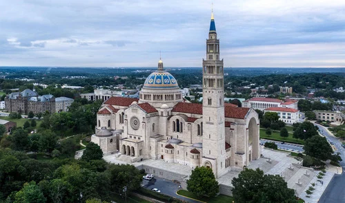 La Iglesia diocesana se pone en camino: Paterson peregrina unida a Washington #Catholic – Cada tres años, la Diócesis de Paterson recibe una invitación poco común: peregrinar como una sola familia hacia la Basílica del Santuario Nacional de la Inmaculada Concepción, en Washington, D.C. Este año, esa invitación vuelve a estar sobre la mesa. El sábado 17 de octubre, el obispo Kevin J. Sweeney encabezará la Peregrinación Mariana Diocesana, acompañado por sacerdotes y fieles de parroquias de toda la diócesis.
Será una jornada de oración en uno de los santuarios católicos más importantes del país y, sobre todo, una ocasión para reconocerse como Iglesia. La peregrinación reúne a personas de distintas edades, culturas y comunidades parroquiales; muchas no se han visto nunca, pero todas llegan como parte de un mismo cuerpo, unidas por el deseo de caminar juntas y acercarse más al Señor.





LEARN MORE/REGISTER:
Diocesan Marian Pilgrimage
Oct. 17, 2026




Mucho más que un viaje
Peregrinar es una práctica antigua en la vida de la Iglesia y no se agota en visitar un lugar sagrado: el camino mismo se convierte en experiencia de fe. Durante la jornada en Washington, los peregrinos podrán recorrer las capillas de la Basílica, recibir el sacramento de la Reconciliación, participar en sesiones de catequesis en inglés y español y rezar la Coronilla de la Divina Misericordia. El momento central será la Santa Misa de las 2:30 p. m., presidida por el obispo Sweeney y concelebrada por sacerdotes de la diócesis. Para quienes nunca han estado allí, el día ofrece además la oportunidad de conocer uno de los templos católicos más significativos de los Estados Unidos.
Ese es el caso de Claudia Soria, coordinadora de Educación Religiosa de St. Anthony of Padua Parish, en Passaic, para quien esta será tanto su primera peregrinación diocesana como su primera visita a la Basílica Nacional. Soria cuenta que siente “un llamado en mi corazón a participar en la peregrinación” y que quiere ofrecer el viaje “como un acto de fe, agradeciendo a Dios por sus bendiciones y buscando una conexión más profunda con Él”. Conocer el santuario por primera vez será, dice, “un sueño hecho realidad”, y espera encontrar allí un espacio de paz, oración y encuentro con Dios.
De todos los momentos del día, el que más aguarda es la Eucaristía: participar en la Misa junto a tantos otros peregrinos y recibir al Señor será, asegura, lo más significativo de la experiencia. Valora también el encuentro con católicos de otras comunidades, porque peregrinar con hermanos y hermanas de distintas parroquias “es un regalo” y “un recordatorio de que somos parte de una gran familia en Cristo, unidos en la fe y en la oración”.

Para suscribirse a nuestro boletín electrónico semanal, haga click aquí.

Una invitación para todos
El obispo Sweeney ha invitado personalmente a los fieles a considerar el viaje. Una peregrinación, ha señalado, trae gracias y bendiciones espirituales, puede ser una experiencia especialmente hermosa para jóvenes y familias, y recuerda algo esencial de la identidad cristiana: somos un pueblo peregrino.
Este año, además, la fecha tiene un eco particular. La peregrinación se realiza mientras el país celebra el 250 aniversario de la independencia de los Estados Unidos, lo que convierte la jornada en una ocasión para dar gracias por las bendiciones recibidas y para rezar por la nación, confiándola a la intercesión de la Inmaculada Concepción, su patrona. La experiencia prolonga también el espíritu del Jubileo de 2025 y su llamado a ser “Peregrinos de Esperanza”: el Año Jubilar terminó, pero el camino de la fe continúa.
Dos maneras de participar
Un día: Sábado 17 de octubre,  por persona, con transporte en autobús y las actividades del día en la Basílica. La salida de regreso desde Washington está prevista para las 4:15 p. m. La fecha límite de inscripción es el 1 de octubre.
Dos días: Viernes 16 y sábado 17 de octubre, con transporte, visita al Museum of the Bible con almuerzo, alojamiento en el Westin Hotel, cena con el obispo Sweeney el viernes y desayuno el sábado antes de la peregrinación en la Basílica. El costo es de 5 por persona en habitación doble o 5 en habitación individual. La fecha límite de inscripción es el 11 de septiembre.
Soria espera que la jornada fortalezca su compromiso con la fe y regresar a casa “con un corazón lleno de gratitud, una fe renovada y el deseo de compartir lo vivido con mi comunidad”. A quienes aún lo están pensando, les dice que “no lo piensen más”: peregrinar a Washington será, en sus palabras, “una oportunidad para acercarse a Dios, conocer a otros creyentes y vivir momentos de profunda oración”.
Al final, ese es el sentido de toda peregrinación: ponerse en camino buscando al Señor y volver a casa con una fe renovada. En octubre, la Diócesis de Paterson volverá a hacerlo, y la invitación está abierta para que las parroquias caminen juntas hacia Washington como una sola Iglesia.
 [See image gallery at beaconnj.org]