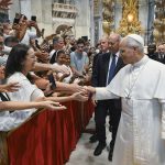 La música sacra debe ser digna y reflejar el misterio que se celebra, dice el Papa León #Catholic – CIUDAD DEL VATICANO (CNS) — Cantar e interpretar música durante la liturgia es una parte integral y necesaria de la celebración, lo que significa que es mucho más que un “adorno”, afirmó el Papa León XIV.
“En la liturgia, cantar y tocar significa rezar, sintonizando el propio corazón con el de las hermanas y los hermanos y con Dios, en la participación activa en el misterio celebrado”, señaló durante su discurso en la audiencia general en la Basílica de San Pedro el 19 de agosto.
Lejos de ser meramente decorativa, por lo tanto, la música sagrada es “un tesoro de profundo valor. Siempre debe ser digna, inspirarse en la Sagrada Escritura y reflejar la grandeza del misterio celebrado”, agregó el Santo Padre, en sus comentarios en inglés.
Durante la audiencia, el Papa también invitó a todos los católicos a cultivar continuamente “una auténtica conciencia de la paz”.
“Que reconozcan sinceramente que la paz es un don precioso y grandioso, y que requiere un compromiso firme y constante para lograrla, siguiendo con honestidad y veracidad los caminos que la construyen y la sostienen en la sociedad”, dijo en italiano.
En su catequesis principal, el Papa León continuó su serie de charlas sobre el Concilio Vaticano II, centrándose en la importancia de la música sacra tal como se describe en la constitución del concilio sobre la liturgia sagrada, “Sacrosanctum Concilium”.
“De hecho, cantar y tocar un instrumento musical son actos de oración”, dijo a los angloparlantes al leer su resumen en inglés. “La música, por lo tanto, fomenta nuestra unidad al alabar a Dios y abre nuestros corazones para que sean moldeados por su gracia”.
El texto del concilio “confirma y profundiza en la función ministerial de la música en la liturgia, ya resaltado por San Pio X” en 1903 con su documento “Tra Le Sollecitudini” (“entre las preocupaciones”), señaló el Papa León en su discurso principal en italiano.
Los Padres conciliares reconocieron que, por lo tanto, son necesarios “algunas exigencias”, siendo la primero de ellas la necesidad de “responder en todos los niveles a lo que resulta más adecuado para el momento de la celebración”, más allá de las modas o de las sensibilidades particulares de los compositores, señaló.

Para suscribirse a nuestro boletín electrónico semanal, haga click aquí.

“La forma, especialmente en su aspecto melódico, debe ser a la vez noble y sencilla, de alta calidad musical y fácil de ejecutar, sobretodo cuando está destinada a ser cantada por toda la asamblea”, agregó, refiriéndose a las enseñanzas del documento conciliar.
El concilio recomendó que “los textos también sean adecuados, profundos y, al mismo tiempo, simples de comprender, inspirados principalmente en la Sagrada Escritura, en los libros litúrgicos y en la Tradición espiritual de la Iglesia”, para que “la ley de la oración”, que es también “la ley de la fe”, se mantenga viva y crezca dijo el Papa.
“‘Sacrosanctum Concilium’ dedica mucho espacio al tema de la participación activa de los fieles”, porque se hace hincapié en fomentar una “mayor toma de conciencia del misterio que se celebra y de su relación con la vida cotidiana” en un “espíritu de conversión constante”, dijo, citando al Papa Benedicto XVI.
Cada ministro y miembro de los fieles está llamado a desempeñar las funciones que le corresponden en un “equilibrio armonioso entre los distintos ministerios, las diversas intervenciones y los momentos de silencio”, agregó.
El concilio concede “gran importancia al canto gregoriano, sin excluir de la celebración otros géneros de música sagrada”, así como al órgano, señaló. Se permite el uso de otros instrumentos siempre y cuando sean aptos para el uso sagrado “y contribuyan realmente a la edificación de los fieles”, añadió, citando “Sacrosanctum Concilium”.
Dado que la inculturación formaba parte de la reforma del concilio, incluso en el ámbito de la música sacra, los Padres conciliares subrayaron la importancia de tomar en seria consideración las tradiciones musicales de las diferentes culturas, haciendo todo lo posible por promover la música tradicional.
Se debe fomentar la formación y la práctica de la música sacra en los seminarios, noviciados y otras instituciones católicas, señaló, mientras que los compositores de música sacra deben “conocer y preservar el patrimonio musical de la Iglesia”.
Para garantizar la dignidad y excelencia de las nuevas composiciones, estas deben estar “al servicio de la liturgia, , respetando la sensibilidad contemporánea y las diferentes tradiciones culturales, de modo que ‘purificar el culto de impropiedades de estilo, de formas de expresión descuidadas, de músicas y textos desaliñados, y poco acordes con la grandeza del acto que se celebra, para asegurar dignidad y bondad de formas a la música litúrgica’”, afirmó el Papa León, citando el documento de San Juan Pablo II de 2003 sobre música sacra.
“Queridos hermanos y hermanas, los Padres de la Iglesia concedieron gran importancia al canto litúrgico, símbolo de la comunión eclesial”, dijo el Papa León, pidiendo, como decía San Ignacio de Antioquía, que “cada uno de vosotros también se convierta en coro, a fin de que, en la armonía de vuestra concordia, toméis el tono de Dios en la unidad, cantéis a una sola voz por Jesucristo al Padre”.
&nbsp;