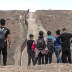 Organización católica atraviesa dificultades ante la interrupción de fondos federales para representar a menores no acompañados #Catholic – (OSV News) — Un ministerio de asistencia legal de la Diócesis de El Paso, Texas, que atiende a decenas de miles de personas, ha agotado sus reservas tras siete meses sin recibir pagos del gobierno federal por su programa de representación de niños inmigrantes no acompañados.
“Se han agotado por completo debido a la situación actual”, declaró Melissa López el 20 de julio. Ella es la directora ejecutiva de Estrella del Paso, anteriormente conocida como Diocesan Migrant and Refugee Services (DMRS), una organización que presta servicios legales en el oeste de Texas y Nuevo México a clientes provenientes principalmente de América Latina.
DMRS surgió de una colaboración entre la Diócesis de El Paso y la Conferencia de Obispos Católicos de los Estados Unidos (USCCB, por sus siglas en inglés) en respuesta al programa de amnistía de 1986 para personas que se encontraban en el país sin autorización. La agencia pasó a trabajar bajo subcontrato gubernamental para brindar representación legal a menores no acompañados, cumpliendo así con un mandato del Congreso. Los pagos solían ser muy regulares, señaló López. La organización se constituyó como una entidad sin fines de lucro independiente en 1990 y adoptó el nombre de Estrella del Paso en 2023.
En marzo de 2025, Estrella del Paso y otras organizaciones que brindan servicios legales a niños migrantes no acompañados demandaron a los Departamentos de Salud y Servicios Humanos e Interior, así como a la Oficina de Reasentamiento de Refugiados, debido a la retirada de fondos para este servicio. Un juez federal emitió una orden judicial temporal que obligó a los departamentos a seguir pagando por los servicios; en el caso de Estrella del Paso, la deuda acumulada hasta la fecha asciende a aproximadamente 900.000 dólares. Esa cifra aumentará después de finales de julio, señaló López.

Para suscribirse a nuestro boletín electrónico semanal, haga click aquí.

La jueza de distrito de EE.UU. Araceli Martínez-Olguín ordenó a los demandantes, el 16 de julio, reunirse con el gobierno federal para llegar a un acuerdo sobre los montos impagos antes de la próxima audiencia, que estaba programada para el 23 de julio.
Más allá del dinero adeudado, se desconoce qué sucederá con la continuidad del contrato con el gobierno. López indicó que el contrato debe renovarse a finales de julio, pero la situación actual hace que el futuro de sus servicios sea aún más incierto. Por este motivo, declaró a OSV News, el equipo de Estrella del Paso tomó la decisión el 17 de julio de no aceptar más casos de niños no acompañados. No obstante, continuarán trabajando en los varios cientos de casos que ya tienen a su cargo.
Al preguntársele si la organización tendría que cerrar sus puertas, López –empleada de la entidad desde hace 19 años– respondió: “Si depende de mí, no. Pero, ciertamente, sería ingenuo por nuestra parte no contemplar esa posibilidad”.
“Nos encontramos en una situación muy precaria en la que corremos el riesgo de incumplir nuestras obligaciones”, afirmó. “Si no podemos pagar a nuestro personal, no habrá nadie para prestar los servicios. Esa es nuestra obligación más importante: los salarios y las prestaciones. Pero también tenemos obligaciones con el arrendador y debemos cubrir nuestros… gastos operativos”.
Si bien hasta hace poco la oficina ayudaba a unos 6.500 menores al año –evaluando si requerían representación legal y proporcionándosela en caso necesario–, también presta asistencia a personas inmersas en procesos de deportación, refugiados que solicitan asilo y migrantes que huyen de la violencia doméstica, entre otros servicios.
Sin embargo, López señaló que el año pasado el gobierno recortó subvenciones por valor de más de 2 millones de dólares destinadas a otros dos programas para menores no acompañados: el servicio de asistencia en los tribunales de inmigración y el programa de orientación sobre el sistema legal.
Los clientes menores de edad de la organización son principalmente adolescentes, indicó.
“Considero que a los niños se les debe tratar con un cuidado y una atención especiales. Y, además, hay que tener en cuenta que estamos hablando de niños que han sufrido traumas”, afirmó López.
El obispo Mark J. Seitz, de El Paso y presidente de la junta directiva de Estrella del Paso, comentó que le han preguntado por qué los padres permiten que sus hijos viajen solos a este país, realizando a menudo peligrosos cruces fronterizos.
“La respuesta que doy es que lo hacen porque los aman profundamente. La gente debe entender que es un sacrificio enorme, un acto de amor, dejar partir a quienes más amas en el mundo”, explicó a OSV News.
“Pero lo permiten” debido a lo que podría suceder si se quedan, señaló. “Porque dicen: ‘Mi hijo probablemente morirá’. O, al menos, si es una niña, será víctima de violación y abusos; si es un niño, será reclutado por pandillas, obligado a matar y a sufrir las consecuencias de ese estilo de vida”, afirmó.
El obispo Seitz también señaló como factores adicionales que impulsan la llegada de niños no acompañados a Estados Unidos son la pobreza extrema y el hecho de que los menores cruzan la frontera con la intención de encontrar trabajo para ayudar a sus familias.
El obispo dijo: “Todo inmigrante que cruce debe ser evaluado. Y se debe determinar si tienen una razón por la cual regresar sería peligroso para ellos, o cuáles son las circunstancias”.
“De eso es de lo que deberían tratar estos procedimientos judiciales. No estamos en contra de los procedimientos judiciales. Estamos en contra de los procedimientos que no dan a los niños la oportunidad de exponer su caso, que no les permiten el debido proceso conforme a nuestras leyes”, explicó el obispo Seitz.
La directora de comunicaciones de Estrella del Paso dijo a OSV News que, “por extrema precaución”, los clientes de la organización no hablan con los medios de comunicación y se muestran reticentes incluso cuando se les ofrece el anonimato.
Bajo las actuales medidas severas de inmigración del presidente Donald Trump, este temor no solo afecta a los migrantes. Incluso los donantes se muestran cautelosos, señaló López, quien comentó que ha estado realizando una campaña de recaudación de fondos este verano.
Aun así, señaló que en el último mes han surgido donantes “increíblemente valientes”.
Asimismo, a Lopez le reconforta la dedicación del personal, a pesar de que hay puestos vacantes y existe la amenaza de posibles despidos.
“Su principal pregunta es: ‘¿Qué pasará con mis clientes? ¿Qué pasará con los niños… si no estamos aquí?’”, comentó. “Creo que lo más extraordinario de toda esta situación es que, a pesar de que esto podría tener consecuencias muy reales para nuestro equipo y sus vidas personales, siguen totalmente centrados en las personas a las que atendemos”.
Simone Orendain es corresponsal de OSV News. Escribe desde Chicago.
&nbsp;